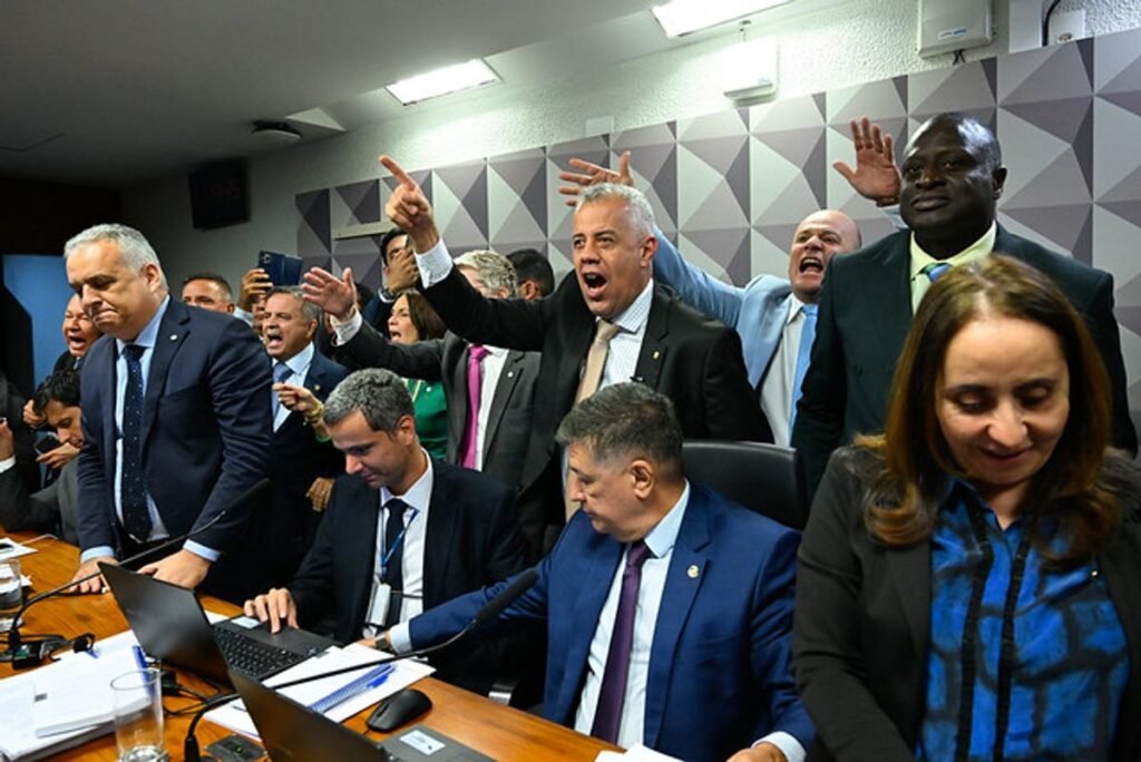 Por que a decisão do STF sobre o INSS é importante? O STF encerrou a CPMI do INSS, destacando que a criação de comissões é um direito das minorias no Congresso. Isso reforça a importância das CPIs como ferramenta de fiscalização. Como a decisão do STF afeta a CPI do Master? A decisão pressiona o Senado a instalar a CPI do Master, que investiga suspeitas no setor financeiro, mostrando que as minorias têm respaldo jurídico para exigir sua abertura. O que motivou o encerramento da CPMI do INSS? A maioria dos ministros do STF decidiu que estender o prazo de uma comissão é uma decisão política do Legislativo, não cabendo ao Judiciário interferir. Qual foi o placar da votação no STF? A liminar que mantinha a CPMI do INSS foi derrubada por 8 votos a 2, reafirmando a autonomia do Congresso em suas apurações internas. Por que a oposição perdeu o prazo no caso do INSS? A oposição não conseguiu estender o prazo da CPMI do INSS, mas a decisão do STF reforçou o direito constitucional de instalar CPIs, desde que cumpridos os requisitos formais. Qual é a relação entre a decisão do STF e a CPI do Master? A decisão do STF deu novos argumentos jurídicos para a oposição cobrar a abertura da CPI do Master, que está travada há meses no Senado. Por que a CPI do Master é considerada sensível? A investigação envolve suspeitas no sistema financeiro e possíveis relações entre integrantes da Corte e um banco, tornando o tema delicado. O que a oposição acredita sobre o encerramento das investigações? Parlamentares da oposição veem um alinhamento estratégico para encerrar investigações que poderiam ampliar a crise institucional antes das eleições. Qual foi a reação da base do governo? A base do governo orquestrou a derrubada do relatório do deputado Alfredo Gaspar, que pedia mais de 200 indiciamentos, incluindo o filho do presidente Lula. Quais são as consequências da não aprovação do relatório? Sem aprovação, o relatório não gera consequências formais, como o envio de provas ao Ministério Público, limitando o impacto das investigações. O que os senadores Eduardo Girão e Alessandro Vieira fizeram? Eles entraram com um mandado de segurança no STF para garantir a abertura da CPI do Master, argumentando que o pedido tem mais que o dobro das assinaturas necessárias. Por que o pedido da CPI do Master está travado? Apesar de ter assinaturas suficientes, a leitura do requerimento em plenário está sendo adiada, sem justificativa legal, segundo os senadores. Qual é a importância das CPIs para a democracia? As CPIs são ferramentas essenciais de fiscalização e controle, permitindo que minorias no Congresso investiguem temas de interesse público. Como a decisão do STF pode impactar futuras CPIs? Reafirmando o direito das minorias, a decisão pode facilitar a instalação de futuras CPIs, fortalecendo o papel fiscalizador do Congresso. O que esperar do desfecho da CPI do Master? Com a pressão crescente e respaldo jurídico, há expectativa de que o Senado avance na instalação da CPI, trazendo à tona questões sensíveis do setor financeiro.