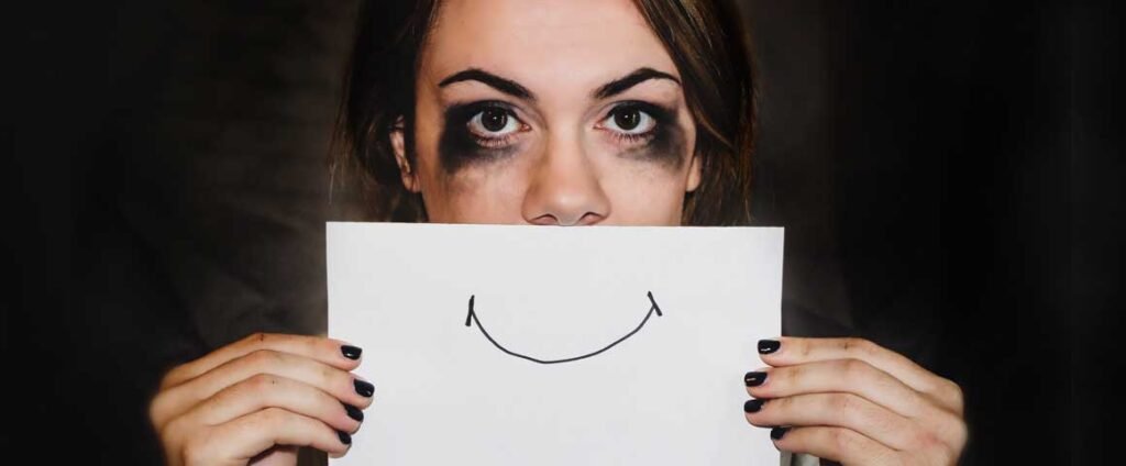 **Por que tentar agradar a todos o tempo inteiro é uma das piores coisas que você pode fazer?** Você já se perguntou por que sente a necessidade de **agradar a todos** o tempo todo? Essa é uma questão comum que muitas pessoas enfrentam diariamente. Segundo a publicação do site Refletir para Refletir, essa prática pode ser prejudicial tanto para o seu bem-estar emocional quanto para o seu desenvolvimento pessoal. **O que significa tentar agradar a todos?** Tentar agradar a todos envolve moldar suas palavras e ações para atender às expectativas dos outros, muitas vezes à custa de suas próprias necessidades e desejos. Isso pode incluir evitar conflitos, dizer "sim" quando você realmente quer dizer "não", e constantemente buscar aprovação externa. **Por que as pessoas sentem a necessidade de agradar os outros?** De acordo com especialistas, essa necessidade pode surgir de várias fontes, incluindo baixa autoestima, medo de rejeição ou uma educação que valorizou excessivamente a conformidade e a aprovação dos outros. Muitas vezes, essas pessoas acreditam que, ao agradar os outros, serão mais aceitas e amadas. **Quais são os impactos negativos de tentar agradar a todos?** Tentar agradar a todos pode levar a uma série de consequências negativas. Primeiramente, pode resultar em **estresse** e **ansiedade**, pois a pessoa está constantemente preocupada com a opinião dos outros. Além disso, pode levar ao **esgotamento emocional**, já que a pessoa está sempre colocando as necessidades dos outros acima das suas. Segundo a publicação, isso pode também prejudicar a **autenticidade**, pois a pessoa pode perder o contato com quem realmente é e o que realmente deseja. **Como isso afeta os relacionamentos pessoais?** Nos relacionamentos pessoais, essa tendência pode criar um desequilíbrio, onde uma pessoa está sempre dando e a outra sempre recebendo. Isso pode levar a ressentimentos e a uma sensação de ser subestimado ou não apreciado. Além disso, a falta de assertividade pode impedir que a pessoa estabeleça limites saudáveis, o que é essencial para relacionamentos equilibrados e respeitosos. **O que pode ser feito para mudar esse comportamento?** Para mudar esse comportamento, é importante primeiro reconhecer e aceitar que é impossível agradar a todos. Desenvolver a **autoestima** e praticar a **autoaceitação** são passos cruciais. Aprender a dizer "não" e estabelecer limites claros também são habilidades importantes a serem desenvolvidas. Segundo a publicação, buscar apoio de amigos, familiares ou profissionais pode ser útil nesse processo de mudança. **Qual é o papel da comunicação assertiva nesse contexto?** A comunicação assertiva é fundamental para quem deseja parar de tentar agradar a todos. Ela envolve expressar suas necessidades e desejos de maneira clara e respeitosa, sem se sentir culpado ou temeroso de desapontar os outros. Essa habilidade pode ajudar a construir relacionamentos mais saudáveis e equilibrados. **Como lidar com a culpa de não agradar a todos?** Sentir culpa por não agradar a todos é comum, mas é importante lembrar que essa culpa é muitas vezes infundada. Praticar a **autocompaixão** e lembrar-se de que é humano e normal não atender a todas as expectativas pode ajudar a aliviar esse sentimento. Segundo a publicação, é essencial focar no que é realmente importante para você e no que te faz feliz. **Conclusão** Tentar agradar a todos o tempo inteiro pode ser uma das piores coisas que você pode fazer para si mesmo. Isso pode levar a estresse, esgotamento emocional e relacionamentos desequilibrados. Ao reconhecer esse comportamento e trabalhar para desenvolver a autoestima e a assertividade, é possível viver uma vida mais autêntica e satisfatória. Como mencionado na publicação do Refletir para Refletir, é essencial lembrar que a única pessoa que você realmente precisa agradar é você mesmo.