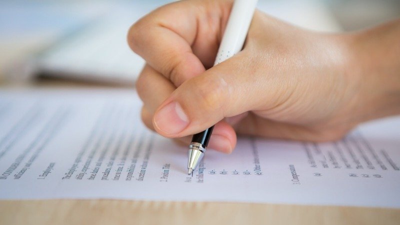 Mais de 5.700 vagas abertas de uma vez e inscrições gratuitas: quantas vezes uma oportunidade assim aparece sem aviso para tanta gente ao mesmo tempo? A resposta já chama atenção por si só, mas ela levanta outra pergunta ainda mais importante: essas vagas são para quê, exatamente? Antes de chegar ao centro da notícia, vale entender por que esse processo seletivo ganhou tanto destaque. Não se trata apenas de um número alto. O volume de oportunidades aponta para um movimento maior, ligado ao reforço da rede pública de ensino e à necessidade de ampliar o atendimento nas unidades educacionais. Mas quem pode disputar essas vagas? É aí que o cenário começa a ficar mais interessante. O processo contempla cargos de níveis médio e superior, o que amplia bastante o alcance da seleção. E quando se olha com mais cuidado, surge um detalhe que quase passa despercebido: a maior parte das oportunidades está concentrada em funções que atuam diretamente no suporte ao cotidiano escolar. Quais funções são essas? A principal delas é a de auxiliar de sala, com 3.520 vagas. E é justamente aqui que muita gente se surpreende, porque esse número sozinho já mostra o tamanho da demanda por apoio pedagógico nas escolas. Só que não para por aí. Também há vagas para merendeiros, com 283 oportunidades, e intérpretes de Libras, com 55, todos cargos de nível médio. Então as vagas de nível superior ficam em quais áreas? A resposta revela outro ponto importante da seleção. São 1.863 vagas para esse nível, com predominância de funções ligadas à docência. Entre os destaques estão professor do ensino fundamental I, com 508 vagas, educação infantil, com 329, educação especial – AEE, com 224, e educação física, com 206. Mas há um detalhe que quase ninguém percebe de imediato: o edital também abre espaço para atuação multidisciplinar. O que isso significa na prática? Significa que a seleção não se limita à sala de aula tradicional. Há vagas para psicólogos, assistentes sociais, nutricionistas e bibliotecário. São 181 oportunidades para psicólogos, 83 para assistentes sociais, 17 para nutricionistas e 1 para bibliotecário. O que acontece depois dessa informação muda a leitura de tudo, porque fica claro que o objetivo não é apenas preencher postos, mas ampliar o suporte educacional e de atendimento aos estudantes. E onde entra a maior revelação dessa história? Ela aparece quando se confirma que esse processo seletivo foi lançado pela Secretaria Municipal de Educação de Maceió. Ao todo, são 5.721 vagas, sendo 4.766 para contratação imediata e 955 para cadastro de reserva. Ou seja, além do número expressivo, existe uma parcela significativa com chance real de convocação rápida. Mas como será feita essa seleção? A escolha dos candidatos ocorrerá por análise de títulos e experiência profissional. Isso muda o foco de quem pretende participar, porque não se trata de prova tradicional. E aqui surge outra dúvida natural: por quanto tempo duram os contratos? A previsão é de até 12 meses, com possibilidade de prorrogação por igual período, conforme a necessidade da administração municipal. E quando começam as inscrições? Elas começaram nesta sexta-feira, 10 de abril de 2026, a partir das 17h, e seguem até 17 de abril. São gratuitas e feitas exclusivamente pela internet, com cadastro no sistema da Copeve/Ufal. A seleção será realizada pela Fundepes, com execução de etapas pela Universidade Federal de Alagoas. Mas por que esse processo seletivo foi aberto agora? A explicação está na expansão da rede municipal de ensino, com novos equipamentos educacionais e necessidade de reforço nas unidades. A distribuição das vagas também prevê atuação por regiões administrativas da capital, de acordo com a demanda das escolas. No fim, o ponto principal é este: Maceió abriu um processo seletivo simplificado de grande escala para fortalecer sua educação pública, com milhares de vagas imediatas e forte concentração em apoio escolar e docência. Só que a parte mais interessante talvez ainda esteja além do número total: o impacto real dessa seleção só começa a aparecer quando essas vagas saem do edital e entram, de fato, nas escolas.