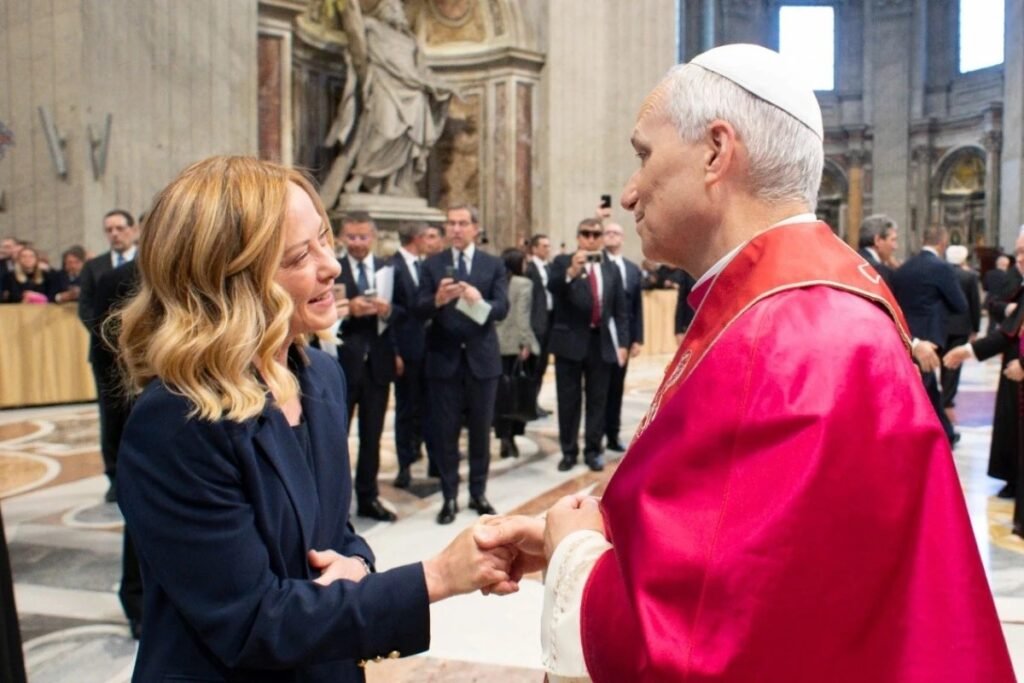 Bastou uma palavra para transformar um desconforto diplomático em crise aberta: inaceitáveis. Mas o que levou uma líder conhecida pela cautela a usar um termo tão direto? A resposta começa em um ponto sensível, onde política, religião e alianças internacionais se cruzam de um jeito que raramente permite neutralidade. Quando uma figura com peso global ataca outra com influência igualmente ampla, o silêncio deixa de ser estratégia e passa a parecer escolha. E por que isso chamou tanta atenção agora? Porque não se trata apenas de uma troca de críticas. O episódio colocou em lados visíveis dois polos que, por razões diferentes, afetam diretamente o equilíbrio político de um país que convive de perto com o Vaticano e, ao mesmo tempo, mantém relação estratégica com os Estados Unidos. É justamente esse choque de proximidades que torna tudo mais delicado. Mas o que foi dito para provocar essa reação? As críticas partiram de Donald Trump contra o papa Leão XIV. E é aqui que muita gente se surpreende: a resposta mais contundente não veio primeiro do próprio pontífice, mas da chefe de governo italiana, Giorgia Meloni, que decidiu romper o silêncio e divulgar uma nota pública em defesa do líder religioso. Por que isso pesa tanto? Porque Meloni não está distante de Washington nem isolada em relação ao Vaticano. Ao contrário. Sua posição é especialmente sensível justamente por manter proximidade com o governo norte-americano e, ao mesmo tempo, ocupar um lugar estratégico nas relações com a Santa Sé. Em outras palavras, qualquer palavra escolhida por ela teria consequência. E ainda assim ela escolheu falar. Mas há um detalhe que quase ninguém percebe de imediato: a nota não foi apenas uma defesa institucional. Ao apoiar o papa, Meloni destacou o papel dele na promoção da paz. Isso muda o tom do episódio, porque desloca a discussão do campo da ofensa pessoal para algo maior: a legitimidade de uma voz religiosa que insiste em se posicionar contra a guerra. E o que aconteceu depois torna tudo ainda mais tenso. Logo após as críticas ao pontífice, Trump publicou na Truth Social uma imagem gerada por inteligência artificial em que aparece vestido de Jesus, na cura de enfermos. Foi nesse momento que a controvérsia deixou de ser apenas política e passou a tocar também um terreno simbólico, altamente sensível para milhões de pessoas. Mas o papa respondeu? Sim, e a resposta abriu uma nova camada da história. Leão XIV afirmou que não tem medo do governo dos Estados Unidos e que continuará promovendo pautas ligadas à paz. Mais do que isso, deixou claro que seguirá se posicionando contra a guerra. A fala não veio em tom de confronto direto, e talvez seja justamente isso que a torna mais forte. Então ele evitou o embate? Em parte, sim. O pontífice disse que não quer entrar em debate com Trump. Mas, ao mesmo tempo, fez uma crítica firme ao afirmar que não considera aceitável que a mensagem do evangelho seja deturpada da maneira como algumas pessoas estão fazendo. E aqui está o ponto que muda tudo: sem citar um confronto pessoal prolongado, ele reafirmou publicamente a linha que pretende seguir. Onde essa declaração foi feita? Durante um voo de Roma para a Argélia, no início de uma viagem por quatro países africanos. E por que isso importa? Porque mostra que, mesmo em deslocamento e diante de uma agenda internacional, o tema já havia ganhado peso suficiente para exigir posicionamento imediato. Então o que essa sequência revela de fato? Revela que a crise não gira apenas em torno de uma crítica isolada. Ela expõe o atrito entre influência política, autoridade moral e disputa por narrativa pública. Meloni chamou as declarações de Trump de “inaceitáveis”, o papa disse que não tem medo e reafirmou sua defesa da paz, e Trump já havia ampliado a provocação com uma imagem que intensificou a reação. Mas o ponto principal aparece justamente no fim: quando a premiê da Itália decide se alinhar publicamente ao papa, mesmo estando em uma posição delicada entre Washington e o Vaticano, ela sinaliza que certas fronteiras ainda existem — e que, para ela, foram ultrapassadas. A questão agora não é apenas o que foi dito. É até onde isso ainda pode ir.