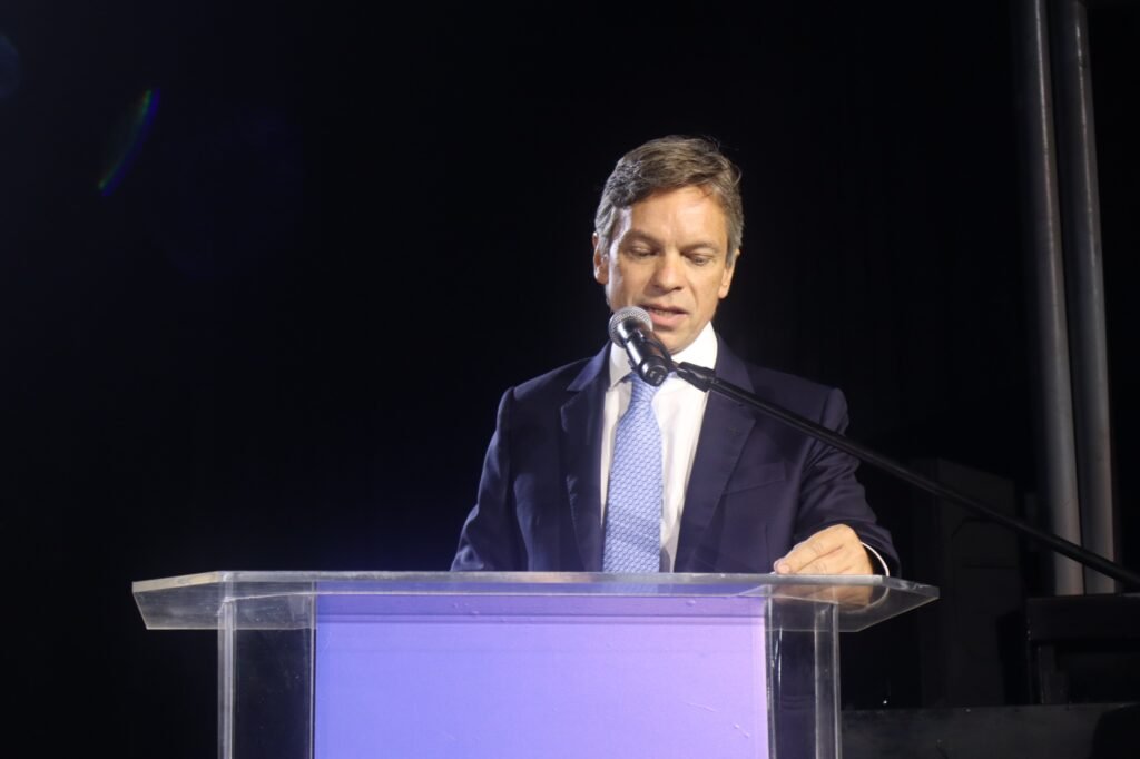 Uma frase dita longe do Brasil conseguiu tocar no ponto mais sensível da crise institucional do país. Mas o que foi dito para provocar tanto impacto? A declaração foi direta: o Brasil vive uma crise de confiança ligada a uma crise moral sem precedentes no Supremo Tribunal Federal. Não se tratou de uma crítica lateral, nem de uma observação genérica sobre o Judiciário. O alvo foi o centro do sistema. E por que isso chama tanta atenção? Porque a fala não apontou apenas falhas de funcionamento, excesso de poder ou divergências jurídicas. Ela sugeriu algo mais profundo: que os instrumentos tradicionais do Direito já não seriam suficientes para explicar o momento atual. Quando alguém afirma que a mais alta Corte está no centro da própria crise, a discussão muda de patamar. Mas há um detalhe que quase ninguém percebe: a crítica também rejeitou uma das saídas que vinham sendo colocadas em debate. Qual saída? A ideia de que um código de ética para a Corte poderia resolver o problema. Segundo a avaliação apresentada, não resolveria. E isso levanta outra pergunta inevitável: se nem uma nova regra ética bastaria, então qual é o tamanho real da crise? É aí que muita gente se surpreende. O argumento não foi o de que o país enfrenta apenas um problema de Justiça. A formulação foi mais ampla: trata-se de uma crise de confiança. E confiança, quando se rompe no topo, contamina tudo embaixo. Se a instância máxima passa a ser vista como parte do problema, o que acontece com a percepção pública sobre equilíbrio, limite e legitimidade? Mas quem fez essa declaração? Foi Luiz Fernando Casagrande Pereira, presidente da OAB do Paraná. E onde isso aconteceu? Durante o Brazil Legal Symposium, promovido pela Universidade de Harvard, nos Estados Unidos, na quinta-feira 9. O contexto ajuda a entender o peso da fala: não foi um comentário isolado em ambiente informal, mas uma manifestação feita em um encontro com juristas, economistas e autoridades públicas brasileiras. O que acontece depois muda tudo, porque a fala não surge no vazio. A OAB vem ampliando críticas ao STF. Essas manifestações incluem a tentativa de participar do debate sobre um Código de Ética para a Corte e também questionamentos sobre investigações conduzidas pelo próprio Supremo. Entre os pontos citados está o Inquérito das Fake News, relatado por Alexandre de Moraes, que já dura sete anos. E por que esse pano de fundo importa tanto? Porque ele mostra que a crítica não está restrita a uma frase de efeito em um evento internacional. Ela se conecta a um ambiente mais amplo de desconforto institucional. E esse ambiente ganhou um dado concreto poucos dias antes. Qual dado? A seccional paulista da OAB divulgou uma pesquisa com advogados que expôs um retrato duro da percepção sobre o STF. Segundo o levantamento, 47,7% dos entrevistados avaliam a atuação da Corte como muito negativa. Apenas 3,7% a consideram muito positiva. Quando quase metade de um universo profissional diretamente ligado ao sistema de Justiça faz uma avaliação tão severa, a crítica deixa de parecer isolada. Mas há outro ponto que reacende a curiosidade no meio dessa história: o descontentamento não para na avaliação do desempenho. Ele alcança a própria estrutura do tribunal. A pesquisa mostrou que 64,1% defendem mandato fixo de oito anos para os ministros. E mais: 81,9% apoiam mudança na forma de escolha dos integrantes da Corte, hoje prerrogativa exclusiva do presidente da República. Já o modelo atual de permanência até a aposentadoria foi apontado como ideal por apenas 8,3%. Então qual é o ponto principal de tudo isso? A fala em Harvard condensou algo que já vinha se formando em camadas: a percepção de que a crise em torno do STF não é apenas jurídica, mas moral e institucional, e de que ela afeta a confiança no sistema como um todo. Ao dizer que nenhum código resolverá isso, o presidente da OAB-PR não apenas criticou uma proposta específica. Ele sugeriu que o problema está em um nível mais profundo — e justamente por isso continua aberto.