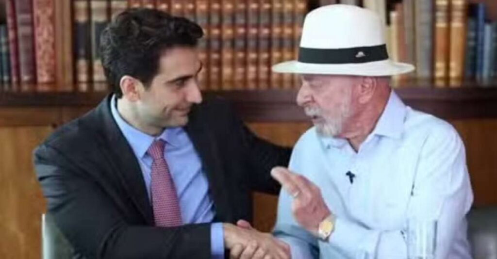 Bastou uma frase para transformar expectativa em constrangimento e silêncio em irritação. Mas por que uma declaração técnica provocaria tamanho abalo político? Porque, nos bastidores, havia mais em jogo do que um simples depoimento. O que se esperava não era apenas uma explicação institucional, mas uma fala capaz de reforçar uma narrativa que vinha sendo construída há meses. E quando isso não aconteceu, o efeito foi imediato. Qual era essa expectativa? A de que o comando atual da autoridade monetária adotasse um tom mais duro em relação à gestão anterior, especialmente diante de um caso que já vinha sendo usado como munição política. A aposta era clara: se houvesse qualquer sinal de falha, omissão ou irregularidade, isso poderia sustentar críticas que já circulavam dentro do governo e entre aliados. Só que a resposta foi na direção oposta. E o que foi dito de tão decisivo? Durante uma oitiva no Congresso, o atual presidente do Banco Central afirmou que não há indícios de irregularidades por parte de seu antecessor no episódio envolvendo o Banco Master. A fala foi direta, sem espaço para interpretações convenientes. E é justamente aí que muita gente se surpreende: em vez de alimentar suspeitas, ele esvaziou a linha de ataque que vinha sendo esperada. Mas por que isso causou tanta reação? Porque a declaração não atingiu apenas um discurso isolado. Ela contrariou uma expectativa política que havia sido amadurecida internamente. Antes mesmo da participação no Congresso, sua presença já era tema de conversa entre o presidente da República e assessores próximos. Havia a avaliação de que aquele momento poderia ajudar a consolidar a ideia de que o problema teria ligação com decisões, ou até omissões, da administração anterior do Banco Central. Então o depoimento frustrou o Planalto? Segundo a descrição dos bastidores, sim. A fala foi recebida com surpresa e ampliou tensões internas. Isso porque integrantes do governo esperavam um posicionamento mais crítico, algo que pudesse dialogar com a linha política adotada até aqui. Em vez disso, ouviram uma manifestação que afastou, de forma objetiva, a hipótese de responsabilidade do ex-presidente da instituição. Mas há um detalhe que quase ninguém percebe de imediato: quando uma autoridade nomeada em um contexto político sensível decide se manter estritamente no campo técnico, o impacto político pode ser ainda maior. Não porque ela ataque alguém, mas justamente porque se recusa a fazer isso. E o que acontece depois muda tudo, porque a ausência de acusação, nesse caso, passou a ter mais peso do que uma crítica teria. E quem foi diretamente beneficiado por essa fala? Roberto Campos Neto, antecessor no Banco Central, que vinha sendo apontado por membros do governo e do Partido dos Trabalhadores como possível responsável, ao menos politicamente, pelo episódio. Nos últimos meses, essa hipótese ganhou espaço no discurso de aliados do presidente Luiz Inácio Lula da Silva. Só que, no momento em que se esperava uma validação institucional dessa linha, ela foi desmontada. Isso significa que o caso acabou? Não exatamente. O ponto central não é o encerramento do assunto, mas a mudança de direção que o depoimento provocou. Quando o atual presidente do Banco Central afasta suspeitas sobre o ex-chefe da instituição, ele não apenas protege um nome específico. Ele também altera o ambiente político em torno do caso e impõe um limite à narrativa que vinha sendo sustentada. E por que isso pesa tanto agora? Porque não se trata apenas de uma divergência de versões. Trata-se de uma fala oficial, dada em um espaço de alta visibilidade, que contradiz a expectativa de quem imaginava usar aquele momento como reforço político. No fim, o que parecia ser uma oportunidade virou um problema. E aqui está o ponto principal: Gabriel Galípolo, presidente do Banco Central, desmentiu na prática a linha esperada por aliados de Lula, isentou Roberto Campos Neto de irregularidades no caso Banco Master e deixou o Planalto em estado de fúria política. Só que a parte mais delicada talvez comece agora, porque depois de uma fala assim, a dúvida deixa de ser sobre o passado e passa a ser sobre como o governo vai reagir daqui para frente.