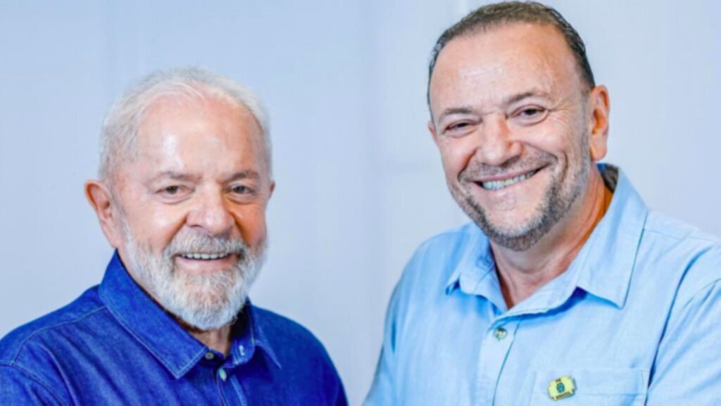 Uma fala aparentemente simples acendeu uma discussão que pode mexer com uma das ferramentas mais sensíveis da política e da Justiça brasileira. Mas por que uma declaração dessas chama tanta atenção agora? Porque ela não surgiu no vazio, nem foi feita de forma casual. Quando alguém no comando de um dos maiores partidos do país pede “debate” sobre delação premiada, a pergunta inevitável aparece: trata-se apenas de uma reflexão institucional ou do início de uma disputa maior sobre os limites desse instrumento? E por que esse tema nunca passa despercebido? Porque delação premiada, no Brasil, não é só um mecanismo jurídico. Ela carrega memória política, crises, investigações, acordos, controvérsias e uma longa sequência de embates públicos. Sempre que o assunto volta, ele arrasta junto uma dúvida que incomoda muita gente: até onde esse recurso pode ir sem ultrapassar garantias legais? Foi exatamente esse ponto que voltou ao centro da conversa. A defesa de um “debate” não veio acompanhada, ao menos nesse momento, de uma proposta detalhada de mudança. Então o que está em jogo? A resposta passa por uma decisão recente que recolocou o tema em evidência e abriu espaço para uma discussão mais ampla sobre os limites da delação premiada. Mas que decisão foi essa? O assunto ganhou força depois que o ministro Alexandre de Moraes, do Supremo Tribunal Federal, encaminhou ao plenário uma ação relacionada ao tema. E é aqui que muita gente começa a prestar mais atenção, porque quando uma questão vai ao plenário do STF, ela deixa de ser apenas um debate técnico e passa a ter peso político, jurídico e institucional muito maior. Quem levou essa discussão ao Supremo? O próprio PT. E esse detalhe muda a leitura de tudo, porque não se trata apenas de comentar uma decisão da Corte, mas de reagir a um movimento que o próprio partido ajudou a colocar em circulação. A partir daí, a pergunta deixa de ser apenas “o que é delação premiada?” e passa a ser “quais limites o partido quer discutir?”. A manifestação pública veio de Edinho Silva, presidente nacional do PT. Ele afirmou, nesta quinta-feira, 9, que a decisão de Moraes representa um debate necessário para o país. Mas por que usar justamente a palavra “necessário”? Porque ela sugere que, na visão dele, não se trata de um tema lateral, e sim de uma discussão que precisa ser enfrentada de forma aberta. Onde essa fala aconteceu? Durante um jantar com empresários promovido pelo grupo Esfera. E há um ponto que quase passa despercebido: o ambiente da declaração também importa. Não foi uma fala isolada em rede social nem uma resposta apressada de corredor. Foi uma manifestação em um espaço de interlocução política e econômica, o que dá ao recado um peso diferente. Mas o que exatamente se sabe, sem extrapolar os fatos? Sabe-se que Edinho Silva relacionou a decisão de Alexandre de Moraes a um debate necessário sobre os limites da delação premiada. Sabe-se também que a ação é do PT e que o caso foi encaminhado ao plenário do STF. Isso, por si só, já basta para recolocar o tema no centro da agenda. Então o ponto principal é uma mudança imediata nas regras? Ainda não é isso que aparece. O que existe, neste momento, é a defesa de uma discussão. Só que esse tipo de movimento raramente fica restrito ao campo das ideias. Quando um partido desse porte fala em revisar limites de um instrumento tão controverso, a curiosidade inevitável é outra: esse debate ficará apenas no discurso ou abrirá caminho para uma redefinição mais ampla? E é justamente aí que a maioria se surpreende. Porque o fato central não é apenas a frase dita no jantar, mas o que ela sinaliza. Ao tratar a ida do caso ao plenário como algo positivo para o país, Edinho Silva transforma uma decisão processual em um marco político. O tema deixa de ser apenas jurídico e passa a ser apresentado como uma conversa nacional necessária. O que acontece depois pode mudar o tamanho dessa discussão. Se o plenário avançar sobre os limites da delação premiada, o debate tende a ganhar novas camadas, novas reações e novas disputas de interpretação. E o ponto mais importante, por enquanto, é este: o presidente do PT quer que essa conversa aconteça — e agora ela está oficialmente mais perto do centro do poder, sem que isso esgote, nem de longe, tudo o que ainda pode vir pela frente.