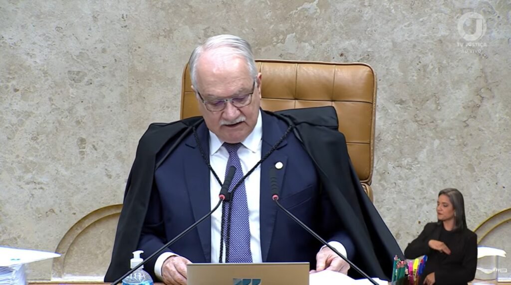 O que motivou a resposta do presidente do STF ao comitê dos EUA? O presidente do STF, Edson Fachin, respondeu a um relatório do Comitê do Judiciário dos EUA que apontava supostas violações à liberdade de expressão no Brasil. Quais foram as críticas do relatório dos EUA? O relatório acusava o Brasil de censura em decisões do ministro Alexandre de Moraes, alegando violações à liberdade de expressão. Como Fachin caracterizou o relatório dos EUA? Fachin afirmou que o relatório dos EUA apresentava "caracterizações distorcidas" sobre as decisões do STF e o sistema de proteção à liberdade de expressão no Brasil. A liberdade de expressão é absoluta no Brasil? Não, Fachin destacou que a liberdade de expressão é fundamental, mas não absoluta, podendo ser limitada em casos excepcionais, como quando usada para encobrir crimes. Quais casos justificam a limitação da liberdade de expressão? A liberdade de expressão pode ser limitada quando usada como escudo para práticas criminosas, como tentativa de golpe de Estado e associação criminosa. Qual é a posição do STF sobre a remoção de conteúdo digital? O STF apoia a remoção de conteúdos em plataformas digitais quando associados a investigações sobre o uso criminoso de redes sociais por milícias digitais. Quais crimes foram investigados nos inquéritos mencionados por Fachin? Os inquéritos investigaram crimes como tentativa de abolição violenta do Estado Democrático de Direito, golpe de Estado e associação criminosa. Como o STF protege a liberdade de expressão? O STF atua para impedir restrições indevidas à liberdade de expressão, invalidando ordens judiciais que resultem em censura. Qual exemplo de atuação do STF em defesa da liberdade de expressão? Um exemplo é o julgamento da ADPF 548, onde o STF derrubou censura de manifestações políticas em universidades durante as eleições de 2018. Qual foi a decisão do STF sobre a responsabilidade das plataformas digitais? O STF declarou a inconstitucionalidade parcial de um artigo do Marco Civil da Internet, estabelecendo regras para a responsabilização das plataformas. Quais são as exceções à regra de responsabilização das plataformas? Exceções incluem crimes e atos ilícitos evidentes, anúncios pagos e redes artificiais de distribuição massiva de conteúdos criminosos. Como o STF alinha suas decisões com práticas internacionais? O modelo adotado pelo STF está alinhado a práticas internacionais, como as legislações dos EUA e da União Europeia, equilibrando responsabilização e liberdade de expressão. Qual é o dever das plataformas em relação a crimes gravíssimos? As plataformas têm o dever de cuidado em relação a crimes gravíssimos, como terrorismo e pornografia infantil, com responsabilização por falhas sistêmicas. Como Fachin planeja responder ao Congresso dos EUA? Fachin afirmou que responderá ao Congresso dos EUA por meio dos canais diplomáticos apropriados. Qual é a importância da liberdade de expressão na Constituição brasileira? A liberdade de expressão ocupa lugar de destaque na Constituição de 1988, com um sistema robusto de proteção às liberdades de expressão, informação e imprensa.