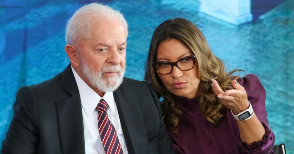 **Primeira-dama Janja bate recorde de viagens internacionais em 2026 e acumula 170 dias fora do Brasil** Quem é Janja e qual é seu papel na diplomacia brasileira? Segundo a publicação da Minha Fofoca, Janja Lula da Silva, a primeira-dama do Brasil, tornou-se uma figura de destaque no cenário internacional, especialmente em 2026, ao acumular 170 dias fora do país desde 2023. Sua atuação vai além do papel simbólico tradicionalmente associado às primeiras-damas, destacando-se em agendas internacionais e diplomáticas. Por que Janja viaja tanto? As viagens de Janja são parte de uma estratégia do governo brasileiro para fortalecer sua imagem no exterior e promover pautas sociais e de gênero. Em 2026, ela visitou países como a **Coreia do Sul**, **Emirados Árabes Unidos** e **Estados Unidos**, participando de eventos significativos como a 70ª sessão da Comissão sobre a Situação da Mulher (CSW) da ONU. Essas viagens não são apenas protocolares; elas refletem um compromisso com temas progressistas e de inclusão. Qual é o foco das agendas internacionais de Janja? Janja tem se concentrado em temas relacionados ao **empoderamento feminino** e ao **combate ao feminicídio**. Ela coordena iniciativas como o Pacto Nacional Brasil de Enfrentamento ao Feminicídio, que ganhou notoriedade internacional. Sua presença em fóruns e conferências reforça o compromisso do governo brasileiro com as causas sociais, especialmente aquelas que afetam diretamente o eleitorado feminino, que representa 53% dos votantes, segundo o Tribunal Superior Eleitoral. Como a atuação de Janja impacta a política brasileira? A presença ativa de Janja em eventos internacionais e sua defesa de pautas sociais têm fortalecido a imagem do governo de Lula, mostrando um compromisso com a proteção das mulheres e outras causas sociais. Especialistas veem sua postura como uma vantagem política, projetando-a como uma liderança influente tanto nacional quanto internacionalmente. Quais são os próximos passos para Janja? Com uma agenda internacional intensa e contínua, Janja deve continuar a desempenhar um papel crucial na diplomacia brasileira. Sua atuação promete influenciar os rumos da política no Brasil, especialmente em tempos de eleições apertadas e debates sobre direitos humanos. Em resumo, a primeira-dama Janja Lula da Silva não apenas bateu recordes de viagens internacionais, mas também se estabeleceu como uma figura central na promoção de agendas sociais e de gênero. Sua atuação reforça o compromisso do governo brasileiro com políticas progressistas e destaca a importância de uma liderança feminina ativa no cenário global.