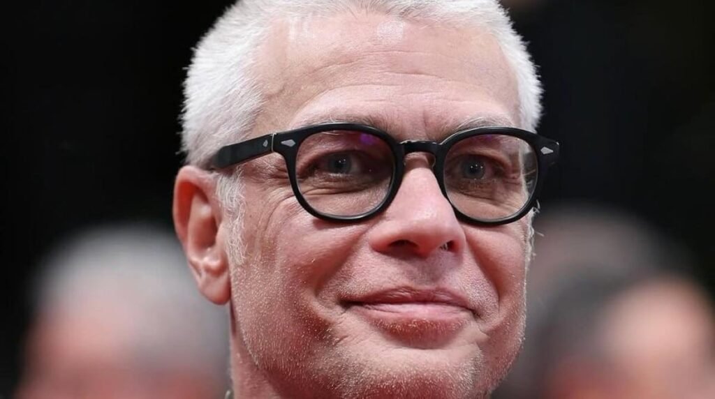 Um pedido inesperado mudou o rumo de uma história que já atravessava anos, distância e silêncio. Quem surpreendeu com a notícia? O **primogênito de Fábio Assunção**, **João Assunção**, de **23 anos**, que anunciou que vai se casar. Mas como essa revelação veio à tona? De forma delicada e marcante. João surpreendeu a então namorada, a **nutricionista Giovanna Vieira**, com um **pedido de casamento** feito ao ar livre, em um **parque**. Foi ali, em um cenário aberto, que ele se ajoelhou e entregou à amada um **anel de noivado**. E por que o momento chamou tanta atenção? Porque João costuma manter a vida pessoal longe dos holofotes. Embora Fábio Assunção seja conhecido do grande público, o filho mais velho segue uma linha mais discreta e usa a internet principalmente para compartilhar conquistas profissionais. Ainda assim, desta vez, a ocasião falou mais alto. Quem é João Assunção além do sobrenome conhecido? Ele é filho da **empresária e produtora de eventos Priscila Borgonovi** com o ator **Fábio Assunção**. No ano passado, ele se formou em **Relações Internacionais** em uma conceituada faculdade de **São Paulo**. Hoje, trabalha em uma **agência e produtora de conteúdo**, onde atua como **CEO da equipe**. E a relação com Giovanna, começou agora? Não. Os dois estão juntos desde **abril de 2019**. Ao longo desse tempo, construíram uma trajetória que agora ganhou um novo capítulo. No aniversário de namoro, ao mostrar a surpresa, João fez uma declaração direta e breve: **“Te amo, @giovannagvieira”**. A resposta que veio em seguida era a mais esperada: o **“sim”**. Como a família reagiu? A mãe do noivo, **Priscila Borgonovi**, comentou com emoção: **“Ai meu coração”**. Entre as mensagens deixadas por seguidores, apareceram reações como **“Lindos!!!! Que alegria!!! Muito amor!!!”** e também **“Ahhhhh que lindeza, felicidades!!!”**. Mas havia outro detalhe que tornava esse pedido ainda mais significativo. Qual? A distância entre os dois. João e Giovanna já moraram juntos por um período, mas atualmente vivem separados por muitos quilômetros. No ano passado, a nutricionista se mudou para **Lisboa, em Portugal**. Ela foi sozinha? Não. João decidiu ficar um tempo no país lusitano para fazer um **mestrado** em uma universidade portuguesa, na área de **nutrição humana e metabolismo**. Ainda assim, a rotina do casal passou a ser marcada pela separação. Em **janeiro**, o herdeiro revelou que eles ficariam cerca de **oito meses sem se ver**. E esse contexto ajuda a entender o peso do pedido? Sim, porque a decisão de noivar surge justamente depois de uma trajetória que incluiu convivência, mudança de país e um período prolongado de distância. O anúncio, por isso, não apareceu como um gesto isolado, mas como um passo importante dentro de uma relação já consolidada. João é filho único de Fábio Assunção? Não. O ator é pai de **três filhos**, de diferentes relacionamentos. Além de João, ele também é pai de **Ella Felipa**, de **14 anos**, nascida do relacionamento com a **empresária e fotógrafa Karina Tavares**. A caçula é **Alana Ayó**, de **quatro anos**, filha da **advogada Ana Verena**. Fábio e Ana Verena se separaram em **2023**, após cerca de **três anos de união**. E afinal, o que aconteceu nesta semana que chamou tanta atenção? **João Assunção pediu Giovanna Vieira em casamento**, ao ar livre, em um parque, ajoelhado, com um **anel de noivado**, depois de anos de relacionamento iniciados em **abril de 2019**. Ela aceitou, e o jovem celebrou com a frase: **“Te amo, @giovannagvieira”**.