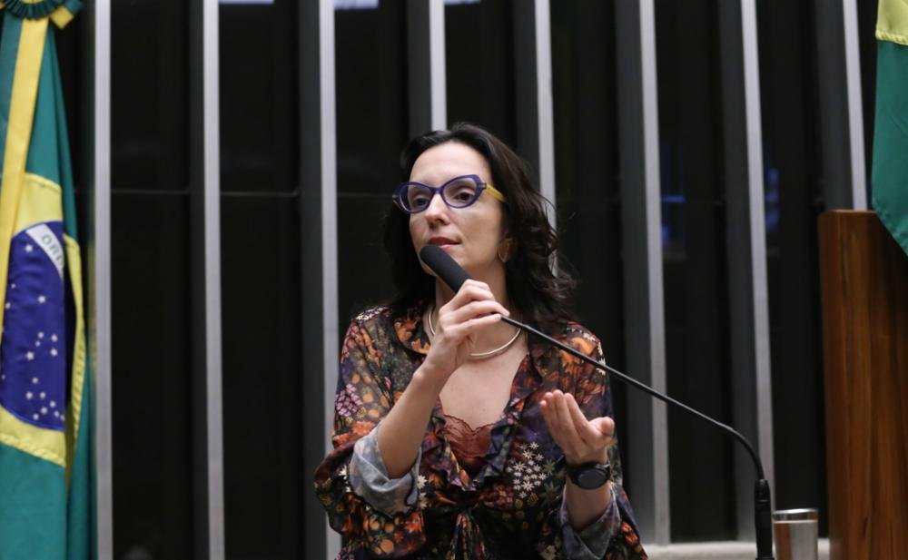 O que é o Projeto de Lei 6194/2025 e qual seu objetivo principal? O PL 6194/2025, de autoria da deputada Ana Pimentel, visa definir mulher como qualquer pessoa que se identifica com o gênero feminino. O objetivo declarado é enfrentar a misoginia digital, responsabilizando autores de postagens ofensivas a mulheres. Por que o projeto é considerado um "cavalo de troia" da ideologia de gênero? O projeto é visto como um "cavalo de troia" porque, sob o pretexto de proteger mulheres, introduz a ideologia de gênero, legalizando o conceito de mulher como qualquer pessoa que se identifica assim, incluindo trans e não-binários. Quais são as críticas ao projeto por parte de Andrea Hoffmann Formiga? Andrea critica o projeto por não condizer com a realidade e por tentar incluir a ideologia de gênero disfarçada de proteção à mulher. Ela acredita que o projeto afeta a liberdade de expressão e não resolve a raiz dos problemas. Como o projeto pretende enfrentar a misoginia digital? O projeto responsabiliza civilmente autores de postagens ofensivas, prevê moderação e remoção de conteúdos pelas plataformas e propõe uma Política Nacional de Educação Digital para a Igualdade de Gênero. Qual é a posição de Celina Lazzari sobre o projeto? Celina Lazzari, da Matria, acredita que o projeto apaga as necessidades femininas ao substituir o critério sexo por identidade de gênero, o que pode trazer riscos concretos para mulheres e meninas. Quais são as possíveis consequências legais do projeto? Se aprovado, o projeto poderá inverter o ônus da prova, priorizar a tramitação de processos judiciais relacionados e permitir medidas protetivas no ambiente digital, como bloqueio de mensagens e remoção de conteúdos ofensivos. Como o projeto se compara a decisões internacionais sobre o tema? A aprovação do PL colocaria o Brasil na contramão da Suprema Corte do Reino Unido, que definiu "mulher" como sexo biológico, excluindo proteções legais para quem não nasceu mulher, mesmo com reconhecimento de gênero. Por que há resistência ao projeto entre parlamentares? Há resistência porque muitos acreditam que o projeto não resolve problemas reais e pode afetar a liberdade de expressão. Além disso, já existem leis de proteção à mulher, como a Lei Maria da Penha. Quais são as críticas à criação de novas leis para proteger mulheres? Críticos argumentam que o problema não está na falta de leis, mas na formação social. Políticas públicas que fortalecem famílias estruturadas podem ser mais eficazes no combate à violência contra a mulher. Como o projeto pode impactar a definição de misoginia digital no Brasil? O projeto amplia a definição de misoginia digital para incluir qualquer conteúdo online que promova discursos de ódio contra mulheres, controle masculino, assédio, perseguição, ameaças e desinformação. Quais são as medidas propostas para plataformas digitais? As plataformas seriam obrigadas a moderar, remover e desmonetizar conteúdos ofensivos, além de limitar o alcance de contas reincidentes e oferecer medidas protetivas de urgência para vítimas. Como o projeto aborda a questão da educação digital? O projeto propõe uma Política Nacional de Educação Digital para a Igualdade de Gênero, focando na formação de docentes, fomento a pesquisas e promoção de educação midiática e cidadania tecnológica com perspectiva de gênero. Qual é a expectativa de votação do projeto na Câmara? Há expectativa de votação em regime de urgência, o que permitiria que o texto fosse direto ao plenário sem passar por todas as comissões temáticas. A urgência ainda não foi votada. Como o projeto pode afetar a liberdade de expressão? Críticos temem que o projeto afete a liberdade de expressão ao permitir a remoção de conteúdos considerados ofensivos, mesmo que subjetivamente, e ao inverter o ônus da prova em casos judiciais. O que dizem os defensores do projeto sobre sua importância? Defensores acreditam que o projeto é essencial para enfrentar a misoginia digital e proteger mulheres de discursos de ódio e violência online, promovendo igualdade de gênero e segurança no ambiente digital.