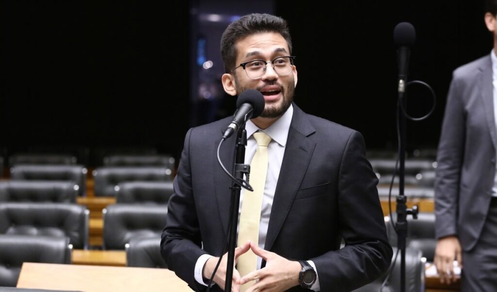 O que propõe o projeto de Kim Kataguiri sobre doação de sangue por presos? O projeto de lei 1.564/2026 obriga presos em regimes fechado e semiaberto a doarem sangue a cada 90 dias. A proposta está em tramitação na Câmara dos Deputados. Qual é o objetivo principal do projeto de lei? A medida visa associar o cumprimento da pena a uma contribuição direta à sociedade, ajudando a suprir a demanda por sangue no país. Como será organizada a coleta de sangue nas prisões? A implementação dependerá de regulamentação do Poder Executivo, que será responsável por organizar a logística de coleta dentro das unidades prisionais. Quais são as penalidades para quem descumprir a medida? A recusa injustificada será considerada falta grave, com aplicação das sanções previstas na Lei de Execução Penal. Por que o deputado acredita que a proposta é justa? Kim argumenta que, diante do desabastecimento dos hemocentros, é razoável que os sentenciados contribuam para a preservação da vida de cidadãos. Como a proposta transforma o período de prisão? O projeto transforma o cárcere em uma atividade de utilidade pública, vinculando a permanência no sistema a um ato que beneficia o interesse comum. Quais são os efeitos disciplinares e educativos da proposta? A iniciativa reforça a disciplina carcerária e o senso de responsabilidade do apenado, estabelecendo um dever de contrapartida. Como a proposta pode beneficiar o sistema público de saúde? A medida auxilia na gestão de estoques sanguíneos do SUS e impõe ao detento uma rotina de compromisso com a saúde pública. Qual é a justificativa do deputado para a obrigatoriedade da doação? Kim sustenta que a obrigatoriedade transforma o período de prisão em uma oportunidade de utilidade pública direta. A proposta pode ampliar a conscientização sobre a doação de sangue? Sim, ao impor uma rotina de doação, a proposta pode aumentar a conscientização sobre a importância da doação de sangue. O projeto já está em vigor? Não, ele ainda está em tramitação na Câmara dos Deputados e depende de regulamentação do Poder Executivo para ser implementado. Como a sociedade pode se beneficiar dessa proposta? A sociedade se beneficia com o aumento dos estoques de sangue e a contribuição dos presos para o bem-estar coletivo. Quais são os desafios para a implementação do projeto? Os desafios incluem a regulamentação pelo Poder Executivo e a organização logística para a coleta de sangue nas prisões. O que motivou Kim Kataguiri a apresentar essa proposta? A motivação é a necessidade de suprir a demanda por sangue e associar o cumprimento da pena a uma contribuição social. Como a proposta pode impactar a percepção pública sobre o sistema prisional? Pode melhorar a percepção ao mostrar que o sistema prisional contribui ativamente para a sociedade, além de punir. A proposta tem apoio de outros parlamentares? A informação sobre o apoio de outros parlamentares não foi fornecida no texto.