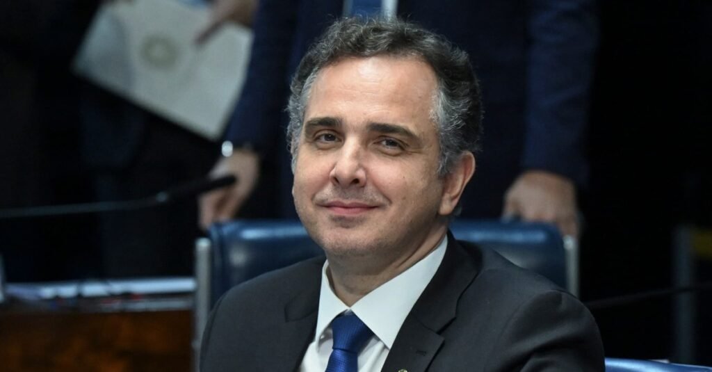 Por que a filiação de Rodrigo Pacheco ao PSB é relevante? A filiação de Pacheco ao PSB é crucial, pois ele é o nome preferido de Lula para concorrer ao governo de Minas Gerais. Essa movimentação política pode influenciar o cenário eleitoral no estado. Quais são as consequências da saída de Pacheco do PSD? A saída do PSD é necessária para que Pacheco possa disputar o governo de Minas Gerais, já que o partido tem outro pré-candidato, Pedro Simões, atual governador interino. Quem são os principais apoiadores de Pacheco no PSB? O vice-presidente Geraldo Alckmin e o prefeito de Recife, João Campos, são figuras-chave no PSB que apoiam a filiação de Pacheco, reforçando sua candidatura ao governo mineiro. Qual é a posição de Lula sobre a candidatura de Pacheco? Lula apoia fortemente a candidatura de Pacheco ao governo de Minas Gerais e tem buscado convencê-lo desde 2024, após o término de seu mandato no Senado. Por que Pacheco não foi indicado ao STF? Pacheco tinha preferência pela vaga no STF deixada por Luís Roberto Barroso, mas Lula optou por indicar Jorge Messias, ministro-chefe da Advocacia-Geral da União. Como Pacheco sinalizou sua possível candidatura? Pacheco compartilhou um story da deputada Marília Campos em suas redes sociais, onde ela e filiados do PT o convocam a concorrer ao governo de Minas Gerais. Qual é o cenário eleitoral atual em Minas Gerais? Pesquisas mostram Pacheco alternando entre o primeiro e segundo lugar nas intenções de voto, com 19% a 34%, enquanto o senador Cleitinho lidera com 34% a 40%. Como Pacheco se posiciona na pesquisa espontânea? Na pesquisa espontânea, Pacheco está empatado em segundo lugar com Nikolas Ferreira, ambos com 2% das intenções de voto, enquanto Cleitinho lidera com 6%. Qual é a importância das pesquisas eleitorais para Pacheco? As pesquisas são fundamentais para avaliar a viabilidade da candidatura de Pacheco e ajustar estratégias de campanha, considerando a força de seus concorrentes. O que a filiação de Pacheco ao PSB significa para o partido? A filiação fortalece o PSB em Minas Gerais, aumentando suas chances de vitória no estado e consolidando alianças políticas importantes para as eleições. Como a candidatura de Pacheco pode impactar o cenário político em Minas Gerais? A entrada de Pacheco na disputa pode alterar o equilíbrio de forças, influenciando alianças e estratégias dos partidos concorrentes no estado. Quais são os próximos passos para Pacheco após a filiação? Após a filiação, Pacheco deve decidir oficialmente sobre sua candidatura e iniciar a construção de sua campanha, buscando apoio e consolidando sua base eleitoral. Como a decisão de Pacheco pode afetar sua carreira política? A candidatura ao governo de Minas Gerais representa um passo significativo em sua carreira, podendo ampliar sua influência política e abrir novas oportunidades no futuro. Quais são os desafios que Pacheco enfrentará na campanha? Pacheco enfrentará desafios como consolidar apoio popular, superar concorrentes fortes e lidar com as expectativas de seus apoiadores e do PSB. Como a filiação de Pacheco reflete a dinâmica política nacional? A filiação ilustra a complexidade das alianças políticas no Brasil, onde partidos buscam fortalecer suas posições regionais para influenciar o cenário nacional.