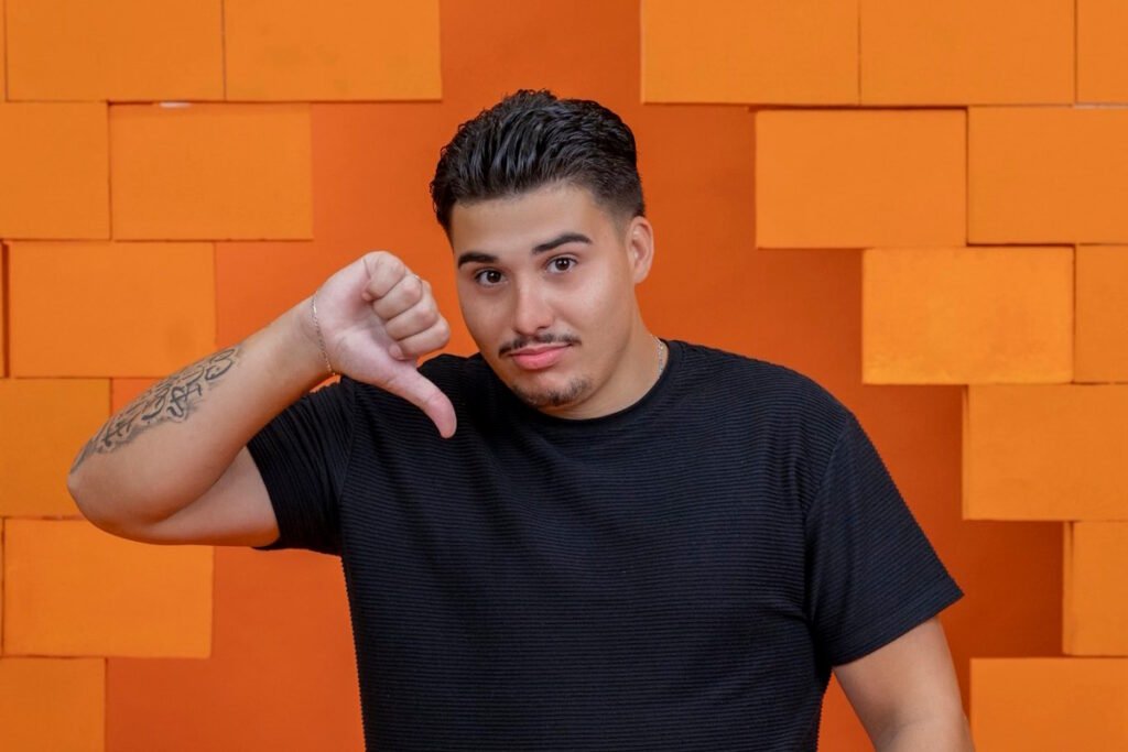 Quem é Pedro Henrique Espindola e por que ele está em destaque? Pedro Henrique Espindola é um ex-participante do BBB 26 que recentemente foi diagnosticado com Transtorno Afetivo Bipolar (TAB) por sua psiquiatra, Natacia Brasil. O que levou à internação de Pedro Henrique? Pedro foi internado no Hospital San Julian após sofrer um novo surto, destacando a gravidade de seu quadro psiquiátrico. Como o Transtorno Afetivo Bipolar afeta as pessoas? O TAB é uma condição psiquiátrica grave que pode atingir qualquer pessoa, independentemente de classe social ou nível intelectual, e envolve variações extremas de humor. Quais são os sintomas do Transtorno Afetivo Bipolar? Os sintomas incluem polos de agitação, como mania e euforia, e polos depressivos, como tristeza profunda e isolamento. Qual é o tratamento recomendado para o Transtorno Afetivo Bipolar? O tratamento envolve antipsicóticos, antidepressivos, modulação do humor e terapia comportamental, além de um acompanhamento completo. Qual foi o impacto do diagnóstico na vida de Pedro Henrique? O diagnóstico e a internação ocorreram após sua saída conturbada do BBB 26, onde ele apertou o botão de desistência após um incidente com uma colega. Por que a saída de Pedro Henrique do BBB 26 foi polêmica? Pedro tentou beijar Jordana Morais sem consentimento, e a direção do programa o teria expulsado se ele não tivesse desistido antes. Como a psiquiatra Natacia Brasil descreveu o Transtorno Afetivo Bipolar? Natacia destacou a seriedade do TAB, mencionando fatores genéticos e ambientais que influenciam sua expressão clínica. O que a psiquiatra recomenda para lidar com o Transtorno Afetivo Bipolar? Ela enfatiza a importância da empatia, escuta ativa e busca por informações para apoiar quem enfrenta o TAB. Como a revelação do diagnóstico de Pedro Henrique foi feita? A psiquiatra Natacia Brasil divulgou o diagnóstico por meio de um vídeo nas redes sociais, esclarecendo dúvidas sobre o estado de saúde de Pedro.