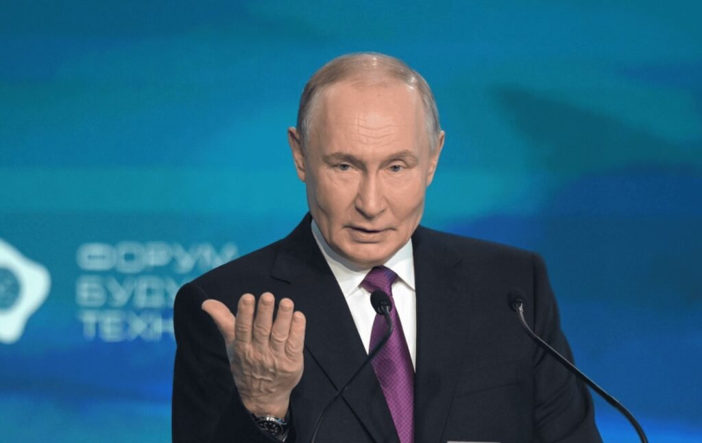 Quando uma guerra se arrasta por mais de 40 dias, uma simples ligação pode parecer pouco, mas às vezes é exatamente aí que começa a mudança mais inesperada. Que ligação foi essa, e por que ela chamou tanta atenção? Porque, em meio ao agravamento da crise no Oriente Médio, surgiu uma oferta que tenta deslocar o foco da força para a negociação. A proposta foi apresentada como uma tentativa de abrir espaço para um acordo de paz, justamente num momento em que as conversas mais observadas haviam terminado sem consenso. Mas quem fez essa oferta, e para quem ela foi dirigida? A resposta só parece simples à primeira vista. Neste domingo, 12 de abril de 2026, Vladimir Putin afirmou que está pronto para ajudar a mediar um acordo de paz no Oriente Médio. A declaração foi feita durante uma conversa telefônica com o presidente do Irã, Masoud Pezeshkian, segundo o Kremlin, com informações divulgadas pela France Presse. E por que isso importa agora? Porque o cenário já vinha se deteriorando, e o fracasso das negociações do sábado anterior aumentou ainda mais a pressão. No dia 11 de abril, as conversas entre Irã e Estados Unidos, realizadas em Islamabad, no Paquistão, terminaram sem consenso. Quando uma via de diálogo trava, qualquer novo movimento diplomático passa a ter outro peso. Mas há um detalhe que quase ninguém percebe de imediato: a oferta não foi apresentada como um gesto genérico de boa vontade. Putin disse estar disponível para buscar “uma solução política e diplomática para o conflito”, em vez de partir para a ação militar. E é justamente essa escolha de palavras que muda a leitura do episódio. Não se trata apenas de comentar a crise, mas de tentar ocupar um espaço específico dentro dela. Então isso significa que Moscou quer assumir um papel maior? Tudo indica que sim. A iniciativa reforça a tentativa da Rússia de se posicionar como um ator diplomático relevante em meio ao aprofundamento da crise no Oriente Médio. E é aqui que muita gente se surpreende: mesmo em um ambiente dominado por ataques, ameaças e impasses, o jogo também é sobre quem consegue se apresentar como ponte entre lados opostos. Mas como o Irã reagiu a essa aproximação? Segundo o Kremlin, Masoud Pezeshkian agradeceu a posição da Rússia na “redução da tensão” e também a “ajuda humanitária prestada ao povo iraniano”. Essa resposta ajuda a entender por que a conversa ganhou destaque. Não foi apenas uma oferta lançada ao ar. Houve reconhecimento direto da postura russa por parte de Teerã. Só que isso levanta outra pergunta inevitável: se a Rússia é próxima do Irã, até que ponto pode realmente mediar? Esse é o ponto que torna tudo mais delicado. Putin já havia enfatizado a necessidade de uma interrupção imediata dos ataques realizados por Estados Unidos e Israel contra o Irã. Ao mesmo tempo, essa proximidade política com Teerã é justamente o que alimenta a disposição de Moscou para conduzir conversas entre as partes. O que acontece depois muda tudo, porque a proposta russa não pode ser separada do contexto mais amplo. A escalada das hostilidades elevou as preocupações com a estabilidade regional e com a segurança energética global. Ou seja, não se trata apenas de um conflito localizado. O impacto potencial ultrapassa fronteiras, mercados e alianças. Mas se a Rússia quer influenciar, por que não vai além da diplomacia? Porque há um limite claro nessa movimentação. Mesmo sendo aliada do Irã, é improvável que Moscou se envolva militarmente no conflito, o que também resultaria em um embate com Washington. E existe uma razão central para isso: o Kremlin prioriza o uso de suas forças na incursão contra a Ucrânia. Então qual é, de fato, o movimento por trás dessa ligação? No fim, a resposta parece menos sobre encerrar a crise imediatamente e mais sobre definir quem terá voz quando a próxima rodada de decisões começar. Putin ofereceu mediação ao presidente do Irã num momento em que as negociações entre Teerã e Washington fracassaram, defendendo uma saída política e diplomática em vez da militar. Só que o ponto principal talvez esteja justamente no que ainda não foi resolvido: se Moscou conseguirá transformar essa oferta em influência real, ou se a ligação foi apenas o primeiro passo de uma disputa maior por protagonismo.