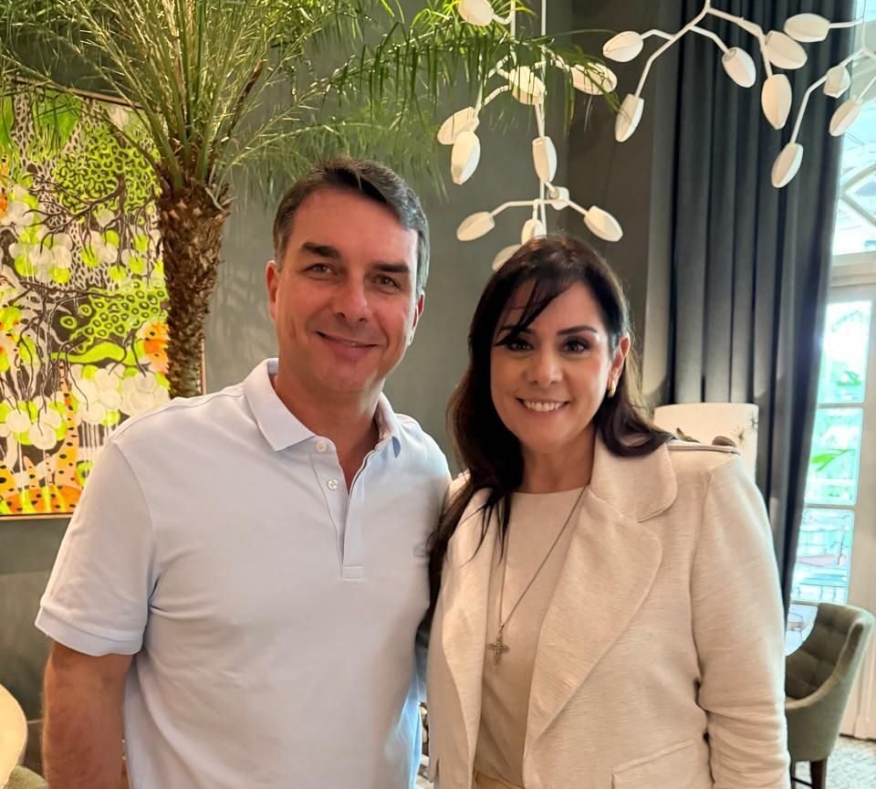 Ela apareceu correndo por fora, mas agora ameaça passar na frente de nomes muito mais óbvios — e isso diz muito sobre o jogo que está sendo montado. Quem é essa figura que ganhou força de repente? É uma deputada federal de 50 anos, católica, com presença forte no interior de São Paulo e uma trajetória que mistura comunicação, religião e política. Seu nome começou a circular com mais intensidade depois de um encontro com Flávio Bolsonaro em São Paulo, a convite do próprio senador. E foi justamente a forma como esse encontro foi exposto que acendeu o alerta em Brasília. Mas por que uma reunião virou sinal de favoritismo? Porque ela saiu do encontro com ares de favorita e, logo depois, publicou um vídeo em que não apenas declarou apoio à candidatura de Flávio Bolsonaro, como também reforçou o eixo que marca sua imagem pública: fé, Deus no centro das decisões e defesa de valores cristãos. Ao lado dela, o senador também deixou pistas ao dizer que passou a acompanhar seu trabalho nas redes, especialmente na parte da fé, junto à comunidade católica e na defesa da família. Então a escolha seria apenas religiosa? Não exatamente. E é aqui que muita gente se surpreende. O nome dela cresce num momento em que Flávio Bolsonaro enfrenta resistências entre eleitores conservadores mais religiosos, especialmente no campo evangélico. Lideranças desse segmento já demonstraram desconfiança em relação ao senador, e algumas chegaram a apoiar outros pré-candidatos. Nesse cenário, aproximar-se de uma deputada com identidade católica tão explícita pode ser mais do que um gesto simbólico. Mas há um detalhe que quase ninguém percebe: essa movimentação não mira só um grupo religioso, e sim uma recomposição mais ampla do voto cristão. A lógica por trás da articulação é tentar atrair não apenas evangélicos, mas também católicos praticantes e conservadores que não se conectam necessariamente com a estética mais dura associada ao bolsonarismo tradicional. O que vem depois dessa leitura muda o peso do nome dela. E por que justamente ela, em meio a tantos nomes mais conhecidos? Porque, nos bastidores, aliados avaliam que ela reúne atributos difíceis de concentrar numa única candidatura. É mulher, vem do interior paulista, fala diretamente com o público católico, está no PP e tem presença em São Paulo, o maior colégio eleitoral do país. Em uma chapa presidencial, isso não é detalhe — é cálculo. Só que ainda falta responder o principal: afinal, quem é ela? Trata-se de Simone Marquetto, deputada federal pelo PP. Antes de chegar ao Congresso, trabalhou por anos como repórter e apresentadora em emissoras locais de TV aberta. Depois, consolidou-se como influenciadora católica, algo que ajudou a moldar sua imagem pública antes mesmo da entrada formal na política. Ela também foi prefeita de Itapetininga, no interior paulista, reeleita com alta aprovação, e hoje cumpre seu primeiro mandato como deputada federal. Mas o que sustenta a força dela além da biografia? Sua atuação religiosa tem peso real na construção política. Simone Marquetto é ligada a lideranças católicas, como frei Gilson, e se tornou uma das principais representantes da Igreja Católica no Congresso. Nas redes sociais, divulga participações em eventos religiosos pelo país, especialmente ligados à imagem peregrina de Nossa Senhora Aparecida. Também é autora da lei que criou o Dia Nacional do Rosário da Virgem Maria e da sessão solene em homenagem à visita da imagem peregrina de São Miguel Arcanjo ao Brasil. Isso basta para torná-la vice? Ainda não. E esse é o ponto que mantém tudo em aberto. Embora o PP em São Paulo tenha afirmado que as conversas avançaram e que ela hoje é o nome mais forte para o posto, o fechamento dessa conta está longe de ser simples. Há outros nomes no radar, como a senadora Tereza Cristina. Mesmo assim, defensores de Simone argumentam que ela entrega algo diferente: amplia o alcance da chapa sem disputar protagonismo com o cabeça. No fim, é justamente isso que faz seu nome crescer. Simone Marquetto não surge como a vice que brilha sozinha, mas como a peça que pode costurar fé, território, partido e linguagem. E talvez seja exatamente por não parecer, à primeira vista, a escolha mais óbvia que ela tenha se tornado a mais estratégica. Resta saber até onde essa força silenciosa consegue avançar quando a disputa deixar os bastidores.