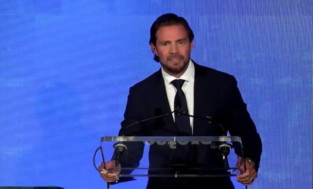 Quem é Daniel Vorcaro e qual seu papel no Banco Master? Daniel Vorcaro é o banqueiro responsável pelas operações do Banco Master, atualmente preso por suspeita de fraudes bilionárias envolvendo o INSS. Por que o Banco Master está sob investigação? O Banco Master é investigado por fraudes em mais de 250 mil contratos, com suspeitas de manipulação de margem consignável e falta de documentação legal. Quais são as principais acusações contra Daniel Vorcaro? Vorcaro é acusado de organização criminosa, lavagem de dinheiro, gestão fraudulenta e estelionato, com risco de destruir provas. Como as fraudes impactaram aposentados e pensionistas do INSS? As fraudes geraram dívidas impagáveis para aposentados, focadas no pagamento de juros altos através do produto Credcesta. Quais irregularidades foram encontradas nas operações do Banco Master? Em 84,3% das operações analisadas, não havia documentação comprovando a legalidade dos empréstimos, além de falhas na validação de biometria. Há envolvimento de autoridades do Judiciário no esquema? O relatório sugere investigar possíveis práticas ilícitas envolvendo familiares de ministros do STF e o Banco Master. Quais são as suspeitas envolvendo familiares de ministros do STF? Foram citados contratos de honorários advocatícios com escritórios ligados a parentes de magistrados, como a esposa do ministro Alexandre de Moraes. Qual é a relação entre o ministro Dias Toffoli e Daniel Vorcaro? A investigação menciona a necessidade de verificar a relação entre Dias Toffoli e Vorcaro, mas ambos negam irregularidades. Como a operação da Polícia Federal e CGU combateu o esquema? A operação combateu esquemas de descontos associativos ilegais nas folhas de pagamento do INSS, conectando o Banco Master a fraudes no crédito consignado. O que foi descoberto sobre a revenda de carteiras de crédito? O banco adquiria carteiras de crédito de empresas de fachada e as revendia com ganhos injustificados, mesmo sem concessão de empréstimos. Há possibilidade de uma nova CPI sobre o caso Master? Sim, a oposição já reuniu assinaturas para abrir uma nova CPI, mas depende de decisão dos presidentes do Senado e da Câmara. Por que o relatório da CPMI do INSS foi rejeitado? O relatório foi rejeitado pela maioria governista, apesar de expor fraudes bilionárias envolvendo o Banco Master. Quais são os próximos passos na investigação do Banco Master? A investigação pode evoluir com a criação de uma nova CPI, aprofundando as conexões e práticas ilícitas do banco. Como a rejeição do relatório impacta a investigação? A rejeição política do relatório atual pode dar fôlego para novas investigações e a criação de uma CPI exclusiva para o caso Master. Qual é a importância de investigar o Banco Master? Investigar o Banco Master é crucial para responsabilizar os envolvidos e proteger aposentados de fraudes financeiras.