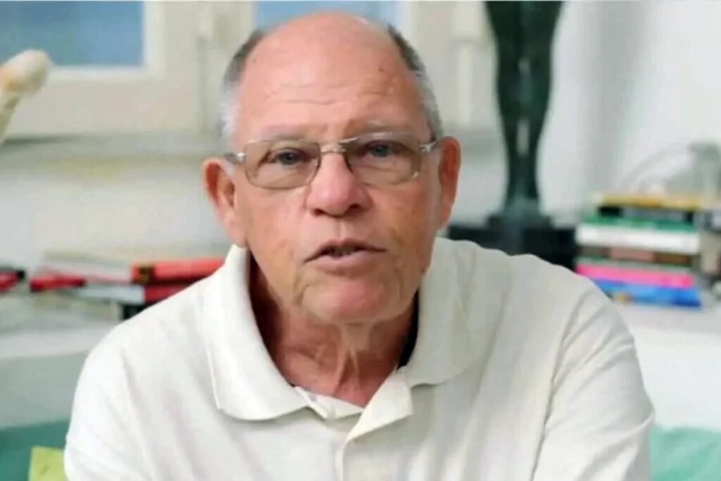 Ele apareceu para muita gente como um rosto inesperado na internet, mas por trás daquele carisma havia uma história muito maior — e é justamente isso que faz a trajetória de **Silvio Matos** prender tanto a atenção. Mas por que tanta gente passou a procurar por ele agora? Porque a morte do ator e dublador, aos **82 anos**, reacendeu uma pergunta que parece simples, mas não é: como alguém consegue atravessar tantas fases da comunicação brasileira e ainda conquistar uma nova geração justamente quando muitos já imaginavam que seu legado estava completo? A resposta começa longe das redes sociais. Antes de virar presença admirada na web, **Silvio Matos** construiu uma carreira longa, sólida e discreta, daquelas que nem sempre fazem barulho imediato, mas deixam marcas em diferentes públicos. E isso leva a outra dúvida: onde essa trajetória realmente começou? Começou no **teatro**, ainda na década de **1960**. Foi ali que ele deu os primeiros passos como ator, em um período em que a formação artística exigia presença, técnica e constância. Só que há um detalhe que quase ninguém percebe: esse início não ficou preso aos palcos. O que veio depois ampliou seu alcance de um jeito que mudaria completamente sua relação com o público. Dez anos mais tarde, ele passou a atuar em **novelas da TV Bandeirantes**, ao lado da esposa, **Aliomar de Matos**. E é aqui que muita gente se surpreende: embora tenha participado da teledramaturgia brasileira por décadas, seu nome voltou a circular com força entre pessoas que talvez nem acompanhassem novelas antigas. Como isso aconteceu? Porque sua carreira não se limitou a um único formato. **Silvio Matos** também esteve em programas infantis que marcaram gerações, como **Carrossel** (1972), **Mundo da Lua** (1991) e **Castelo Rá-Tim-Bum** (1994). Isso explica parte da admiração? Sim, mas não tudo. Afinal, ainda falta entender por que ele era reconhecido até por quem não o identificava imediatamente pelo rosto. Aí entra outra camada importante de sua trajetória: a **dublagem**. Ele trabalhou em produções como **A Feiticeira** e **Viagem ao Fundo do Mar**, dois títulos que ajudam a mostrar a amplitude de sua atuação. Mas o que acontece depois muda tudo, porque essa versatilidade não ficou no passado nem se transformou apenas em memória afetiva. Entre os trabalhos mais recentes na TV, ele esteve no seriado **Família Paraíso** (2022), do **Multishow**. Só que a virada mais curiosa veio em outro ambiente, um espaço onde muitos artistas veteranos nem sempre conseguem se reconectar com o público. Então como ele fez isso? Nos últimos anos de vida, **Silvio Matos** ganhou destaque nas **redes sociais** ao produzir conteúdos para a internet, especialmente nas esquetes do canal **Parafernalha**. E aqui surge a pergunta que realmente define sua importância: o que havia nele que funcionava tão bem tanto na televisão tradicional quanto no humor digital? Talvez a resposta esteja justamente na combinação rara entre experiência e presença cênica. Ele não parecia deslocado, não soava como alguém apenas “participando” de uma tendência. Ao contrário: sua atuação encontrava espaço natural também na linguagem da internet, o que fez crescer a admiração de um público novo, sem apagar o respeito de quem já conhecia sua caminhada na TV e na dublagem. Mas há ainda uma informação que mantém tudo em aberto: a **causa da morte** não foi divulgada. E isso faz com que a atenção se volte ainda mais para o que ele deixou em vida. Não apenas uma lista de trabalhos, mas uma trajetória capaz de ligar **teatro**, **novela**, **programa infantil**, **dublagem**, **TV por assinatura** e **internet** em um mesmo nome. Então, quem foi **Silvio Matos**? Foi um artista que atravessou décadas da cultura audiovisual brasileira e, no fim da vida, conseguiu algo que poucos alcançam: ser redescoberto sem precisar se reinventar à força. Ele apenas continuou sendo relevante — e talvez seja exatamente por isso que sua história ainda pareça longe de terminar.