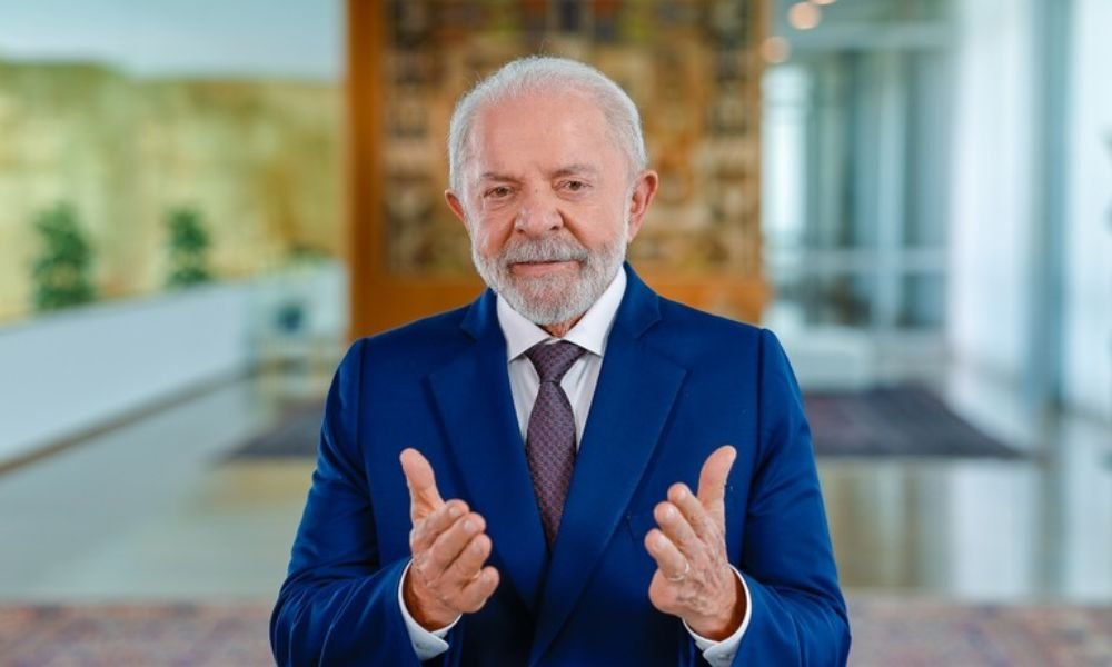 Por que a idade de Lula é um fator preponderante nas eleições? A idade de Lula é relevante porque ele tem trocado nomes e cometido gafes, o que pode impactar sua imagem como líder. Isso levanta dúvidas sobre sua capacidade de enfrentar uma campanha eleitoral intensa. Lula realmente pode desistir das eleições? Embora rumores sugiram que Lula possa desistir, não há nada oficial. Ele sempre foi resiliente em sua carreira política, mesmo em momentos desafiadores. Como a ascensão de Flávio Bolsonaro afeta Lula? Flávio Bolsonaro, antes considerado um adversário frágil, agora ultrapassa Lula nas pesquisas. Isso aumenta a pressão sobre Lula e levanta questões sobre sua viabilidade eleitoral. Por que a desaprovação de Lula é preocupante? A desaprovação crescente de Lula é preocupante porque pode indicar uma perda de apoio popular, dificultando sua campanha e aumentando a chance de derrota. Quem poderia substituir Lula como candidato? Fernando Haddad é o nome preferido de Lula. Ele já foi escolhido para várias missões importantes, mas enfrenta desafios significativos contra adversários fortes. Por que a experiência americana com Kamala Harris é relevante? A experiência americana mostra que uma substituição tardia pode ser desastrosa. Kamala Harris enfrentou dificuldades contra Trump, destacando a importância de uma decisão rápida. Haddad tem chances reais de vencer? Haddad enfrenta dificuldades significativas. Ele pode perder até para candidatos menos expressivos nas pesquisas, como Caiado e Zema, tornando sua vitória improvável. Por que Lula não criou novas lideranças? Lula centralizou o poder em torno de si, o que funcionou até agora. No entanto, isso cria um risco de ruptura em momentos críticos, como a escolha de um sucessor. O setor financeiro apoia Haddad? O setor financeiro, que prosperou sob Lula, torce por Haddad. No entanto, esse apoio pode ser mais uma retribuição do que uma crença em sua força eleitoral. Quais são os dilemas dos progressistas? Os progressistas enfrentam o dilema de apoiar Lula ou buscar um novo candidato. Lula precisa reverter sua situação ou aceitar uma possível derrota. Como Flávio Bolsonaro e Caiado se beneficiam da situação? Flávio Bolsonaro e Caiado observam a luta interna dos governistas de camarote. Eles podem se beneficiar da divisão e incerteza no campo adversário. Qual é o impacto das gafes de Lula na campanha? As gafes de Lula podem minar sua credibilidade e confiança do eleitorado, tornando mais difícil sua campanha e aumentando a chance de erros estratégicos. Por que a vaidade de Lula é um fator? Lula é vaidoso e orgulhoso de suas vitórias. Isso pode levá-lo a buscar uma saída honrosa, evitando uma derrota que mancharia sua biografia. Como a política pode surpreender? A política é imprevisível e pode trazer reviravoltas inesperadas. Mesmo cenários aparentemente certos podem mudar rapidamente, alterando o curso das eleições. Qual é o papel da Faria Lima nas eleições? A Faria Lima, representando o setor financeiro, tem interesses econômicos nas eleições. Seu apoio pode influenciar candidatos, mas não garante vitória eleitoral. O que Lula precisa fazer para virar o jogo? Lula precisa adotar medidas eficazes que aumentem sua popularidade e confiança do eleitorado, utilizando a caneta incumbente para reverter sua situação atual.