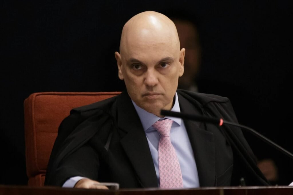 Por que Eduardo Bolsonaro quer ser intimado por Alexandre de Moraes? Eduardo Bolsonaro desafiou Moraes a intimá-lo após o ministro do STF iniciar uma investigação sobre um vídeo que ele teria enviado a Jair Bolsonaro. Ele acredita que a intimação seria uma forma de expor o que considera uma tentativa de intimidação. Qual é o contexto da investigação de Moraes? A investigação de Moraes foca no suposto envio de um vídeo por Eduardo Bolsonaro a Jair Bolsonaro, que está em prisão domiciliar e proibido de acessar redes sociais. Eduardo vê isso como uma tentativa de censura. O que Eduardo Bolsonaro disse sobre a investigação? Ele afirmou que a investigação é uma tentativa de intimidação e que Moraes tem um "fetiche" por ele. Eduardo sugere que Moraes quer calá-lo e que a investigação é injusta. Como Eduardo Bolsonaro compara sua situação com a de Flávio Bolsonaro? Eduardo questiona por que, quando Flávio Bolsonaro gravou e postou um vídeo, não houve problemas, mas quando ele faz, vira um problema. Ele acredita que Moraes quer criar uma imagem negativa dele. O que Eduardo Bolsonaro alega sobre o acesso a seus dados pessoais? Ele acusa Moraes de pedir a plataformas digitais acesso a seus dados pessoais, o que teria sido mencionado em um relatório do Comitê Judiciário dos EUA. Eduardo vê isso como uma invasão de privacidade. Por que Eduardo Bolsonaro menciona o relatório da CCJ americana? Ele cita o relatório para reforçar sua acusação de que Moraes estaria utilizando meios ilícitos para obter seus dados pessoais, o que considera uma violação de seus direitos. O que Eduardo Bolsonaro diz sobre uma possível ação da Polícia Federal? Ele afirma que, se estivesse no Brasil, Moraes já teria mandado a Polícia Federal à sua casa para uma "fishing expedition", buscando crimes em seu celular e redes sociais para desgastá-lo politicamente. Como Eduardo Bolsonaro vê a atuação de Moraes? Eduardo critica Moraes por ser, segundo ele, investigador, julgador e acusador ao mesmo tempo. Ele vê isso como um abuso de poder e uma tentativa de silenciá-lo. Qual é a posição de Eduardo Bolsonaro sobre a censura nas eleições? Ele alerta que o TSE deve ficar atento à ocorrência de censura nas eleições, sugerindo que ações como a de Moraes podem influenciar o processo eleitoral. Como Eduardo Bolsonaro pretende responder a uma possível intimação? Ele diz que responderia a uma intimação de Moraes com uma transmissão ao vivo, expondo o que considera ser uma perseguição política. Por que Eduardo Bolsonaro menciona a ignorância política? Ele acredita que Moraes quer atingir pessoas que não acompanham a política ou são mais ignorantes, para criar uma imagem negativa dele e de Jair Bolsonaro. O que Eduardo Bolsonaro espera ao desafiar Moraes? Ele espera que o desafio exponha o que considera ser uma tentativa de intimidação e abuso de poder por parte de Moraes, fortalecendo sua posição política. Como Eduardo Bolsonaro vê a relação entre ele e Moraes? Eduardo sugere que Moraes tem uma obsessão por ele, usando investigações como forma de perseguição pessoal e política. Qual é a estratégia de Eduardo Bolsonaro ao desafiar Moraes publicamente? Ele busca atrair atenção para o que considera ser uma injustiça, usando o desafio como uma plataforma para defender seus direitos e criticar o sistema judicial.