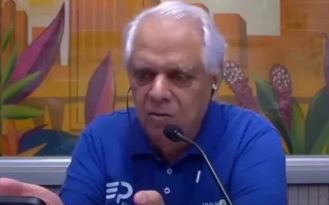 Bastaram algumas frases ao vivo para transformar um debate de rádio em um episódio de forte repercussão. O que foi dito para provocar tanta reação? Durante um programa transmitido nesta terça-feira, dia 7, o jornalista **José Carlos Magdalena**, da **rádio EP FM**, afiliada da Globo em **Araraquara (SP)**, fez declarações ofensivas contra a **Bíblia** e contra a **religião cristã**. Em que contexto essas falas aconteceram? As declarações surgiram durante a leitura da mensagem de um ouvinte que defendia a união de **um homem e uma mulher**. Foi a partir dessa manifestação que o jornalista passou a criticar a fé cristã e a questionar a validade do texto bíblico. Como essa crítica foi feita? Em vários momentos, ele usou palavras ofensivas para se referir tanto à religião quanto ao livro sagrado dos cristãos. Quais foram as expressões usadas no ar? Segundo o relato, Magdalena afirmou: **“A Bíblia é um cacete, é um livrinho idiota. A religião é um demônio que infelizmente está no meio social. A religião é demoníaca”**. A fala chamou atenção não apenas pelo conteúdo, mas pelo tom adotado durante a transmissão. E parou por aí? Não. Em seguida, ele ampliou os ataques e voltou a se referir à Bíblia de forma agressiva. O que mais ele disse? Em outro momento do programa, declarou: **“A Bíblia está errada. A Bíblia é uma bost*, se você quiser saber. Ali tem um monte de criação, cada um colocou uma coisinha a mais. Agora, se as pessoas são felizes, o Luca é feliz como ele é, eu sou feliz como eu sou, você é feliz, o que as pessoas têm a ver com isso? Tá fazendo algum mal pra você? ‘Ah, mas Deus’… Deus o cacete, cidadão!”**. A sequência das falas elevou ainda mais a tensão no estúdio. Houve reação imediata? Sim. Alguém tentou interromper ou conter o discurso? Durante o programa, **um dos apresentadores** discordou de Magdalena e o alertou sobre o risco de praticar o crime de **intolerância religiosa**. Esse aviso mudou o rumo da conversa? Não. Mesmo após a advertência, o jornalista repetiu as críticas e manteve o tom contra a religião. Como ele continuou? Além de insistir nos ataques, Magdalena afirmou que a religião deveria ser **“banida”**. Depois, voltou a usar a mesma expressão ofensiva contra a Bíblia. Quais palavras ele repetiu? Na sequência, disse: **“Livrinho idiota! Eu li muito! É tudo besteira isso aí! Tudo palhaçada! Tudo palhaçada! Tudo idiotice! Tudo idiotice!”**. A repetição reforçou o teor das declarações feitas ao vivo. Por que o caso ganhou destaque? Porque envolveu ofensas diretas à **Bíblia**, à **religião cristã** e a referências a **Deus** durante uma transmissão pública. Também chamou atenção o fato de o alerta sobre possível **intolerância religiosa** ter sido feito no próprio programa, sem que isso interrompesse a continuidade das falas. Onde isso ocorreu? Na **EP FM**, emissora afiliada da Globo em **Araraquara**, no interior de **São Paulo**. Quem foi o responsável pelas declarações? O jornalista **José Carlos Magdalena**. E o que exatamente ficou registrado? Ficaram registradas as seguintes falas: **“A Bíblia é um cacete, é um livrinho idiota. A religião é um demônio que infelizmente está no meio social. A religião é demoníaca”**; depois, **“A Bíblia está errada. A Bíblia é uma bost*, se você quiser saber”**; mais adiante, **“Deus o cacete, cidadão!”**; e, por fim, **“Livrinho idiota! Eu li muito! É tudo besteira isso aí! Tudo palhaçada! Tudo palhaçada! Tudo idiotice! Tudo idiotice!”**.