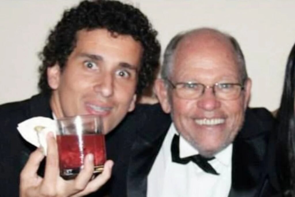 Uma despedida simples conseguiu dizer mais do que muitos discursos inteiros. Mas por que tanta gente parou para ler justamente essa mensagem? Porque ela não veio carregada de efeito, exagero ou frases prontas. Veio com algo mais raro: verdade. Quando Rafael Portugal escreveu que teve o privilégio de trabalhar com Silvio Matos, a sensação não foi apenas de luto público. Foi de intimidade, de respeito e de gratidão por alguém que deixou marca real em quem conviveu com ele. E o que havia nessa homenagem que tocou tanto? A resposta está no tom. Rafael não falou apenas de um colega. Falou de alguém apaixonado pelo que fazia, de alguém que contava histórias, de alguém cuja presença parecia ir além do trabalho. Isso muda tudo, porque transforma uma nota de despedida em retrato humano. E quando uma despedida revela quem a pessoa era nos bastidores, a reação do público deixa de ser apenas tristeza e vira reconhecimento. Mas quem era essa figura que despertou uma mensagem tão sentida? Aí está o ponto que faz muita gente continuar lendo. Antes mesmo de entrar nos detalhes da carreira, o que chama atenção é o peso da trajetória. Não se trata de alguém lembrado por um único papel ou por uma aparição recente. Trata-se de um artista com décadas de estrada, alguém que atravessou fases diferentes da televisão, do teatro, da dublagem e ainda encontrou espaço para conquistar novas gerações. E é aqui que muitos se surpreendem. Silvio Matos não era apenas um nome conhecido por veteranos da TV. Nos últimos anos, ele também ganhou notoriedade em canais de humor na internet e reuniu milhares de seguidores nas redes sociais. Como isso aconteceu? Justamente porque sua presença não ficou presa ao passado. Ele soube dialogar com públicos diferentes, em formatos diferentes, sem perder a identidade. Isso é raro. E talvez por isso sua morte tenha provocado uma reação tão ampla. Mas há um detalhe que quase ninguém percebe de imediato: essa comoção não nasceu só da notícia da morte, e sim da soma entre legado e afeto. Silvio Matos começou a atuar em 1964, no teatro, e também passou por novelas da TV Bandeirantes. Depois, participou de produções que marcaram gerações, como Carrossel, Mundo da Lua e Castelo Rá-Tim-Bum. Na dublagem, esteve ligado ao seriado A Feiticeira. Já no humor, conquistou o público com esquetes no canal Parafernalha. O que isso revela? Que sua carreira não foi limitada a um nicho. Ela se espalhou por linguagens e épocas. E o que acontece depois muda a percepção de tudo. Quando um artista com esse percurso também aparece nas redes dublando mensagens motivacionais e citações de autores renomados, ele deixa de ser apenas lembrança de arquivo e passa a ser presença cotidiana. Com mais de 100 mil seguidores, Silvio Matos seguia falando com o público de forma direta, próxima e atual. Não era só alguém que fez parte da história. Era alguém ainda em contato com ela. Então por que a mensagem de Rafael Portugal ganhou tanta força? Porque ela surgiu exatamente nesse ponto de encontro entre o artista admirado e o homem querido. Ao dizer que ouviu tantas histórias na casa de Silvio e agradecer por ter conhecido alguém tão apaixonado pelo que fazia, Rafael revelou algo que o público nem sempre vê: o valor da convivência. E quando isso aparece, a despedida deixa de ser apenas notícia e vira memória compartilhada. A morte de Silvio Matos foi divulgada por colegas nas redes sociais neste sábado, no Rio de Janeiro, aos 82 anos. A causa não foi informada. Mas, no fim, o que mais ficou não foi o silêncio em torno da causa. Foi o barulho da trajetória. Foi a lembrança de um artista que passou pelo teatro, pela TV, pela dublagem, pelo humor e pelas redes sem perder relevância. E talvez esse seja o ponto principal que só se revela no final: Rafael Portugal não comoveu apenas por se despedir. Comoveu porque, ao se despedir, ajudou a mostrar por que Silvio Matos não era só um veterano admirado, mas alguém que continuava vivo na memória afetiva de públicos muito diferentes. E quando uma despedida consegue fazer isso, ela não termina na última frase. Ela apenas abre espaço para uma pergunta que ainda ecoa: quantos artistas conseguem atravessar tanto tempo, tantos formatos e ainda partir deixando essa sensação de presença?