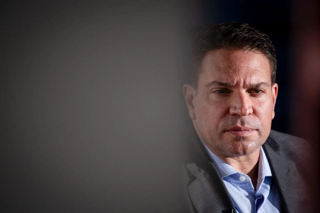 Ele já estava fora do país quando a Justiça apertou o cerco, e esse é o tipo de detalhe que muda completamente a leitura do caso. Mas como alguém condenado no STF conseguiu permanecer longe por tanto tempo? A resposta começa antes da prisão desta segunda-feira, quando agentes do Serviço de Imigração e Controle de Aduanas dos Estados Unidos, o ICE, localizaram e prenderam Alexandre Ramagem em Orlando, na Flórida. Detido por irregularidades migratórias, ele foi levado a um centro de detenção. Só que a prisão, por si só, não explica o que mais chama atenção: por que ele já era considerado foragido desde o ano passado? Isso aconteceu porque a saída dele do Brasil não foi apenas uma viagem comum. Ramagem deixou o país em setembro de 2025, mas passou oficialmente à condição de foragido em 25 de novembro, quando foi registrado o mandado de prisão preventiva. E é justamente aqui que muita gente se surpreende: ele já estava em território norte-americano quando a situação judicial se agravou de vez. Mas de que forma ele saiu do Brasil? Segundo a investigação da Polícia Federal, a rota não passou por um embarque convencional em aeroporto brasileiro. Os investigadores apontaram que ele foi até Roraima, seguiu de carro e cruzou a fronteira com a Guiana por Bonfim, onde um rio separa os dois países. A partir dali, já na Guiana, embarcou para Miami. Há registro da chegada dele aos Estados Unidos em 11 de setembro. Se ele entrou nos EUA em setembro, por que a condição de foragido só veio depois? Porque o marco formal foi o registro do mandado de prisão preventiva, em novembro. Antes disso, havia a saída do país em meio ao julgamento no Supremo Tribunal Federal. Depois, veio a condenação a 16 anos de prisão por envolvimento na trama golpista. O que acontece em seguida muda o peso de tudo: a fuga deixa de ser apenas um deslocamento e passa a ser lida dentro de um contexto de condenação e ordem judicial. Mas há um ponto que quase passa despercebido nessa sequência. Ele saiu sozinho do Brasil, porém passou a viver nos Estados Unidos com a esposa e os filhos. Esse detalhe não altera o fato central, mas amplia a dimensão do caso: não se tratava de uma permanência improvisada ou de curtíssimo prazo. E então surge outra pergunta inevitável: se ele já estava fora e havia pedido formal de extradição, por que a prisão só ocorreu agora? O pedido de extradição foi formalizado pelo Ministério da Justiça em 30 de dezembro de 2025, junto à Embaixada do Brasil em Washington. Isso mostra que o caso já estava em andamento no plano diplomático e jurídico. Ainda assim, a prisão anunciada agora ocorreu por ação do ICE e teve como base irregularidades migratórias. E é aqui que o enredo ganha outra camada: a captura nos Estados Unidos não apaga o caminho percorrido até ela, mas ajuda a explicar por que o nome dele voltou ao centro do noticiário. Quem é Ramagem dentro dessa história? Antes de ser cassado pelo Congresso Nacional, Alexandre Ramagem havia sido eleito deputado federal em 2022. Antes disso, dirigiu a Agência Brasileira de Inteligência, a Abin, entre julho de 2019 e março de 2022, durante o governo Jair Bolsonaro. Esse histórico ajuda a entender por que o caso tem repercussão tão alta, mas não responde sozinho à dúvida principal. Então qual é o ponto central de tudo isso? Que Ramagem não passou a ser um nome procurado apenas agora, com a prisão em Orlando. Ele já era considerado foragido desde o ano passado, depois de deixar o Brasil clandestinamente durante o julgamento no STF, ser condenado a 16 anos e ter o mandado de prisão preventiva registrado em novembro. A prisão nos Estados Unidos apenas trouxe à superfície uma situação que já estava formalizada havia meses. E o detalhe final é o que mantém o caso em aberto: a detenção por irregularidades migratórias resolve a captura imediata, mas não encerra, por si só, todas as consequências do processo que começou muito antes, atravessou fronteiras e agora volta a pressionar o desfecho.