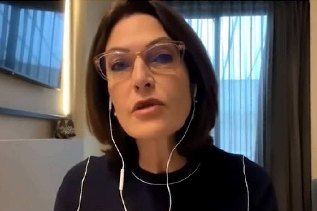 Por que Ratinho Junior decidiu filiar Cristina Graeml ao PSD? Ratinho Junior busca fortalecer sua chapa contra Sergio Moro. A filiação de Graeml, ex-rival, visa unir forças e ampliar o eleitorado do PSD no Paraná. Como foi a campanha eleitoral de 2024 em Curitiba? A campanha foi acirrada, marcada por trocas de ataques entre Graeml e o grupo de Ratinho Junior. Graeml criticava o PSD e se posicionava contra o sistema. Qual era a situação de Graeml antes de se filiar ao PSD? Graeml estava no União Brasil, convidada por Sergio Moro, e se apresentava como pré-candidata ao Senado. Com a ida de Moro para o PL, ela ficou sem espaço na chapa. Quais são as possíveis candidaturas de Graeml no PSD? Dentro do PSD, Graeml pode ser candidata ao Senado ou até vice-governadora. A decisão ainda está em aberto, mas sua presença visa fortalecer a chapa. Por que Ratinho Junior enfrenta dificuldades para definir um candidato? Ratinho Junior encontra dificuldades devido à liderança de Moro nas pesquisas e à falta de um nome forte no PSD que possa competir de igual para igual. Como a filiação de Graeml pode impactar a candidatura de Guto Silva? A presença de Graeml pode ampliar o eleitorado de Guto Silva, o preferido de Ratinho Junior, mas que não tem se destacado nas pesquisas. Qual foi a reação de Eduardo Pimentel ao anúncio da filiação? Pimentel declarou que não pretende abandonar seu mandato na capital para concorrer ao Executivo estadual, aliviando a pressão sobre Ratinho Junior. Como a oposição está se posicionando? A oposição já definiu Requião Filho como candidato. Ele representa um desafio adicional para Ratinho Junior e sua nova aliança com Graeml. Qual é o papel de Alexandre Curi nessa conjuntura? Alexandre Curi, antes cotado para ser candidato do PSD, filiou-se ao Republicanos, reafirmando seu compromisso com um projeto de transformação para o Paraná. Como Ratinho Junior e Graeml justificam sua aliança? Ambos destacam valores comuns, como família e liberdade econômica, e a necessidade de construir alianças para um projeto maior para o Paraná. Qual é a importância dessa aliança para o cenário político do Paraná? A aliança pode redefinir o cenário político, unindo forças antes opostas para enfrentar adversários fortes como Sergio Moro e Requião Filho. Como a mudança de partido de Rafael Greca afeta o cenário? Greca trocou o PSD pelo MDB para manter sua pré-candidatura a governador, o que pode influenciar alianças e estratégias políticas no estado. O que essa movimentação política revela sobre o cenário nacional? Revela a complexidade das alianças políticas e a busca por fortalecimento regional em um contexto de polarização e desafios eleitorais. Qual é a expectativa para as próximas eleições no Paraná? A expectativa é de uma disputa acirrada, com alianças estratégicas e candidatos fortes, como Moro e Requião Filho, desafiando o status quo.