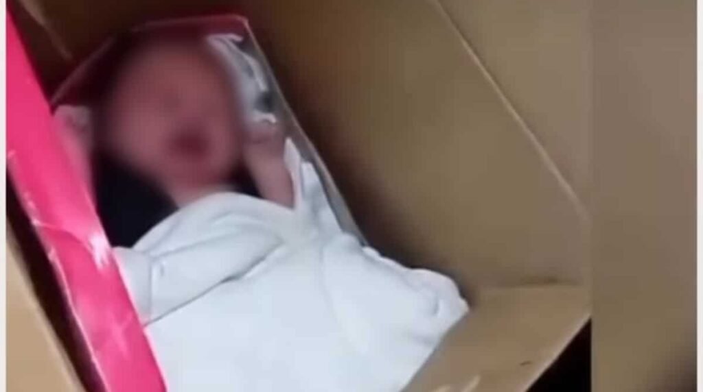 Como foi encontrado o recém-nascido em Barra de Guabiraba? Um bebê recém-nascido foi encontrado dentro de uma caixa de papelão na cidade de Barra de Guabiraba, Pernambuco, após uma denúncia. Ele estava chorando e junto havia um bilhete impressionante. O que dizia o bilhete deixado com o bebê? O bilhete, supostamente escrito pela mãe, revelava o nome do bebê, a data e hora de nascimento, e explicava que ela não tinha condições de criá-lo. A mãe mencionou ter outros dois filhos e pediu que cuidassem bem dele. Qual é o estado de saúde do bebê encontrado? O recém-nascido foi levado ao Hospital da Mulher do Agreste em Caruaru, onde está recebendo assistência médica. Seu estado de saúde é estável, segundo a equipe médica. Quais medidas estão sendo tomadas pelo Conselho Tutelar? O Conselho Tutelar está acompanhando o caso para garantir os direitos da criança e apurar os fatos. Eles estão realizando os procedimentos necessários para proteger o bebê. Como a Polícia Civil de Pernambuco está lidando com o caso? A Polícia Civil registrou o caso como abandono de incapaz na Delegacia de Caruaru e continua investigando para identificar os responsáveis pelo abandono do bebê. Por que a mãe decidiu deixar o bebê na rua? No bilhete, a mãe explicou que não tinha condições de criar o bebê, pois já cuida sozinha de dois filhos pequenos e não recebe ajuda do pai. Ela considerou a adoção, mas teve medo. Qual é a situação atual do bebê? O bebê permanece internado no hospital, recebendo cuidados médicos. As autoridades estão trabalhando para garantir seu bem-estar e encontrar uma solução para sua situação familiar.