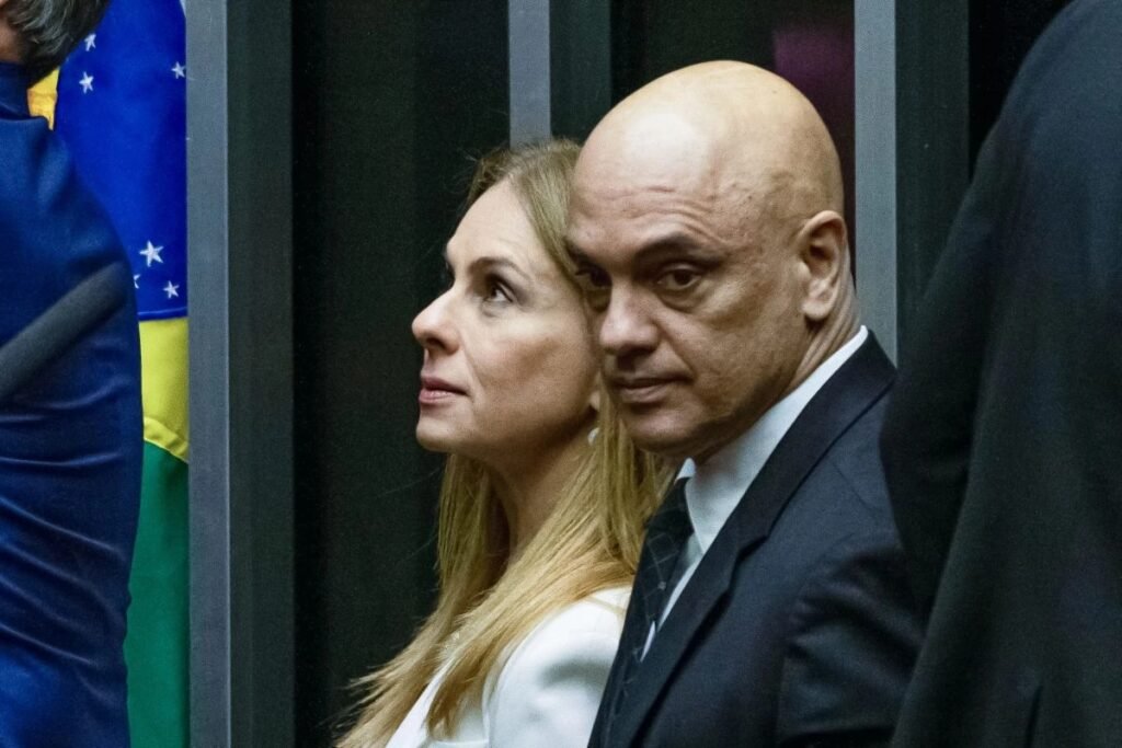 Um repasse de **R$ 80 milhões** colocou no centro da atenção a relação entre o **Banco Master** e o escritório de advocacia de **Viviane Barci**, mulher do ministro **Alexandre de Moraes**. De onde saiu essa informação? Segundo a descrição do caso, ela aparece em **documentos da Receita Federal** obtidos pela **CPI do Crime Organizado**, do Senado, após a **quebra de sigilo fiscal** do banco. Mas o que exatamente esses documentos indicam? Eles demonstram que o escritório de Viviane Barci recebeu do Banco Master, de **Daniel Vorcaro**, **R$ 80 milhões entre 2024 e 2025**. Esse valor surgiu de forma isolada? Não. A apuração menciona também a existência de um **contrato** entre o banco e o escritório. E o que previa esse contrato? De acordo com as informações divulgadas, havia previsão de **pagamento mensal de R$ 3,5 milhões por 36 meses**, o que levaria a um total de **R$ 129 milhões**. Como esse contrato veio à tona? Uma **cópia digitalizada** do documento foi apreendida no celular de **Daniel Vorcaro**, dono do Banco Master. Isso significa que todo o valor previsto foi pago? Não há essa afirmação. O que os documentos da Receita, segundo a descrição apresentada, comprovam é que **pelo menos parte dos pagamentos foi efetivada**. E quanto dessa execução foi apontada? O relator da CPI, senador **Alessandro Vieira** , afirmou que os valores recebidos pelo escritório chegam a **R$ 80 milhões**. Por que esse número foi destacado pelo relator? Segundo Vieira, a revelação mostra o quanto a investigação envolvendo o Master é **complexa**. Ele também afirmou que o montante recebido pelo escritório condiz com o período em que Viviane declarou ter atuado junto ao banco. E qual teria sido esse período? O próprio escritório informou que os serviços foram prestados entre **fevereiro de 2024 e novembro de 2025**, somando **22 meses**. Mas o que o escritório disse sobre o trabalho realizado? Em nota divulgada no mês passado, foram apresentados detalhes do que estava previsto no contrato. Quantas entregas teriam sido feitas? O escritório afirmou que produziu **36 pareceres**, com ampla consultoria e atuação jurídica, por meio de uma equipe formada por **15 advogados**. Houve também reuniões? Sim. Segundo a nota, foram realizadas **94 reuniões de trabalho**, sendo **79 presenciais** na sede do banco. E como essas reuniões foram descritas? O escritório informou que as tratativas duraram cerca de **três horas** e envolveram **problemas jurídicos** e o **desenvolvimento do objeto do contrato**. O escritório confirmou os valores revelados? Não. Quando procurado, o **Barci de Moraes** afirmou que **“não confirma as informações incorretas e vazadas ilicitamente, lembrando que todos os dados fiscais são sigilosos”**. Essa foi a manifestação registrada sobre os dados obtidos pela CPI. E por que o caso ganhou ainda mais repercussão? Porque a descrição também menciona bens ligados à família de Alexandre de Moraes. Quais bens foram citados? Um deles é uma **mansão de 725 m² no Lago Sul**, bairro nobre de Brasília. Como esse imóvel foi adquirido? Segundo documentos públicos de cartórios citados, ele foi comprado por **R$ 12 milhões**, com pagamento **à vista**, em **setembro de 2025**. Há outros imóveis mencionados? Sim. A **Lex Instituto de Estudos Jurídicos** também adquiriu outro imóvel em 2025. Qual? Um **apartamento duplex de 365 metros quadrados**, em **Campos do Jordão**, com **seis vagas de garagem** e **cinco suítes**. Quanto foi pago? Segundo a informação apresentada, a empresa da família Moraes desembolsou **R$ 4 milhões** em **março do ano passado**. Esse valor chamou atenção por quê? Porque um imóvel **idêntico**, no mesmo prédio e com a mesma metragem, havia sido anunciado por **R$ 7 milhões**. E esse era o único imóvel da família no edifício? Não. Esse foi o **segundo imóvel** da família Moraes no mesmo prédio. Quando o primeiro foi comprado? Em **2014**, a **Lex Instituto de Estudos Jurídicos** adquiriu o apartamento ao lado, com **362,6 metros quadrados**, também por **R$ 4 milhões**. Quem vendeu as duas unidades? Segundo os documentos citados, ambas foram vendidas pela **construtora Poiano Lopes Ltda**. Então, o que está posto de forma objetiva até aqui? Que **documentos da Receita Federal**, obtidos pela **CPI do Crime Organizado** após a quebra de sigilo fiscal do **Banco Master**, indicam que o escritório de **Viviane Barci** recebeu **R$ 80 milhões entre 2024 e 2025**; que havia um contrato com previsão de **R$ 3,5 milhões por mês durante 36 meses**, totalizando **R$ 129 milhões**; que o escritório declarou ter atuado por **22 meses**, com **36 pareceres**, **94 reuniões** e uma equipe de **15 advogados**; e que, ao ser procurado, afirmou **não confirmar as informações** e alegou que os dados fiscais são **sigilosos**.