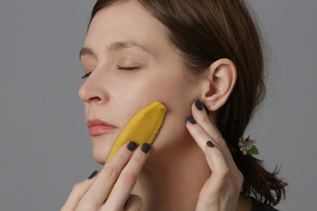 Parece improvável que algo tão comum, tão ignorado e tão fácil de encontrar possa entrar na rotina de cuidados com a pele depois dos 60 e ainda despertar tanta curiosidade. Mas por que justamente aquilo que quase sempre vai para o lixo começou a chamar atenção de quem busca uma aparência mais **macia**, **iluminada** e com aspecto mais **saudável**? A resposta está no que muita gente não vê à primeira vista. Nem sempre os cuidados mais comentados são os únicos que merecem espaço. Às vezes, o que surpreende é justamente o recurso mais simples. E o que esse ingrediente tem de tão especial para a pele madura? Ele reúne **vitaminas A, C e E**, além de **antioxidantes**, elementos associados à proteção contra os efeitos do **envelhecimento precoce** e ao suporte de uma pele com aparência mais uniforme. Mas isso significa que ele faz milagres? Não. E é aqui que muita gente se surpreende. O interesse por esse cuidado caseiro não está em promessas exageradas, e sim no fato de ser uma alternativa **natural**, **acessível** e fácil de incluir na rotina. Então por que tantas pessoas passaram a olhar para isso com mais atenção? Porque, com uso regular e moderado, ele pode contribuir para **hidratação**, ajudar no alívio de **pequenas irritações** e favorecer uma textura mais suave. Só que existe um detalhe que quase ninguém percebe: não basta saber que o ingrediente tem potencial, é preciso entender como ele é usado. E como transformar algo tão simples em um preparo adequado para a pele? O processo é mais prático do que parece. Primeiro, é importante **lavar bem a casca** para remover resíduos. Depois, ela deve ser cortada em pedaços pequenos e levada ao liquidificador. Mas ela vai sozinha? Não exatamente. Para chegar à consistência certa, entram também **amido de milho** e **água filtrada**. E por que isso importa? Porque a proposta é obter uma mistura **lisa**, **cremosa** e **homogênea**, sem pedaços, facilitando a aplicação sobre o rosto. O que acontece depois é o que muda tudo, porque a forma de aplicar interfere diretamente na experiência. Então qual é o passo seguinte? Antes de tudo, o rosto deve estar **limpo**. A recomendação é lavar a pele com **água morna** e secar com suavidade usando uma toalha limpa. Só depois disso a mistura é espalhada de maneira uniforme. E por quanto tempo ela deve agir? Cerca de **15 a 20 minutos**. Em seguida, basta enxaguar bem com água. Mas usar uma vez resolve? É justamente aqui que surge a parte mais importante. Os resultados esperados não aparecem de forma instantânea, e sim de maneira **gradual**, ao longo do tempo. Por isso, a orientação é repetir o processo de **duas a três vezes por semana**. E por que essa frequência chama atenção? Porque reforça uma ideia simples, mas poderosa: pequenos hábitos consistentes costumam fazer mais diferença do que soluções apressadas. Ainda assim, vale perguntar: por que esse cuidado ganhou espaço especialmente quando o assunto é pele após os 60? Porque nessa fase muitas pessoas procuram formas de manter a pele com aparência mais confortável, nutrida e viçosa sem depender apenas de opções caras. Mas há outro ponto que merece atenção. Mesmo sendo uma alternativa caseira interessante, isso substitui acompanhamento profissional? Não. E esse é um dos aspectos mais importantes de todos. Na prática, a **casca de banana** pode funcionar como um complemento nos cuidados, não como substituta de **tratamentos dermatológicos**. E por que essa distinção é tão importante? Porque ela evita expectativas irreais e coloca esse método no lugar certo: o de um recurso simples, econômico e natural que pode ajudar na aparência da pele quando usado com moderação. No fim, o que realmente chama atenção não é só o ingrediente em si, mas o contraste. Algo tão comum, tão barato e tão descartado pode, sim, participar de uma rotina voltada para uma pele com aspecto mais **suave**, **hidratado** e **iluminado**. E talvez o ponto principal esteja exatamente aí: aos 60, recuperar uma aparência mais jovem nem sempre começa com excessos, mas com escolhas consistentes, simples e inesperadas. A questão que fica é outra: quantos outros cuidados valiosos ainda passam despercebidos dentro da própria casa?