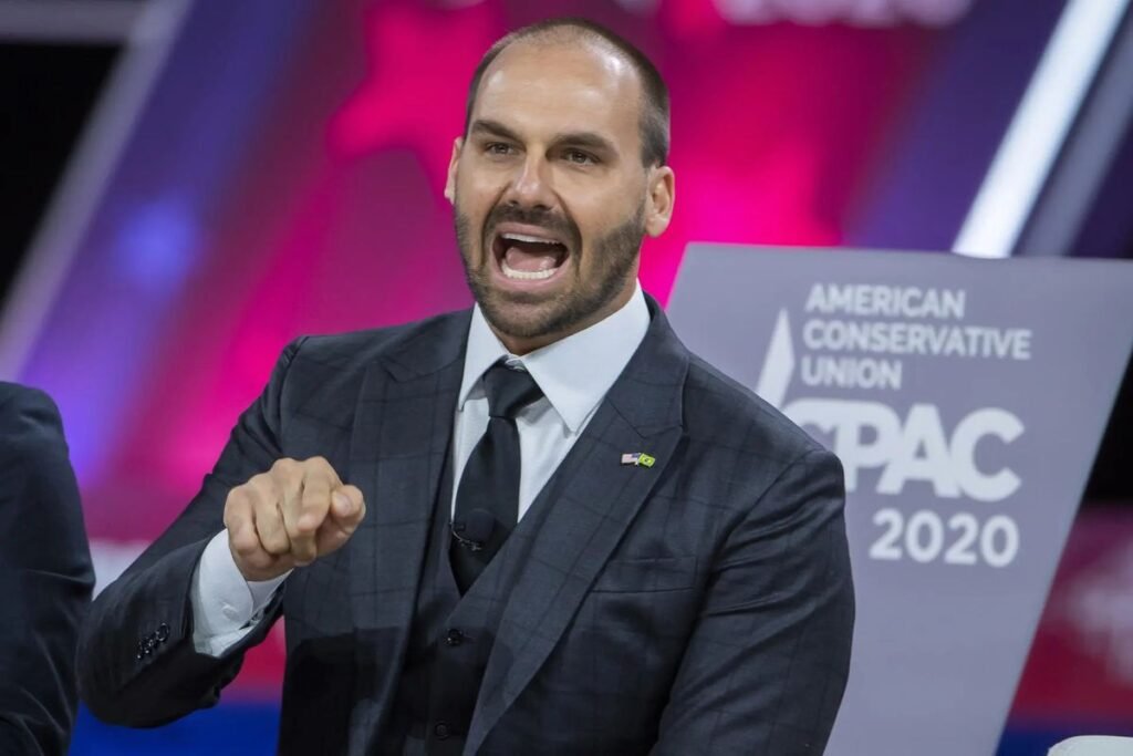 Por que os EUA podem não reconhecer as eleições no Brasil? Eduardo Bolsonaro afirmou que os EUA estão preocupados com a situação política no Brasil, especialmente em relação à liberdade de expressão e possíveis censuras, o que poderia levar a um não reconhecimento das eleições. Qual é a preocupação dos EUA com o Brasil? O Departamento de Estado dos EUA expressou sérias preocupações sobre decisões judiciais e ações do governo brasileiro que, segundo eles, restringem a liberdade de expressão. Como o relatório do Comitê Judiciário dos EUA está relacionado? O relatório, endossado por Marco Rubio, destaca preocupações sobre a "perseguição e censura" no Brasil, sugerindo que isso afeta a democracia e a liberdade de expressão. Quem é Alexandre de Moraes e por que ele é mencionado? Alexandre de Moraes é ministro do STF e foi citado por Eduardo Bolsonaro como alguém que apoia o governo Lula em ações que supostamente censuram críticos, o que é visto como problemático pelos EUA. O que é a Lei Magnitsky e como ela se aplica aqui? A Lei Magnitsky permite que os EUA sancionem autoridades estrangeiras por violações de direitos humanos ou corrupção. Moraes foi sancionado sob essa lei em 2025, mas as sanções foram retiradas posteriormente. Por que a censura é vista como um problema para as eleições? Eduardo Bolsonaro argumenta que a censura desequilibra o processo eleitoral, pois impede que a sociedade tenha acesso a informações diversas, afetando a transparência e a democracia. Qual é o papel das big techs nessa situação? O relatório menciona que a censura no Brasil afeta redes sociais, muitas delas de empresas americanas, o que preocupa os EUA em termos de liberdade de expressão e impacto econômico. Como Gilmar Mendes está envolvido? Embora Eduardo não tenha mencionado diretamente, o relatório sugere que Gilmar Mendes, junto com Moraes, está envolvido em ações que afetam a liberdade de expressão nas redes sociais. O que pode acontecer se as eleições não forem reconhecidas? Se os EUA não reconhecerem as eleições, isso pode levar a tensões diplomáticas e questionamentos sobre a legitimidade do processo eleitoral brasileiro. Como o governo brasileiro respondeu a essas alegações? Até o momento, o STF não respondeu às declarações de Eduardo Bolsonaro, mas o espaço para manifestação permanece aberto. Qual é a importância da liberdade de expressão nas eleições? A liberdade de expressão é crucial para garantir que todas as vozes sejam ouvidas e que o processo eleitoral seja justo e transparente, permitindo um debate público saudável. O que significa para o Brasil ser "o país farol da liberdade"? Eduardo Bolsonaro usa essa expressão para destacar a importância dos EUA como um exemplo de liberdade e democracia, sugerindo que o Brasil deveria seguir esse modelo. Como as sanções da Lei Magnitsky afetam os sancionados? As sanções congelam bens e impedem vínculos econômicos com os EUA, afetando significativamente a vida financeira dos sancionados. Qual é o impacto das ações judiciais nas redes sociais? As ações judiciais que restringem redes sociais podem limitar a liberdade de expressão, afetando o acesso à informação e o debate público. Por que a situação política no Brasil preocupa os EUA? Os EUA veem a liberdade de expressão como um pilar da democracia e estão preocupados que restrições no Brasil possam afetar a estabilidade democrática na região.