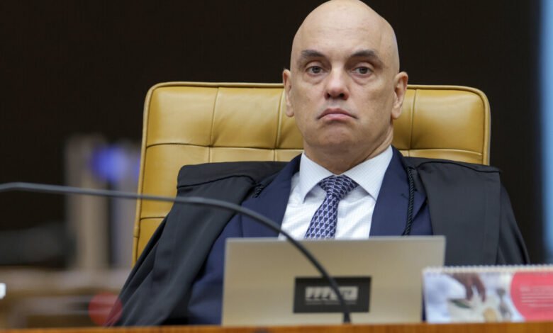 Uma acusação lançada no centro da **CPI do Crime Organizado** colocou o **STF**, o **Coaf** e o **Banco Master** na mesma linha de tensão. O que exatamente foi dito? O relator da comissão, **Alessandro Vieira (MDB-SE)**, afirmou que decisões do ministro **Alexandre de Moraes** têm dificultado o avanço de investigações sobre **crimes financeiros** e criado pressão direta sobre o órgão responsável por relatórios de inteligência financeira. Mas de que forma essa pressão teria acontecido? Segundo Vieira, o problema está nas restrições impostas ao compartilhamento de informações do **Coaf**. O senador declarou que o órgão estaria “**constrangido e ameaçado […] sob pena de cometer ilícitos**”, indicando que o ambiente criado pelas decisões judiciais teria elevado o receio interno sobre o envio de dados sensíveis. E quais foram essas restrições? A crítica surgiu após uma decisão de **Moraes** que condicionou o envio de relatórios do **Coaf** à existência de **investigação formal**. Além disso, passou a ser exigida **justificativa de pertinência** e também a **identificação prévia do investigado**. O que isso muda na prática? Segundo a descrição feita por Vieira, o nível de exigência para acessar informações financeiras sensíveis ficou mais alto, o que, na avaliação dele, trava o andamento de apurações. Por que esse ponto ganhou ainda mais peso político? Porque Vieira relaciona essas restrições às investigações que envolvem o banqueiro **Daniel Vorcaro**, dono do **Banco Master**. O que a CPI aponta nesse contexto? De acordo com o senador, **Moraes** realizou ao menos **oito voos** em aeronaves ligadas ao empresário. Isso, por si só, encerra a questão? Não. O que fez o tema avançar foi a associação entre esses deslocamentos e outros fatos mencionados na comissão. Que outros fatos foram citados? Um dos episódios, segundo a CPI, teria ocorrido na véspera de um encontro entre o ministro e **Vorcaro**. Há registro disso? Vieira mencionou ainda mensagens apreendidas pela **Polícia Federal** que indicariam que, em **8 de agosto de 2025**, o banqueiro escreveu: “**Tô com Alexandre**”, em referência ao ministro. Por que essa mensagem chamou atenção? Porque ela foi inserida no debate como parte do conjunto de elementos levantados pela comissão sobre a relação entre os nomes citados. As críticas ficaram restritas às decisões sobre o **Coaf** e aos voos? Não. Vieira também mencionou a expansão patrimonial do magistrado. Em que termos? Segundo levantamento revelado pelo **Estadão**, citado pelo senador, **Moraes** e sua esposa ampliaram de forma significativa seus **investimentos imobiliários** nos últimos anos, com **R$ 23,4 milhões** aplicados apenas no período recente. A fala do relator mirou apenas o ministro do STF? Também não. Quem mais entrou no foco das críticas? O ex-governador do **Distrito Federal**, **Ibaneis Rocha**, foi citado por não comparecer à CPI após obter **habeas corpus** concedido pelo ministro **André Mendonça**, decisão que tornou facultativa sua presença. O que isso provocou? Para Vieira, o episódio também afetou o alcance dos trabalhos da comissão. E onde entra o **Banco de Brasília** nessa sequência? O senador chamou atenção para a atuação do **BRB**, que, segundo ele, teria adquirido cerca de **R$ 20 bilhões em ativos ligados ao Banco Master**, mesmo após indícios de irregularidades. Por que esse dado foi destacado? Porque, na avaliação do relator, ele se soma ao cenário que estaria dificultando o aprofundamento das apurações. Qual foi a síntese da crítica feita por Vieira? Nas palavras dele, “**as decisões acabam protegendo estruturas que deveriam ser investigadas**”. O que está reunido nessa declaração? A acusação de que restrições ao **Coaf**, a exigência de **investigação formal**, a necessidade de **justificativa de pertinência**, a **identificação prévia do investigado**, os **oito voos** em aeronaves ligadas a **Daniel Vorcaro**, a mensagem “**Tô com Alexandre**” de **8 de agosto de 2025**, os **R$ 23,4 milhões** em **investimentos imobiliários**, a ausência de **Ibaneis Rocha** após decisão de **André Mendonça** e a compra de cerca de **R$ 20 bilhões em ativos ligados ao Banco Master** pelo **BRB** formam o núcleo das acusações apresentadas pelo relator da **CPI do Crime Organizado**.