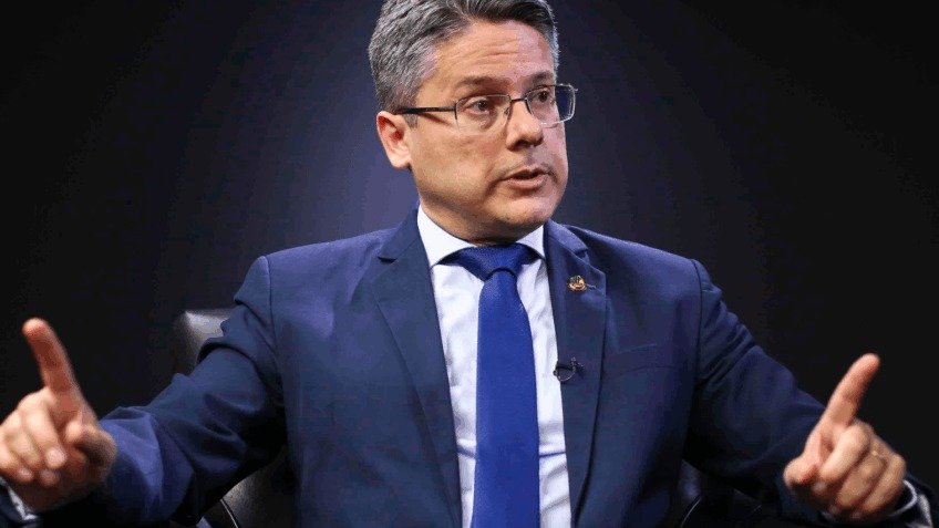 Quando um relatório diz que um Estado pode ter perdido a capacidade de exercer soberania sobre partes do próprio território, o alerta deixa de ser apenas político e passa a soar como algo muito maior. Mas por que uma conclusão tão dura foi colocada agora? Porque o documento final da CPI do Crime Organizado sustenta que a crise de segurança chegou a um nível “estrutural”, e não mais episódico. Isso significa que, na avaliação do relator, não se trata de uma onda passageira de violência, nem de um problema que possa ser contido com ações isoladas. E o que faz essa situação ser tratada como estrutural? O relatório aponta uma combinação rara e especialmente grave: a atuação simultânea de facções criminosas e milícias armadas. Em vez de um único eixo de disputa, o que existe é uma sobreposição de forças, interesses e territórios, com confrontos, alianças e até a formação das chamadas “narcomilícias”. Mas por que isso muda tanto o cenário? Porque, segundo o texto, essa dinâmica compromete a autonomia do poder público para conduzir políticas de segurança e até outras políticas públicas. Quando o Estado encontra dificuldade para manter presença efetiva em determinadas áreas, o problema deixa de ser apenas policial e passa a atingir a própria capacidade de governar. Então a solução proposta é qual? É aqui que muita gente se surpreende: o relator da CPI, senador Alessandro Vieira, defende a decretação de intervenção federal no Rio de Janeiro. A justificativa é que o quadro se enquadraria no artigo 34 da Constituição, que permite esse tipo de medida em casos de grave comprometimento da ordem pública. Mas há um detalhe que quase ninguém percebe: o relatório não trata a intervenção como uma repetição simples do que já foi feito antes. Pelo contrário. O texto lembra a experiência de 2018, no governo Michel Temer, mas afirma que ela foi insuficiente para produzir mudanças estruturais. Ou seja, a referência ao passado aparece menos como modelo pronto e mais como argumento para um formato mais amplo e duradouro. E o que mudaria nesse novo desenho? O documento propõe comando unificado das forças de segurança, atuação integrada com órgãos federais, foco no combate financeiro às organizações criminosas, prazo mais longo para a intervenção, monitoramento por órgãos de controle e uso subsidiário das Forças Armadas. O que acontece depois dessa lista muda a leitura de tudo: a proposta não se limita à presença policial, mas tenta reorganizar a forma como o enfrentamento ao crime seria coordenado. Só que isso bastaria? O próprio relatório sugere que não. E é nesse ponto que surge outra recomendação central: a recriação de um Ministério da Segurança Pública. Segundo Alessandro Vieira, a estrutura atual, vinculada ao Ministério da Justiça, seria insuficiente para lidar com a complexidade do tema. Mas por que criar um ministério específico faria diferença? O argumento é que o enfrentamento ao crime organizado exige coordenação nacional, integração entre os entes federativos e atuação simultânea nas áreas policial, social e econômica. Em outras palavras, a proposta tenta dar foco administrativo e político a um problema que, segundo o relatório, já ultrapassou a capacidade de respostas fragmentadas. E existe algum precedente usado para sustentar essa ideia? Sim. O texto cita a criação extraordinária do Ministério da Segurança Pública em 2018 e lembra que, naquele período, houve queda nos índices de homicídio no país. O relatório não afirma relação direta de causa e efeito, mas destaca a coincidência como elemento que reforçaria a pertinência de uma estrutura dedicada exclusivamente ao tema. Então o pedido envolve apenas o Estado do Rio? Formalmente, o foco da recomendação está no Rio de Janeiro, descrito no relatório como um caso com condições únicas no país. Mas a lógica apresentada vai além: para o relator, o combate ao crime organizado exige coordenação nacional. E isso amplia o alcance político da proposta. O ponto principal, no fim, é este: o relatório da CPI não fala apenas em reforçar operações ou endurecer discursos. Ele pede intervenção federal no Rio de Janeiro e defende a volta de um ministério exclusivo para segurança pública, sob o argumento de que a crise atingiu um patamar estrutural. E quando um documento oficial chega a esse nível de diagnóstico, a discussão deixa de ser sobre uma medida isolada e passa a ser sobre até onde o Estado está disposto a ir.