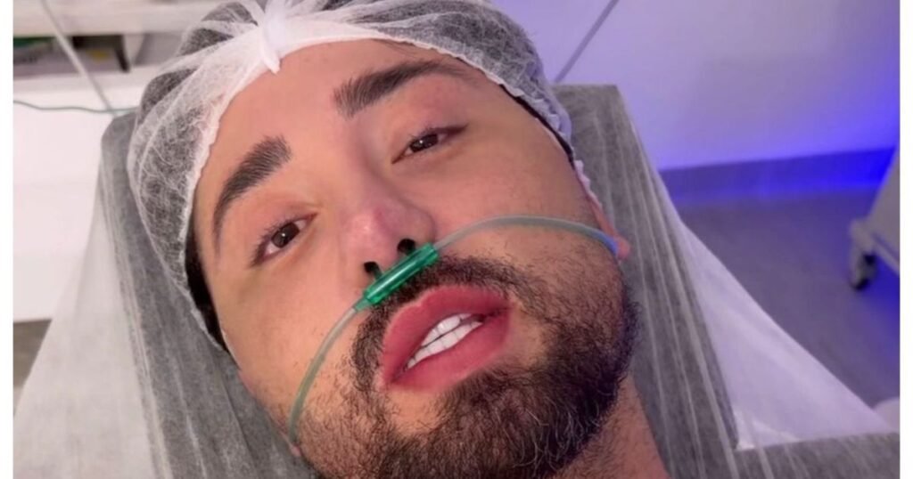 Por que Rico Melquiades prefere bisturi à academia? Rico Melquiades revelou que prefere cirurgias estéticas a frequentar a academia. Ele afirma gostar de procedimentos que oferecem resultados rápidos, ao contrário dos treinos. Qual foi o novo procedimento estético de Rico Melquiades? Rico passou por uma lipoaspiração para contornar e modelar o corpo, removendo o excesso de gordura. Quantos procedimentos estéticos Rico já realizou? O influenciador já soma mais de 15 procedimentos, incluindo cirurgias faciais e preenchimentos. Como Rico compartilhou sua experiência com a lipoaspiração? Ele usou o Instagram para mostrar o procedimento e desabafar sobre sua preferência por cirurgias. Qual é a visão de Rico sobre treinos na academia? Rico admite que vai à academia apenas para tirar fotos e postar, sem realmente treinar. Quais são as consequências de preferir cirurgias a exercícios? Optar por cirurgias pode trazer resultados rápidos, mas também envolve riscos e recuperação, ao contrário dos benefícios contínuos dos exercícios físicos.