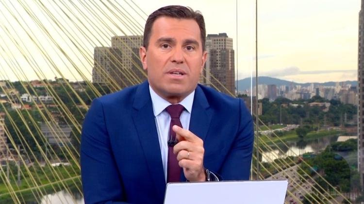 Uma nova emissora já tem data para nascer, e o nome por trás dela ajuda a explicar por que tanta atenção se voltou para esse anúncio. Quem está à frente desse projeto? **Rodrigo Bocardi**, jornalista que foi desligado da **TV Globo** em janeiro de 2025, quando comandava o **Bom Dia São Paulo**. Mas essa novidade surgiu sozinha ou faz parte de um movimento maior? Ela aparece depois de uma mudança clara na trajetória de Bocardi. Desde sua saída da Globo, ele passou a produzir conteúdo para plataformas digitais, como **YouTube** e **redes sociais**. Agora, esse caminho ganha uma nova dimensão com a criação da **BocaTV**. E o que exatamente é a BocaTV? A proposta é de uma operação pensada como **multiplataforma**. Em vez de se limitar a um único canal, o projeto pretende integrar diferentes formatos e meios de distribuição digital. O atual perfil no **Instagram** será transformado em um **hub de conteúdo**, reunindo essa circulação em vários canais. Quando essa estreia vai acontecer? O início do projeto está previsto para o dia **17 de maio**. A data marca o começo oficial de uma iniciativa que, segundo Bocardi, quer apostar em um formato diferente de produção. Ao apresentar a proposta, ele resumiu a ambição em uma frase direta: **“Está nascendo a TV digital mais moderna do Brasil”**. E quem vai comandar essa operação nos bastidores? Um nome conhecido do mercado foi anunciado para essa função. Após décadas de atuação na **TV Globo**, especialmente no **jornalismo**, o executivo **Mariano Boni** inicia um novo capítulo na carreira como **diretor-geral da BocaTV**. Por que a chegada de Mariano Boni chama atenção? Porque ela reforça o peso do projeto logo na largada. A presença de um executivo com longa trajetória no jornalismo da Globo indica que a estrutura da emissora está sendo montada com foco profissional e planejamento de operação. Onde essa emissora vai funcionar? A sede será instalada em um **amplo imóvel** localizado em uma esquina da **Avenida Faria Lima**, em **São Paulo**. A escolha do endereço também chama atenção por estar em uma região vista como o **epicentro do mercado financeiro do país**. E como será esse espaço por dentro? A operação contará com uma **redação estruturada para jornalistas**, um **estúdio para transmissões ao vivo** e ainda uma **rede de correspondentes** distribuídos por diferentes cidades. Isso mostra que a proposta não se limita a presença digital básica, mas envolve uma estrutura montada para produção contínua. Qual será o foco do conteúdo? A linha editorial será centrada no **jornalismo colaborativo**. Isso significa dar espaço especial à **participação do público**, principalmente por meio de **denúncias relacionadas a problemas urbanos**. E por que esse ponto é importante? Porque ele define o tipo de relação que a emissora quer construir com a audiência. Em vez de apenas publicar conteúdo, a BocaTV pretende incorporar contribuições do público como parte relevante da cobertura. Há mais alguma pista sobre como esse projeto está tomando forma? Sim. O anúncio veio acompanhado da informação de que a construção da emissora está em andamento, reforçando que a iniciativa já avança em sua fase de implantação. Então, o que já está confirmado até aqui? Está confirmado que **Rodrigo Bocardi** lançará a **BocaTV** no dia **17 de maio**, com proposta **multiplataforma**, transformação do perfil no **Instagram** em **hub de conteúdo**, sede em um imóvel na **Avenida Faria Lima**, estrutura com **redação**, **estúdio para transmissões ao vivo** e **correspondentes em diferentes cidades**, além de uma linha editorial voltada ao **jornalismo colaborativo** e à participação do público em **denúncias sobre problemas urbanos**. Também está confirmado que **Mariano Boni** será o **diretor-geral** da operação e que Bocardi definiu a iniciativa com a frase: **“Está nascendo a TV digital mais moderna do Brasil”**.