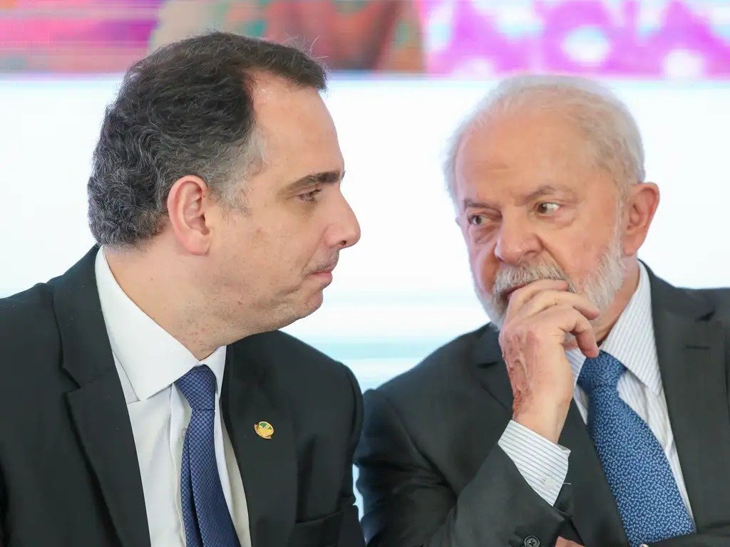 Por que Rodrigo Pacheco se filiou ao PSB? Rodrigo Pacheco se filiou ao PSB após discordâncias com Gilberto Kassab, presidente do PSD, que preteriu sua candidatura ao governo de Minas Gerais. O PSB ofereceu apoio unânime à sua candidatura. Qual a importância de Minas Gerais nas eleições? Minas Gerais é o segundo maior colégio eleitoral do Brasil. Historicamente, quem vence no estado tende a ganhar a presidência, tornando-o estratégico para candidatos presidenciais. Quem esteve presente no evento de filiação? O evento contou com a presença de Geraldo Alckmin, vice-presidente da República, Carlos Siqueira, presidente do PSB, e João Campos, prefeito do Recife. Qual foi a reação de Alckmin à filiação de Pacheco? Geraldo Alckmin afirmou que a filiação de Pacheco não apenas torna o PSB maior, mas também melhor, destacando a importância de Minas Gerais como uma síntese do Brasil. Por que o PSB é uma escolha estratégica para Pacheco? O PSB se mostrou unido em torno da candidatura de Pacheco ao governo de Minas, ao contrário de outras siglas, oferecendo uma base sólida e apoio político. Qual o papel de Lula na candidatura de Pacheco? O presidente Lula sinalizou interesse em ter Pacheco como candidato ao governo de Minas, visando fortalecer sua base eleitoral no estado. Como a mudança de partido pode impactar a carreira de Pacheco? A filiação ao PSB pode revitalizar a carreira política de Pacheco, oferecendo-lhe uma plataforma sólida para disputar o governo de Minas Gerais. Quais são os desafios de Pacheco na nova sigla? Pacheco enfrentará o desafio de consolidar seu nome dentro do PSB e garantir apoio suficiente para uma candidatura competitiva ao governo de Minas. O que motivou a discordância entre Pacheco e Kassab? A discordância surgiu após a filiação de Mateus Simões ao PSD, que assumiu o governo de Minas e disputará a reeleição, preterindo Pacheco. Como a filiação de Pacheco pode influenciar o PSB? A entrada de Pacheco pode fortalecer o PSB, especialmente em Minas Gerais, aumentando sua relevância política e capacidade de articulação no estado. Qual a relevância de Pacheco no cenário político atual? Como ex-presidente do Senado e senador por Minas Gerais, Pacheco é uma figura política influente, cuja movimentação pode impactar alianças e estratégias eleitorais. Quais são as expectativas para a candidatura de Pacheco? Espera-se que Pacheco traga uma nova dinâmica à disputa pelo governo de Minas, com potencial para atrair eleitores e fortalecer a posição do PSB no estado. Como o PSB pode se beneficiar da filiação de Pacheco? A filiação de Pacheco pode aumentar a visibilidade e influência do PSB em Minas Gerais, potencialmente ampliando sua base de apoio e relevância nacional. Quais são os próximos passos para Pacheco no PSB? Pacheco deve trabalhar para consolidar alianças dentro do PSB, fortalecer sua candidatura ao governo de Minas e articular uma campanha eficaz para as eleições. Como a política mineira pode ser afetada por essa mudança? A entrada de Pacheco no PSB pode alterar o equilíbrio de poder em Minas Gerais, influenciando alianças políticas e estratégias eleitorais no estado.