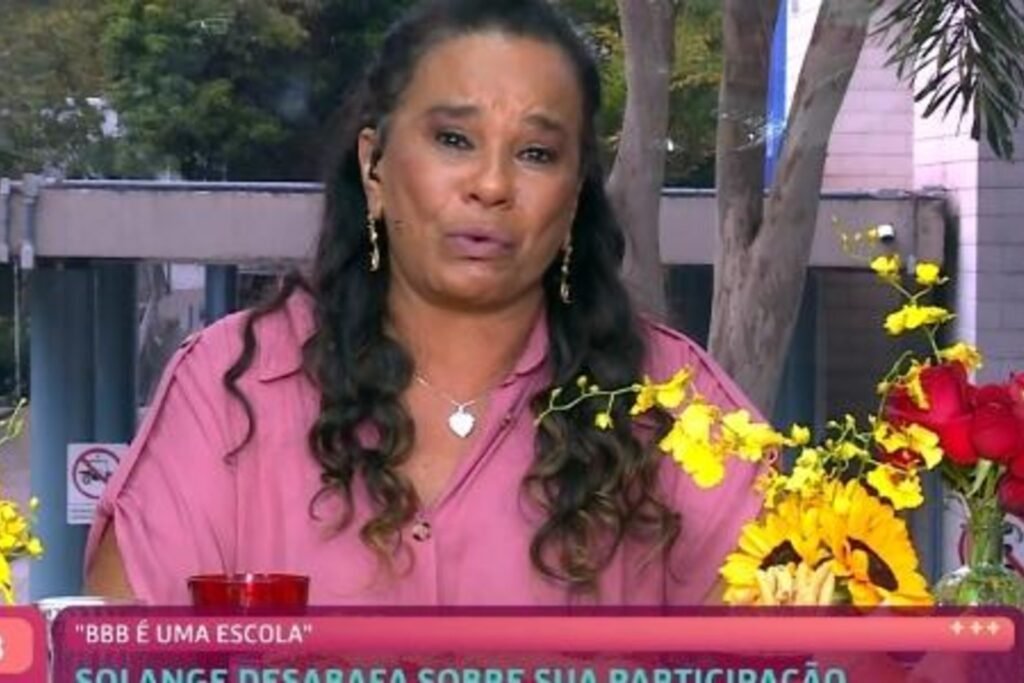 Ela chorou diante das câmeras ao admitir algo que, segundo ela, só conseguiu entender depois que tudo acabou. O que Solange Couto disse para chegar a esse ponto? Após ser eliminada do **BBB 26**, a atriz participou do **Mais Você** e falou sobre os momentos mais delicados de sua passagem pelo reality. Durante a entrevista, ela se mostrou abalada ao relembrar falas que tiveram repercussão negativa fora da casa. Mas o que exatamente ela sentiu ao rever essa trajetória? Solange afirmou que saiu do confinamento com vergonha do que disse. Em lágrimas, declarou: **“Não tenho muito o que dizer. Fiquei com muita vergonha do que falei, só compreendi hoje o que falei.”** A fala marcou o tom da conversa e revelou o peso que ela atribuiu ao que aconteceu. Por que essa compreensão só veio depois? Segundo a atriz, parte disso tem relação com a própria história de vida. Ela contou que, na infância, ouvia coisas até piores com naturalidade. Mais tarde, ao crescer e se tornar mãe, passou a entender o quanto esse tipo de fala é grave em relação à **mulher**, à **família** e à **mãe**. Por isso, disse que jamais imaginou repetir algo assim em qualquer lugar. Então o confinamento teve influência nesse comportamento? Para Solange, sim. Ela explicou que o ambiente do programa intensifica emoções e reações. Ao tentar descrever esse efeito, resumiu: **“Aquilo vai te agoniando de um jeito.”** Em seguida, acrescentou que um conjunto de coisas ruins que estava guardado em sua mente acabou saindo pela boca. E diante disso, qual foi a atitude dela? Solange fez um pedido público de desculpas. Disse: **“Quero muito pedir perdão. De verdade, ao meu público, a esse país, que a maioria nunca me viu tendo esse tipo de comportamento. A essa altura da vida cometer uma coisa tão grave, tão feia.”** A declaração reforçou o arrependimento que ela demonstrou ao longo da entrevista. Como Ana Maria Braga reagiu a esse momento? A apresentadora adotou um tom de empatia e compartilhou experiências pessoais sobre erro e aprendizado. Ana Maria afirmou: **“Já errei aqui muitas vezes. Pedi perdão e fui aprendendo com cada erro meu.”** A fala abriu espaço para uma conversa menos defensiva e mais voltada à responsabilização. Houve também uma mensagem direta para quem conviveu com ela no programa? Sim. Ao ser questionada sobre o que diria a uma colega de confinamento caso a encontrasse fora da casa, Solange respondeu com clareza: **“Me perdoe! A minha boca falou uma coisa que não é o que sinto. Essa convivência, por mais que me sentisse atingida, não dava o direiro de falar isso para você, por mais que você pudesse ter me espetado.”** O que ela disse sobre a convivência dentro do reality? Solange comentou que as relações no **BBB 26** podem influenciar fortemente as atitudes dos participantes. Segundo ela, a rivalidade contribuiu para que expressasse pensamentos de forma impulsiva. Ao falar sobre o jogo, resumiu sua visão assim: **“BBB não tem receita nem cartilha. No começo, Ana falou: ‘você não sabe, mas vou te ensinar’. Ela não me ensinou a jogar nada, não se ensina. É uma coisa que vai fazendo instintivamente.”** E como ela avaliou outros participantes? Durante a conversa, a atriz também elogiou a postura de **Leandro Boneco** dentro da casa. Ao comentar sobre ele, disse: **“É verdade, como você devia ter ficado.”** O que fica após a eliminação? Fica a fala que deu o tom de toda a entrevista, o arrependimento exposto sem rodeios e o pedido de desculpas feito em rede nacional. Aos prantos, Solange Couto resumiu tudo no momento em que disse: **“Não tenho muito o que dizer. Fiquei com muita vergonha do que falei, só compreendi hoje o que falei.”**