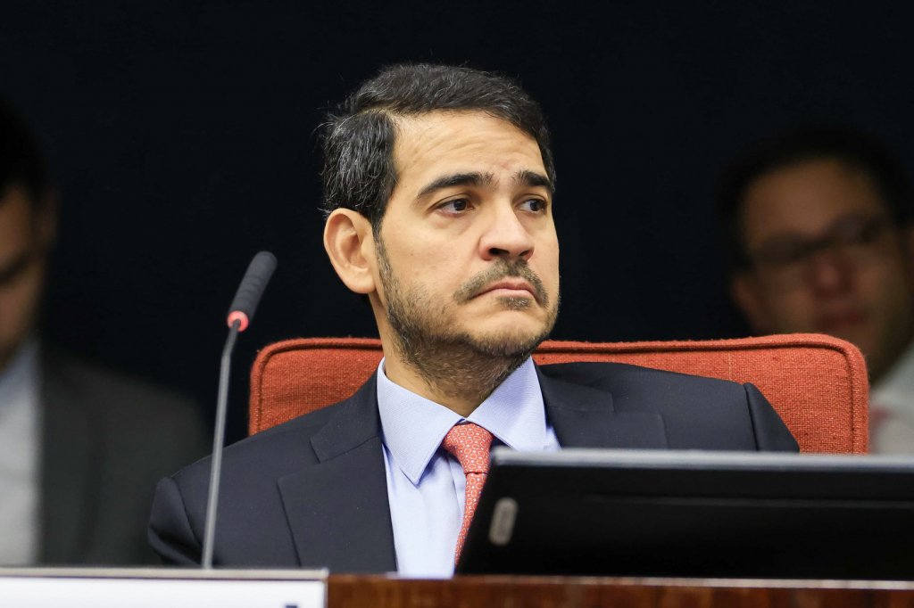 Uma data foi colocada na mesa, mas o que ela realmente antecipa pode ir muito além de um simples rito no Senado. Quando um nome avança para o **STF**, a pergunta nunca é só “quando será?”, mas “o que esse movimento sinaliza daqui para frente?”. A resposta imediata é objetiva: a **sabatina de Jorge Messias** está marcada para **29 de abril**. Mas por que essa definição chama tanta atenção? Porque ela não surge isolada. Antes dela, existe um passo decisivo, e é justamente aí que o cenário começa a ganhar forma. Que passo é esse? A análise da indicação pela **Comissão de Constituição e Justiça**, a **CCJ** do Senado. E quando isso acontece? Segundo o senador **Weverton Rocha**, a comissão deve apreciar a indicação no dia **15**. Só que essa informação, por si só, não explica o peso político do momento. Então o que torna essa etapa tão relevante? O ponto central está no parecer que será apresentado. Weverton informou que levará ao colegiado um relatório **favorável à aprovação** de Messias. Isso muda algo? Muda, porque o relatório do relator ajuda a indicar o ambiente em torno da indicação. E é justamente aqui que muita gente começa a prestar mais atenção: se o parecer já vem com sinal verde, o que isso diz sobre o caminho até a votação? Segundo o próprio senador, o **“caminho”** está **“mais ou menos construído”** para a aprovação do atual **advogado-geral da União**. Mas essa frase abre outra dúvida inevitável: construído com base em quê? Na avaliação dele, Messias reúne os requisitos exigidos para a vaga. E quais seriam esses requisitos? Weverton afirmou que Jorge Messias possui **“notório saber jurídico”**, **“reputação ilibada”** e destacou ainda o fato de ele ser o **AGU**, além de ser uma pessoa **jovem** com uma **carreira brilhante**. Parece uma defesa direta da indicação, mas há um detalhe que quase passa despercebido: quando o relator enumera essas qualidades publicamente, ele não apenas justifica seu voto, como também ajuda a moldar a percepção sobre a candidatura. Mas por que tudo isso ganhou força agora? Porque não se trata apenas de um nome em avaliação, e sim de uma vaga aberta em um dos postos mais importantes do Judiciário brasileiro. E qual vaga é essa? A deixada pelo ex-ministro **Luis Roberto Barroso**. A partir daí, a discussão deixa de ser apenas sobre calendário e passa a envolver sucessão, peso institucional e expectativa política. Só que ainda existe uma pergunta que mantém o tema em movimento: se o relatório é favorável e a sabatina já tem data, a aprovação está garantida? Não. E esse é o ponto que sustenta a atenção até o fim. Há sinais positivos, há uma articulação descrita como encaminhada, mas o processo ainda precisa passar pelas etapas formais. O que acontece depois pode redefinir a leitura de tudo o que foi dito até aqui. E por que a fala de Weverton repercute tanto? Porque ela combina três elementos que raramente passam despercebidos em uma indicação ao Supremo: **data definida**, **parecer favorável** e uma avaliação pública de que o terreno já está preparado. Quando esses fatores aparecem juntos, a discussão deixa de ser hipotética e passa a ter contornos concretos. Ainda assim, surge outra questão: o que exatamente será observado na sabatina? O texto divulgado não detalha os temas que serão abordados, mas deixa claro que esse será o momento formal de avaliação do indicado. E é aí que a maioria se surpreende: mesmo quando o ambiente parece encaminhado, a sabatina continua sendo o palco em que a indicação precisa se sustentar diante dos senadores. No fim, o que se sabe com precisão é isto: **Jorge Messias** terá sua **sabatina para o STF em 29 de abril**, a **CCJ** deve analisar sua indicação no dia **15**, e o relator, **Weverton Rocha**, já anunciou que apresentará parecer **favorável**. Ele também declarou que o indicado preenche os requisitos para a vaga. Parece simples, mas não é. Porque, quando uma nomeação para o Supremo entra nessa fase, a data marcada não encerra a história — ela apenas indica quando a parte mais observada dela realmente começa.