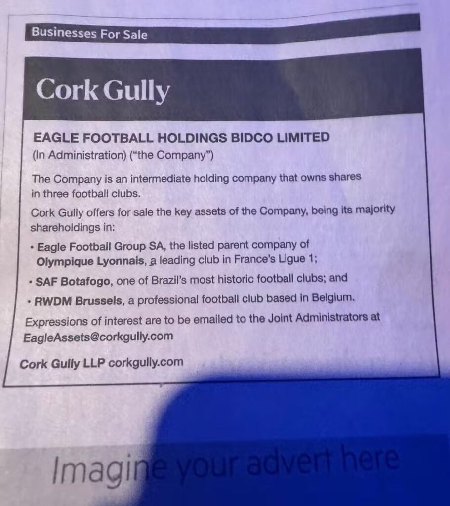 Uma oferta silenciosa, publicada longe do Rio, pode mudar o destino do Botafogo sem que a maioria tenha percebido de imediato. Mas como um clube com tanta história vai parar, de repente, em um anúncio de venda? A resposta começa por um movimento que parece simples, quase burocrático, mas carrega um peso enorme: a SAF do Botafogo foi colocada à venda em meio à crise financeira que atinge o clube. E isso aconteceu de que forma? Não foi por rumor de bastidor, nem por uma fala solta de dirigente. A informação foi publicada inicialmente pelo jornalista Lauro Jardim e confirmada pelo Estadão. O passo concreto veio por meio de um anúncio em um jornal tradicional inglês, o Financial Times. Por que isso chama tanta atenção? Porque não se trata apenas de uma notícia sobre interesse de mercado. Quando um ativo desse porte aparece em um anúncio com convite formal para propostas, o sinal é direto: existe abertura real para negociação. E é justamente aí que muita gente começa a se perguntar se o Botafogo está, de fato, perto de mudar de mãos. Mas quem colocou essa estrutura à venda? A publicação foi feita pela Cork Gully, uma consultoria britânica que atua como administradora judicial da Eagle Football Holdings. E por que esse nome importa tanto? Porque é a Eagle Football Holdings o grupo ligado ao empresário John Textor, responsável por participações em clubes de diferentes países. Então o Botafogo não foi o único ativo exposto? Exatamente. No comunicado, a empresa informa que colocou à venda seus principais ativos, incluindo participações majoritárias em três clubes: o Botafogo, o Lyon, da França, e o RWDM Brussels, da Bélgica. Isso muda a leitura do caso? Muda, porque mostra que não se trata de uma decisão isolada sobre o clube carioca, mas de um movimento mais amplo dentro da estrutura do grupo. E por que esses ativos foram parar no mercado agora? Porque a Eagle Football Holdings entrou em processo de administração, algo semelhante a uma recuperação financeira. A partir daí, seus ativos passaram a ser oferecidos ao mercado. Parece técnico demais? Talvez. Mas há um detalhe que quase ninguém percebe: quando esse tipo de processo avança, a venda deixa de ser apenas uma hipótese distante e passa a ser uma alternativa concreta para reorganizar a estrutura. O que isso significa, na prática, para o Botafogo? Significa que o controle da SAF pode ser negociado, abrindo caminho para a entrada de novos investidores. E é aqui que a maioria se surpreende: o anúncio não fala em mera sondagem informal, mas em envio de propostas diretamente aos administradores responsáveis. Só que por que esse movimento acontece justamente agora? Porque o momento do clube é delicado. O Botafogo enfrenta uma dívida em torno de R$ 2,7 bilhões, além de um passivo circulante elevado e preocupações sobre a continuidade operacional. Isso, por si só, já acende um alerta. Mas o que acontece depois muda tudo: nos bastidores, também existe insatisfação com a gestão de John Textor e discussões sobre o futuro da SAF. Então o clube já busca saídas paralelas? Sim. O clube social avalia alternativas e mantém conversas com possíveis parceiros, enquanto tenta equilibrar as finanças e evitar sanções, como penhora de bens por atrasos em compromissos. E por que isso pesa tanto? Porque mostra que a pressão não está apenas no campo das ideias ou da política interna. Ela alcança a operação, o caixa e a capacidade de manter estabilidade. Mas essa venda já está definida? Não. O que existe, até aqui, é a colocação formal da SAF no mercado dentro de um processo ligado à crise da holding que controla o ativo. Ainda assim, a pergunta inevitável permanece: se aparecer um investidor disposto a assumir esse controle, o que muda no Botafogo? A resposta mais honesta é que muda muita coisa, mas ainda não dá para medir tudo. Pode haver mudança de comando, de estratégia e de prioridades. Pode haver uma nova fase. Ou pode surgir uma disputa mais complexa sobre qual caminho seguir. O ponto principal, porém, já está posto: a SAF do Botafogo foi colocada à venda de forma oficial, em um anúncio de jornal, no meio de uma crise financeira que atinge o clube e a estrutura empresarial ligada a John Textor. E se isso parece apenas mais um capítulo turbulento, talvez seja porque a parte mais decisiva ainda não aconteceu.