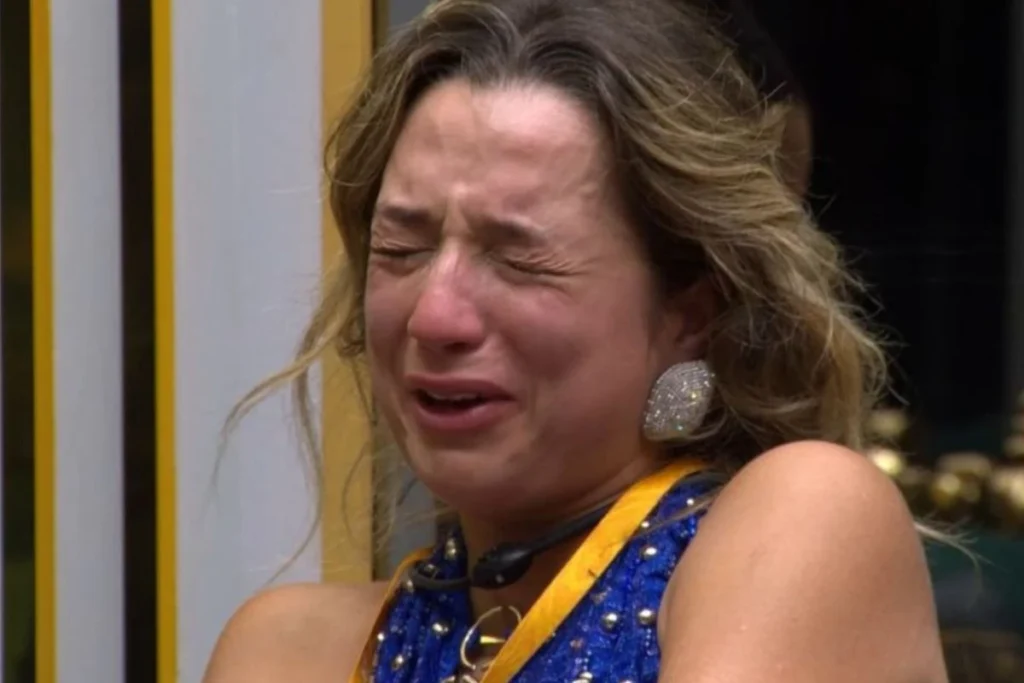 Por que Samira está considerando desistir do BBB26? Samira está emocionalmente abalada após uma discussão intensa com Jordana e Marciele. Ela expressou preocupação sobre como está sendo vista pelo público e cogitou apertar o Botão da Desistência para deixar o programa. Quais são as consequências se Samira desistir do BBB26? Se Samira desistir, perderá todos os prêmios conquistados, incluindo um apartamento, um carro e R$ 100 mil acumulados durante o reality. Como a popularidade de Samira foi afetada nas redes sociais? Samira enfrentou uma queda expressiva no número de seguidores no Instagram, perdendo quase 250 mil fãs, refletindo a repercussão de suas atitudes no jogo. Qual foi a reação de Juliano Floss ao desabafo de Samira? Juliano tentou tranquilizar Samira, lembrando-a das consequências importantes que a desistência traria, como a perda dos prêmios conquistados. A liderança de Samira impactou sua popularidade? Mesmo após conquistar novamente a liderança, Samira continuou a perder seguidores, indicando que suas ações recentes no jogo ainda afetam sua imagem pública.