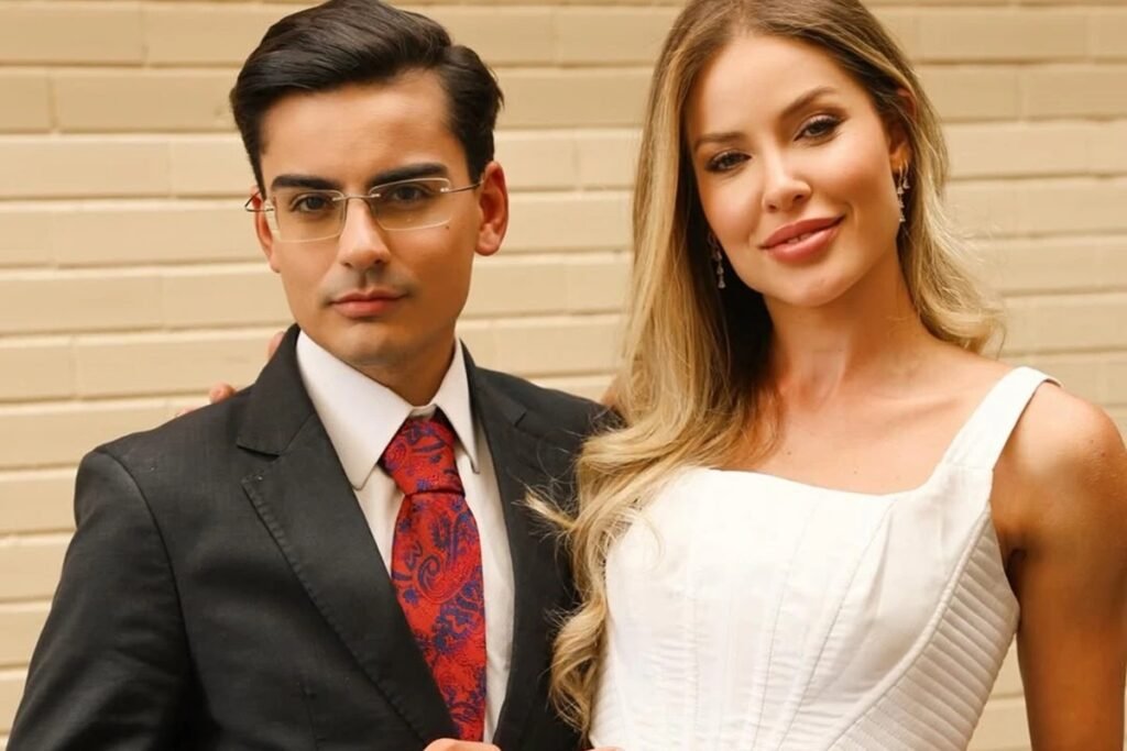 Tudo parecia apenas mais um romance nascido sob câmeras, mas uma frase dita longe do glamour acendeu um alerta que ninguém esperava. Como uma história que começou em clima de paixão virou assunto por causa de gravidez? A resposta está em algo que, segundo ela, não surgiu agora, nem depois que os dois passaram a dividir a rotina fora do confinamento. Essa pressão, de acordo com o relato, já vinha de antes, quando o envolvimento ainda era cercado por segredo, desconfiança e olhares atentos de quem tentava entender o que realmente estava acontecendo. Mas por que isso chamou tanta atenção? Porque não se tratava apenas de planos vagos sobre o futuro. O que foi revelado aponta para insistências mais diretas, comentários repetidos e até sugestões envolvendo uma mudança concreta no corpo e na vida dela. E é justamente esse ponto que faz a história sair do campo do romance impulsivo e entrar em um terreno muito mais delicado. Que sugestão foi essa? Segundo o que ela contou, ele teria falado sobre os dois terem um filho juntos ainda durante o reality. Até aí, alguém poderia pensar que era só empolgação de um casal em formação. Mas existe um detalhe que quase passa despercebido: ela afirmou que ele chegou a sugerir que ela pedisse atendimento médico dentro do programa para retirar o DIU. E é aqui que muita gente se surpreende, porque a fala deixa de parecer apenas um comentário apaixonado e passa a soar como uma pressão real. Então isso começou dentro do programa? Foi exatamente isso que ela relatou. O romance, que mais tarde se tornou público, teria começado ainda no confinamento. Só que, naquele momento, os dois tentavam esconder o envolvimento. Se beijavam escondido, faziam tudo longe dos outros participantes e conviviam com a suspeita de que estariam montando um casal apenas por estratégia. Essa tentativa de manter tudo em segredo criou uma camada a mais na história: enquanto muita gente duvidava do relacionamento, havia conversas íntimas acontecendo num nível que quase ninguém imaginava. Mas se era tudo tão escondido, como essa relação evoluiu? Depois do programa, o casal assumiu o romance e passou a viver uma fase mais exposta. Houve registros juntos, demonstrações públicas de afeto e até planos de futuro. Só que o que acontece depois muda o peso de tudo o que foi dito antes. Quando ela afirma que agora os dois estão morando juntos, a revelação sobre a pressão para engravidar deixa de parecer um episódio isolado do confinamento e ganha outra dimensão. Isso significa que o relacionamento ficou mais sério ou mais tenso? Essa é a dúvida que naturalmente aparece, porque as duas coisas podem coexistir. De um lado, existe a imagem de um casal que saiu do reality e continuou junto, contrariando quem dizia que tudo era falso. Do outro, surge o relato de uma insistência que toca em um tema extremamente sensível. E há um ponto que quase ninguém percebe de imediato: quando uma relação tenta provar que é verdadeira para os outros, qualquer decisão íntima pode acabar ganhando um peso ainda maior. E como ela descreveu o começo de tudo? Segundo Saory Cardoso, os dois viviam o romance de forma escondida dentro de A Fazenda 17. Ela contou que se beijavam escondido e faziam tudo sem chamar atenção, enquanto a casa comentava que se tratava de um “casal fake”. Essa lembrança ajuda a entender por que a revelação atual causa tanto impacto. O público via dúvida, jogo e especulação. Nos bastidores, porém, já existiam conversas sobre algo muito maior. Mas afinal, quem são os nomes no centro dessa história? Só na metade do caminho tudo fica completamente claro: Saory Cardoso revelou que está enfrentando pressão de Dudu Camargo para engravidar. Segundo ela, isso vem desde o período em que os dois estavam em A Fazenda 17. E esse detalhe reorganiza toda a narrativa, porque transforma um romance de reality em uma discussão sobre limite, desejo e insistência. O que vem agora? Essa é a parte que ainda deixa tudo em aberto. Saory também falou sobre os planos para o futuro do casal agora que estão morando juntos, mas a revelação sobre a gravidez muda a forma como cada próximo passo será observado. O ponto principal está dito, mas não encerra a história. Pelo contrário: depois que uma pressão assim vem à tona, a pergunta que fica não é apenas sobre o futuro dos dois, e sim sobre até onde uma relação continua sendo escolha quando um dos lados começa a empurrar o outro para uma decisão tão definitiva.