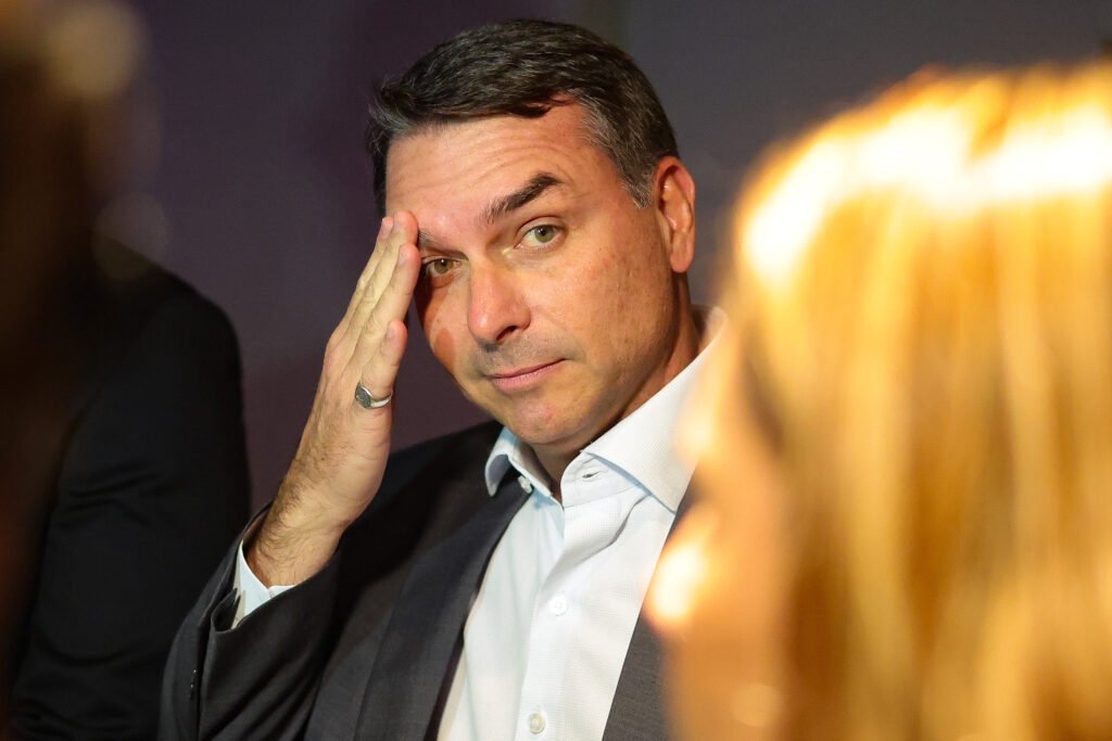 Não é a eleição que decide tudo — é o que acontece antes dela, longe da urna, que pode tornar uma derrota improvável. Mas o que exatamente está sendo decidido antes do voto? A resposta parece simples, embora quase sempre seja ignorada: a disputa real não começa na campanha, no marketing ou no debate da semana. Ela começa no terreno em que as pessoas formam suas convicções, educam os filhos, interpretam o certo e o errado e reconhecem o que faz sentido na vida concreta. E se esse terreno for compreendido, o resultado político deixa de depender apenas de ondas passageiras. Então bastaria vencer a batalha das narrativas? Não exatamente. E é aqui que muita gente se engana. Narrativa sem lastro dura pouco. O ponto central não é produzir slogans mais eficientes, mas se conectar com algo mais profundo: o senso comum, os valores culturais e a experiência cotidiana da população. Quando a política se limita ao imediatismo simbólico, ela até pode ganhar uma eleição isolada, mas dificilmente sustenta um projeto duradouro. Por que isso importa tanto agora? Porque há um desalinho visível entre o discurso fabricado em certos ambientes acadêmicos e partidários e aquilo em que boa parte da população realmente acredita. Esse afastamento não é pequeno, nem superficial. Ele aparece quando pautas muito militantes tentam se apresentar como consenso, mesmo sem enraizamento social amplo. E quando isso acontece, surge uma oportunidade política rara. Mas oportunidade por si só garante vitória? Não. Há um detalhe que quase ninguém percebe: uma base social favorável não se transforma automaticamente em primazia política. Para isso, é preciso organização, coerência e, sobretudo, capacidade de não desperdiçar energia em fragmentações internas. Sem isso, até uma vantagem cultural pode ser dissolvida por erros estratégicos. E qual seria, então, o jogo que precisa ser entendido? Não se trata apenas de disputar cargos. Trata-se de compreender que a política duradoura depende de duas frentes ao mesmo tempo: cultura e economia. A primeira dá sentido, identidade e permanência. A segunda dá prova concreta, material, verificável. Quando uma fala a língua da população e a outra melhora a vida real, o apoio tende a se consolidar. Mas por que a cultura vem antes? Porque governos passam, enquanto hábitos, crenças e referências permanecem por mais tempo. A cultura não deveria ser fabricada por políticos, e sim pelo senso comum, pela religião e pelo debate público. Ainda assim, políticos podem atuar como promotores naturais de uma civilização livre e ordeira da qual são herdeiros. Quando deixam de fazer isso, abrem espaço para que o debate público seja ocupado por visões desconectadas da experiência comum. E o que acontece quando esse vazio é preenchido por ideias sem base orgânica? O que vem depois muda tudo. Grupos podem manter influência institucional e presença em espaços de comunicação, mas isso não significa que representem de fato a percepção popular. Ao contrário: quanto maior a distância entre discurso e realidade percebida, maior a chance de desgaste político. E é justamente nesse ponto que muitos se surpreendem. Se a população desconfia de certas pautas, isso já não seria suficiente? Também não. Desconfiança ajuda a abrir caminho, mas não substitui entrega. Se a direita quiser mais do que vitórias esporádicas, precisa equilibrar contas públicas, aliviar a carga tributária e apresentar um discurso claro, coerente e acompanhado de ações efetivas. Sem resultado econômico, a afinidade cultural perde força. Sem conexão cultural, o resultado econômico perde identidade. Então a vantagem está pronta? Ainda não. Porque entender o jogo exige aceitar que a disputa não é só contra adversários, mas contra a tentação do pragmatismo vazio. Quando direita e esquerda passam a agir apenas para agradar eleitorados no curto prazo, ambas se tornam parecidas naquilo que mais enfraquece a política: a incapacidade de deixar legado. E onde está o ponto decisivo de tudo isso? No fato de que existe, hoje, uma base social relevante para a defesa de valores ocidentais, ao mesmo tempo em que certas correntes progressistas parecem sobreviver mais pelo impulso militante e institucional do que por crença enraizada na sociedade. Se esse diagnóstico estiver correto, a direita não depende de inventar um país novo. Depende de reconhecer o país real. Mas reconhecer basta? Não. O passo final é transformar essa leitura em projeto de longo prazo, sem se perder em divisões internas e sem trocar convicção por oportunismo. Se entender isso, dificilmente perderá eleições. E, mais importante, talvez comece a disputar algo maior do que mandatos — a direção cultural do país.