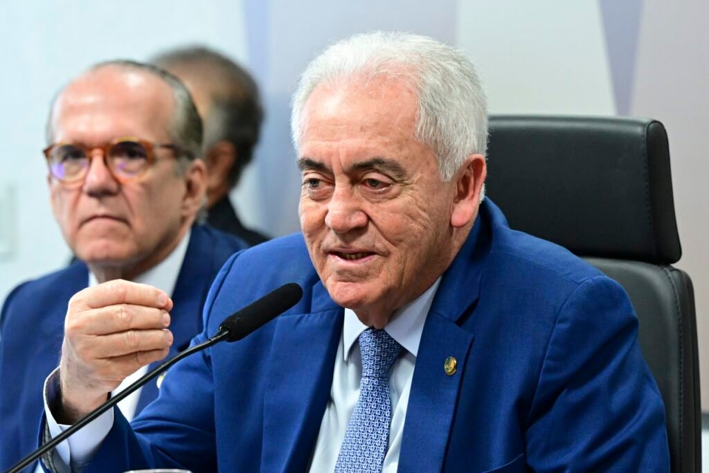 Quem é Otto Alencar e qual seu papel na indicação de Messias ao STF? Otto Alencar é senador e presidente da CCJ. Ele afirmou que lerá a mensagem de indicação de Messias ao STF em oito dias após recebê-la. Por que a mensagem de indicação de Messias ao STF é importante? A mensagem é crucial para iniciar o processo de sabatina e aprovação de Messias como novo magistrado do STF. Qual o próximo passo após a mensagem chegar à CCJ? Otto Alencar alinhará com o advogado-geral da União um calendário para a sabatina de Messias. Qual a posição de Davi Alcolumbre sobre a indicação de Messias? Alcolumbre ainda não definiu um calendário para a mensagem e buscava emplacar Rodrigo Pacheco na vaga do STF. Como a indicação de Messias foi recebida no Senado? A indicação foi recebida, mas sem previsão de despacho imediato por Alcolumbre para a CCJ. Qual a importância da sabatina na CCJ para Messias? A sabatina é essencial para avaliar Messias e, se aprovado, seu nome segue para votação no plenário do Senado. Como é a votação no plenário do Senado para a indicação ao STF? A votação é secreta e requer a maioria absoluta dos parlamentares, ou seja, 41 votos "sim". O que acontece após a aprovação de Messias no Senado? O presidente do Senado encaminha o resultado ao presidente da República, que publica o decreto no DOU. Qual o papel do presidente da República após a aprovação de Messias? O presidente publica o decreto no DOU, viabilizando a posse de Messias no STF. Como é marcada a posse de um novo magistrado no STF? Após a publicação no DOU, o STF marca a posse, realizada em cerimônia no plenário da Corte. Por que o governo demorou a enviar a mensagem de indicação de Messias? O governo segurou o envio devido ao risco de rejeição por parte dos senadores. Como Messias avaliou sua situação entre os senadores? Messias, após conversas, avaliou que a situação melhorou e que tem votos para ser aprovado. Qual foi a reação de Alcolumbre ao anúncio da indicação de Messias? Alcolumbre foi surpreendido pelo anúncio, pois não havia conversado com Lula antes. Qual a importância do apoio de Lula para a indicação de Messias? O apoio de Lula foi crucial para defender o envio da mensagem de indicação ao Senado. Como a articulação política influencia a indicação ao STF? Articulações podem atrasar ou acelerar o processo, dependendo do apoio ou resistência dos senadores. Quais são os desafios enfrentados por Messias na CCJ? Messias deverá responder a perguntas dos parlamentares e convencer a maioria para ser aprovado. Qual a importância da maioria absoluta na votação do Senado? A maioria absoluta é necessária para garantir a aprovação da indicação ao STF. Como a indicação de Messias impacta a composição do STF? A aprovação de Messias altera a composição do STF, influenciando futuras decisões judiciais. Qual o papel da CCJ na indicação de magistrados ao STF? A CCJ realiza a sabatina e vota o relatório, sendo um passo crucial no processo de indicação. Como a indicação de Messias reflete a dinâmica política atual? A indicação mostra a complexidade das articulações políticas e a influência de líderes partidários. O que a indicação de Messias revela sobre a relação entre Executivo e Legislativo? Revela a necessidade de diálogo e negociação entre os poderes para aprovar indicações importantes. Como a indicação de Messias pode afetar futuras nomeações ao STF? Pode estabelecer precedentes sobre o processo de indicação e a importância das articulações políticas.