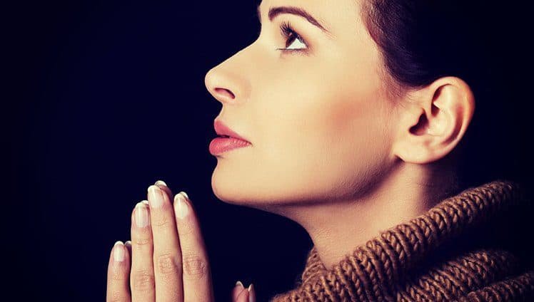 Há uma dor silenciosa que só quem tem um **filho distante** conhece: a de não poder ver, tocar, proteger e, ainda assim, continuar amando com a mesma força de sempre. O que fazer quando a **saudade aperta** e a presença já não alcança? Para muitas mães, a resposta surge naquilo que ainda pode envolver o filho mesmo à distância: a **oração**. Mas por que uma oração ganha tanto peso nesse momento? Porque ela nasce justamente do limite. Há situações em que a mãe não consegue estar por perto, não consegue aconselhar no instante exato, não consegue oferecer o colo, o cuidado, o aviso de sempre. E quando as mãos já não chegam, o coração procura outro caminho. É aí que a prece se torna um gesto de zelo, de entrega e de proteção. Que tipo de pedido cabe numa oração assim? Não se trata de palavras genéricas, mas de súplicas muito concretas, ligadas às ausências que mais doem. Quando o filho não está sob os olhos da mãe, o pedido é para que ele esteja nas **mãos do Senhor**. Quando ele não pode escutar a voz materna, a oração pede que o Senhor seja, em sua mente, a voz que aconselha. Quando a mãe não está presente para apontar o caminho, o que se pede é direção para os passos dele. E quando a falta pesa no coração? A oração também alcança esse ponto. Se não for possível dar um **colo de mãe**, o pedido é para que o Senhor acalme o coração do filho. Se a mãe não puder dizer “leve o casaco”, a súplica é para que o Senhor seja o manto que aquece a sua alma. Percebe como a distância não apaga o cuidado? Ela apenas transforma a forma de cuidar. Mas e as dores que a mãe não consegue tratar? Também há palavras para isso. Quando não puder fazer o curativo, a oração pede que o Senhor cure as feridas. Quando não estiver ao seu alcance enxugar as lágrimas, o pedido é para que o Senhor evite que elas caiam. Não é a negação da dor, mas a esperança de que o filho seja amparado mesmo quando a mãe não consegue chegar até ele. E se ele se sentir sozinho? A prece não ignora essa possibilidade. Ela pede que o Senhor seja a companhia do filho, trazendo **luz à sua solidão**. Há algo profundamente humano nisso: reconhecer que a distância existe, que a ausência pesa, mas que ainda assim é possível pedir presença, consolo e cuidado. A oração termina apenas na aflição? Não. Ela também alcança os momentos bons. E por que isso importa? Porque o amor de mãe não aparece só na preocupação, mas também no desejo de ser lembrada com ternura. Por isso, quando o filho estiver feliz, o pedido é para que o Senhor sopre uma suave brisa sobre seu rosto, para que ele se lembre do carinho materno e saiba que, onde estiver, será sempre amado. Qual é, então, essa oração? Ela é esta: **Senhor, quando meu filho não estiver sob meus olhos, que ele esteja em Suas mãos. Quando não for possível que ele me escute, que o Senhor seja, em sua mente, a voz que o aconselha. Quando eu não estiver presente para apontar-lhe o caminho, que o Senhor guie suas pernas. Quando não for possível dar-lhe um colo de mãe, que o Senhor acalme o coração do meu filho. Quando eu não puder dizer “leve o casaco”, que o Senhor seja o manto que aquece a sua alma. Quando eu não puder fazer o curativo, que o Senhor cure suas feridas. Quando não for ao meu alcance enxugar suas lágrimas, que o Senhor evite que elas caiam. Quando ele se sentir sozinho, que o Senhor seja a sua companhia trazendo luz a sua solidão. E, quando ele estiver feliz, que o Senhor sopre uma suave brisa sobre seu rosto para que meu filho se lembre do meu carinho e que, onde ele estiver, eu sempre o amarei.**