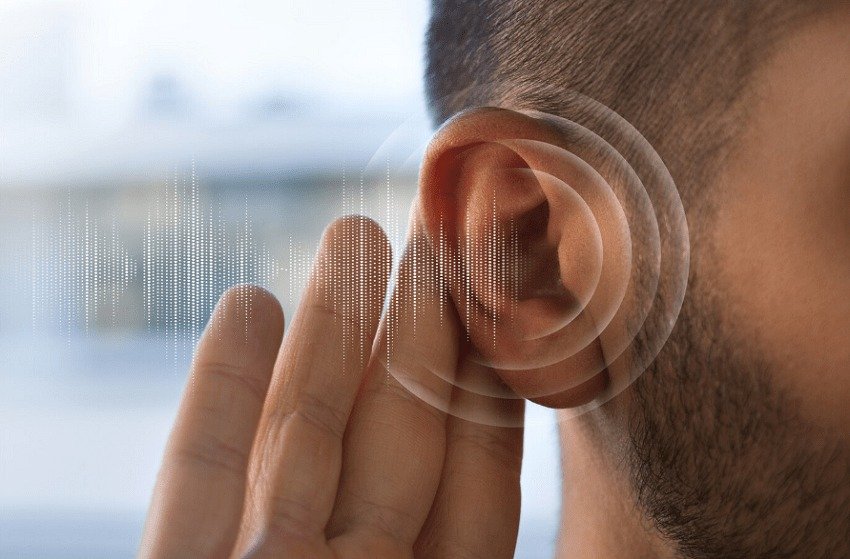 O som não vem de fora, mas insiste em ocupar tudo por dentro. E quando esse **zumbido nos ouvidos** aparece o tempo todo, a dúvida surge quase no mesmo instante: seria apenas cansaço, estresse ou idade? Nem sempre. Em alguns casos, esse incômodo pode estar ligado à **falta de nutrientes importantes** no organismo. Mas como um problema nutricional poderia provocar um ruído constante, como apito ou chiado? A resposta passa pelo funcionamento da audição. Dentro do ouvido existem estruturas muito sensíveis, responsáveis por captar os sons e transformá-los em sinais elétricos que seguem até o cérebro. Quando essas células sofrem algum tipo de prejuízo, inclusive por deficiência nutricional, podem começar a enviar sinais distorcidos. E o que o cérebro faz com isso? Interpreta essas informações como um som contínuo, mesmo quando não existe nenhum estímulo externo. Então o zumbido pode ter uma causa física real? Sim. E isso muda bastante a forma de encarar o problema. Muita gente convive com esse sintoma como se ele fosse inevitável, especialmente quando fica mais forte no silêncio, atrapalha o sono, reduz a concentração e afeta o bem-estar emocional. Só que, em vez de ser apenas algo para suportar, ele pode funcionar como um alerta de que o corpo está em **desequilíbrio**. Onde mais esse desequilíbrio pode agir? Um ponto importante está na **circulação sanguínea**. O ouvido interno depende de bom fluxo de sangue, oxigênio e nutrientes para funcionar adequadamente. Quando esse abastecimento não acontece como deveria, o quadro pode se intensificar. Isso ajuda a entender por que o problema nem sempre está apenas no ouvido em si, mas também nas condições que sustentam seu funcionamento. Existe algum exemplo concreto disso? Sim. Um homem de **62 anos** convivia com o zumbido havia mais de **três anos**. Ele já havia tentado diferentes abordagens, mas sem melhora significativa. Seus exames não mostravam alterações preocupantes, embora sua qualidade de vida estivesse claramente comprometida. O que apareceu quando sua condição foi investigada com mais atenção? **Deficiências nutricionais relevantes**. Depois de ajustes na alimentação e da adoção de novos hábitos, esses níveis foram normalizados. E o que aconteceu com o sintoma? Com o tempo, o zumbido diminuiu, deixou de ser constante e passou a ocorrer apenas de forma ocasional. Quais nutrientes têm relação com esse processo? Alguns desempenham papel importante na **saúde auditiva** e no funcionamento do **sistema nervoso**. Um deles ajuda a proteger as células do ouvido e a combater o **estresse oxidativo**. Outro contribui para a circulação e ajuda a proteger contra danos auditivos. Há também um nutriente fundamental para o bom funcionamento dos **nervos auditivos**. Outro pode ajudar a reduzir inflamações e melhorar a circulação. Além disso, **gengibre**, **alho** e **chá verde** favorecem o fluxo sanguíneo na região auditiva. Certos nutrientes ainda ajudam na comunicação entre o ouvido e o cérebro e protegem as células contra danos ao longo do tempo. Isso significa que a alimentação pode fazer diferença prática? Pode, porque uma **alimentação equilibrada** consegue reunir vários desses nutrientes em uma única refeição. E por que isso importa? Porque manter esse padrão de forma consistente pode trazer melhorias ao longo das semanas, especialmente quando o zumbido está relacionado a carências do organismo. Mas então esse som constante precisa ser aceito como permanente? Não necessariamente. Em muitos casos, o **zumbido nos ouvidos**, também chamado de **tinnitus**, não é um destino definitivo. Ele pode ser um sinal de que algo precisa ser corrigido. E o que pode estar faltando, afinal? Nutrientes que participam da proteção das células do ouvido, da circulação sanguínea na região auditiva, do funcionamento dos nervos e da comunicação entre o ouvido e o cérebro. Por isso, cuidar da alimentação e corrigir **deficiências nutricionais** pode ser um passo importante para recuperar algo simples e muito valioso: o **silêncio**.