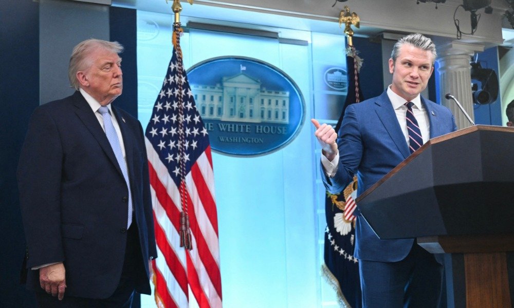 Uma acusação direta colocou em dúvida o discurso oficial dos Estados Unidos sobre a guerra contra o Irã. Quem fez essa acusação? Segundo reportagem do **The Washington Post** publicada nesta quarta-feira (8), o secretário de Guerra dos EUA, **Pete Hegseth**, teria repassado informações falsas ao presidente **Donald Trump** sobre o andamento do conflito. Mas que tipo de informação estaria errada? De acordo com a reportagem, os dados apresentados por Hegseth eram **“excessivamente otimistas”**. Isso teria levado Trump a repetir publicamente números e avaliações enganosas, especialmente sobre um suposto **controle total do espaço aéreo iraniano**. E por que essa versão passou a ser questionada? Porque, enquanto Trump e Hegseth descreviam a campanha como um **“sucesso absoluto”**, os acontecimentos no campo de batalha mostravam outra realidade. Trump afirmou na segunda-feira (6) que os EUA estavam **“se saindo incrivelmente bem”**. Hegseth, por sua vez, declarou que o Irã havia sido **“envergonhado e humilhado”**. Ainda assim, Teerã continuava demonstrando capacidade de ameaçar forças americanas. Qual foi o episódio que mais expôs essa contradição? Na sexta-feira (3), um caça **F-15E** foi derrubado por um **míssil teleguiado por calor** disparado de um avião portátil iraniano. O que aconteceu com a tripulação? Dois militares ficaram temporariamente isolados em território inimigo e só foram resgatados depois de uma operação de **alto risco**. Esse caso abalou quais declarações anteriores? Colocou em xeque as falas repetidas de Hegseth de que os EUA tinham **“controle total do espaço aéreo iraniano”** e de que o Irã **“não possui defesas aéreas”**. A crítica foi apenas indireta? Não. Um funcionário do governo americano, sob condição de anonimato, afirmou ao jornal: **“Pete não está falando a verdade ao presidente. Como resultado, o presidente está por aí repetindo informações enganosas”**. Trump reconheceu o problema? Sim, mas minimizou. Durante coletiva na **Casa Branca**, ele admitiu o abate do F-15 e disse: **“Ele teve sorte. Foi um golpe de sorte”**. O episódio foi isolado? Não. No mesmo dia, o Irã também derrubou um avião de ataque **A-10**, embora o piloto tenha conseguido retornar ao espaço aéreo antes de se ejetar. Então os EUA perderam a superioridade aérea? Não exatamente. O que foi contestado não foi a existência de vantagem americana, mas a ideia de domínio absoluto. A analista militar **Kelly Grieco**, do **Stimson Center**, afirmou que os EUA têm **superioridade aérea**, mas não **supremacia total**. Segundo ela, essa superioridade é limitada geograficamente ao oeste e ao sul, além de também depender da altitude. Por isso, aviões americanos vêm operando acima de **15 mil** ou até **30 mil pés** para evitar foguetes portáteis como o que atingiu o F-15. As dúvidas se restringem ao espaço aéreo? Não. Outras declarações de Hegseth também passaram a ser questionadas. Ele afirmou repetidamente que os programas iranianos de **mísseis** e **drones** estavam sendo destruídos em sua maior parte. O que dizem as avaliações recentes? Segundo inteligência americana repassada a três fontes ouvidas pelo jornal, **mais da metade dos lançadores de mísseis** do Irã ainda está intacta, e **milhares de drones de ataque** continuam no arsenal iraniano. E quanto ao número de lançamentos iranianos? Hegseth disse que esse volume havia caído para o nível mais baixo desde o início da guerra. Essa informação se sustenta? Segundo funcionários citados na reportagem, **documentos internos do governo** contradizem essa afirmação. Períodos de 24 horas com ainda menos lançamentos já haviam ocorrido em meados de março. Dados de código aberto compilados pelo especialista **Dmitri Alperovitch** também confirmam essa discrepância. Se houve redução em alguns momentos, o que mudou na prática? Autoridades americanas afirmam que olhar apenas para o volume de lançamentos é um erro. O Irã teria alterado sua estratégia. Em vez de atacar em grande quantidade, passou a **preservar seu arsenal** e priorizar ataques **mais precisos e eficientes**. Segundo análise de fontes abertas, as **taxas de acerto** dos projéteis iranianos aumentaram ao longo do tempo. Quais foram as consequências desse cenário? **Sete soldados americanos** morreram em contra-ataques iranianos, e outros **seis** morreram em um acidente de reabastecimento em voo. Além disso, quase **375 militares** ficaram feridos. O alcance da resposta iraniana ficou restrito a alvos diretos? Não. O Irã também lançou **mísseis balísticos** contra aliados dos EUA na região e acionou grupos apoiados por Teerã, como o **Hezbollah**, no Líbano, e **milícias xiitas** no Iraque, o que sobrecarregou os sistemas de defesa antimísseis. Como o governo reagiu às acusações? O porta-voz do **Pentágono**, **Sean Parnell**, rejeitou as críticas e classificou a reportagem como **“mentiras e propaganda”**. Já a porta-voz da **Casa Branca**, **Anna Kelly**, afirmou que Trump **“sempre teve uma visão completa do conflito”** e que nada o surpreendeu. E afinal, o que está no centro dessa disputa? De um lado, a versão pública de **Pete Hegseth** e **Donald Trump**, que descreveu a campanha como um **“sucesso absoluto”** e sustentou a ideia de **controle total do espaço aéreo iraniano** e de destruição em larga escala dos programas de **mísseis** e **drones** do Irã. Do outro, a reportagem do **The Washington Post**, baseada em fontes do governo, avaliações de inteligência, documentos internos e análises externas, segundo a qual um **F-15E** e um **A-10** foram derrubados, **mais da metade dos lançadores de mísseis iranianos** segue intacta, **milhares de drones de ataque** continuam disponíveis, e o Irã ainda mantém capacidade de resposta militar.