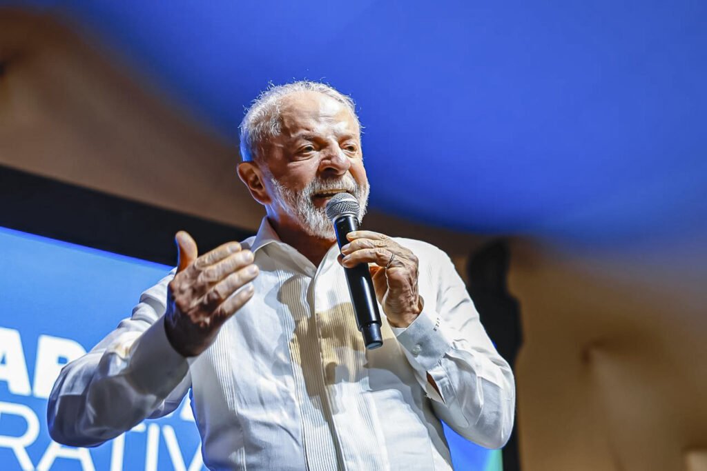 Por que o "pacote de bondades" do governo Lula não trouxe ganhos eleitorais? O pacote, que incluiu isenção de IR e estímulos fiscais, não aumentou a popularidade de Lula. Pesquisas mostram que ele não lidera no segundo turno contra adversários como Flávio Bolsonaro. Quais fatores estão comprometendo os planos eleitorais de Lula? A alta do petróleo, inflação resistente, endividamento das famílias e escândalos políticos são fatores que ameaçam os planos de Lula para as eleições. Como o governo Lula está reagindo à falta de ganhos eleitorais? O governo está apostando em novas medidas econômicas, como ações sobre crédito rotativo e regulamentação do trabalho por aplicativos, mas os efeitos podem não ser imediatos. Quais são os riscos das novas medidas econômicas de Lula? Especialistas apontam que as novas medidas podem ter efeitos colaterais na economia, comprometendo os ganhos eleitorais esperados. Como a polarização política afeta o cenário eleitoral de Lula? A polarização persistente e o cenário político conturbado prometem contaminar o debate eleitoral, dificultando a vida de Lula até outubro. Qual é a estratégia de Lula para lidar com a inflação? Lula endureceu o discurso contra aumentos de preços de combustíveis e incumbiu o ministro da Fazenda de impedir que a alta do petróleo afete o consumidor. O que é o "efeito Biden" e como ele se relaciona com Lula? O "efeito Biden" refere-se ao risco de Lula repetir o erro de Biden ao insistir na reeleição em meio a desgaste crescente, com a economia sendo um fator decisivo. Quais são os obstáculos enfrentados por Lula para a reeleição? Apesar de indicadores positivos, Lula enfrenta obstáculos como inflação, endividamento e desgaste político, que podem afetar sua campanha. Como o endividamento das famílias impacta a economia? O endividamento elevado, com 49,7% da renda comprometida, limita o consumo e contribui para a percepção negativa da economia. Por que a inflação é um problema persistente para o governo? A inflação gera sensação de perda de poder aquisitivo, mantendo o mal-estar econômico, mesmo com medidas como isenção de IR e benefícios sociais. Como a guerra no Oriente Médio afeta o cenário econômico brasileiro? A guerra impacta o preço do petróleo, limitando a queda da taxa de juros e mantendo o crédito caro, o que dificulta a recuperação econômica. Quais são as medidas do governo para conter o impacto do preço do petróleo? O governo propôs subsídios ao diesel e zeragem de tributos federais, mas enfrenta resistência dos governadores para dividir os custos. Como a dívida pública afeta a capacidade de ação do governo? A dívida pública crescente limita a capacidade do governo de implementar desonerações fiscais sem comprometer as contas públicas. Por que o timing das medidas econômicas de Lula é criticado? Especialistas afirmam que Lula deveria ter poupado recursos em tempos de estabilidade para usá-los em momentos de crise, como agora. Quais são as limitações impostas pelo calendário eleitoral? O calendário eleitoral impõe restrições à adoção de medidas populistas, limitando a liberdade do governo em usar a política fiscal expansionista.