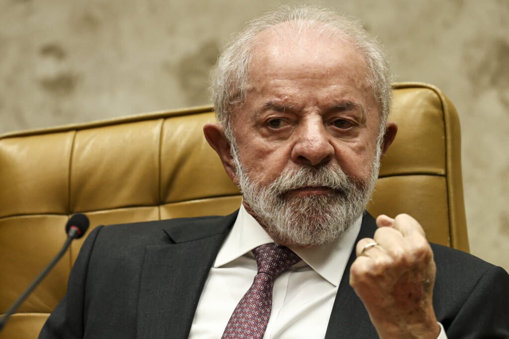 Por que Lula acredita que senadores podem criar problemas para o governo? Senadores têm mandatos de oito anos, o que lhes confere estabilidade e poder. Sem maioria no Senado, eles podem dificultar a aprovação de projetos do governo, criando obstáculos para a administração. Qual é a estratégia de Lula para lidar com a falta de maioria no Senado? Lula busca formar uma maioria no Congresso, apostando na candidatura de ministros ao Senado e fazendo alianças com partidos que pensam diferente, mas que podem colaborar em um projeto comum para o país. Por que Lula compara senadores a "Deus"? Lula sugere que senadores, com seus longos mandatos, podem agir de forma autônoma e poderosa, sem a necessidade de manter relações próximas com o presidente, ao contrário dos governadores. Quantas vagas do Senado estão em disputa nas eleições deste ano? Nas eleições deste ano, 54 das 81 vagas do Senado estão em jogo, o que representa uma oportunidade significativa para o governo tentar aumentar sua influência na Casa. Quais ministros estão cotados para disputar uma vaga no Senado? Entre os ministros que devem disputar uma vaga estão Rui Costa, Gleisi Hoffmann, Simone Tebet e Marina Silva. Eles são parte da estratégia do governo para conquistar mais cadeiras no Senado. Qual é a importância das alianças políticas para Lula? Lula destaca que alianças são essenciais, mesmo com partidos que pensam diferente, pois é necessário construir um projeto viável para o país, ampliando a base de apoio no Congresso. O que aconteceu com a indicação de Jorge Messias ao STF? Lula indicou Jorge Messias ao STF, mas enfrentou resistência no Senado. A mensagem oficializando a indicação foi enviada, mas ainda não há prazo para a sabatina na Comissão de Constituição e Justiça. Quantos votos são necessários para aprovar Jorge Messias no Senado? Para ser aprovado na CCJ, Messias precisa de 14 dos 27 votos. No plenário do Senado, são necessários ao menos 41 votos para sua aprovação ao STF. Qual é o papel do presidente do Senado na indicação ao STF? O presidente do Senado, Davi Alcolumbre, é responsável por encaminhar a mensagem de indicação à CCJ. Sem esse passo, a sabatina e votação não podem ocorrer. Como a falta de maioria no Senado pode impactar o governo de Lula? Sem maioria, o governo enfrenta dificuldades para aprovar leis e reformas, o que pode paralisar iniciativas importantes e comprometer a governabilidade. Por que a composição do Senado é crucial para o governo? O Senado tem poder de aprovar ou barrar indicações e legislações, sendo essencial para a implementação de políticas governamentais e para a estabilidade política. Como Lula vê a relação entre governadores e o presidente? Lula acredita que governadores mantêm uma relação civilizada com o presidente, pois dependem do governo federal, ao contrário dos senadores, que têm mais autonomia. Qual é a visão de Lula sobre a composição política? Lula defende que a composição política não deve ser feita apenas com aliados, mas também com aqueles que têm visões diferentes, desde que possam colaborar para o bem do país. Como o governo está se preparando para as eleições no Senado? O governo está apostando na candidatura de ministros e buscando alianças estratégicas para aumentar sua base de apoio e garantir a aprovação de suas pautas no Senado.