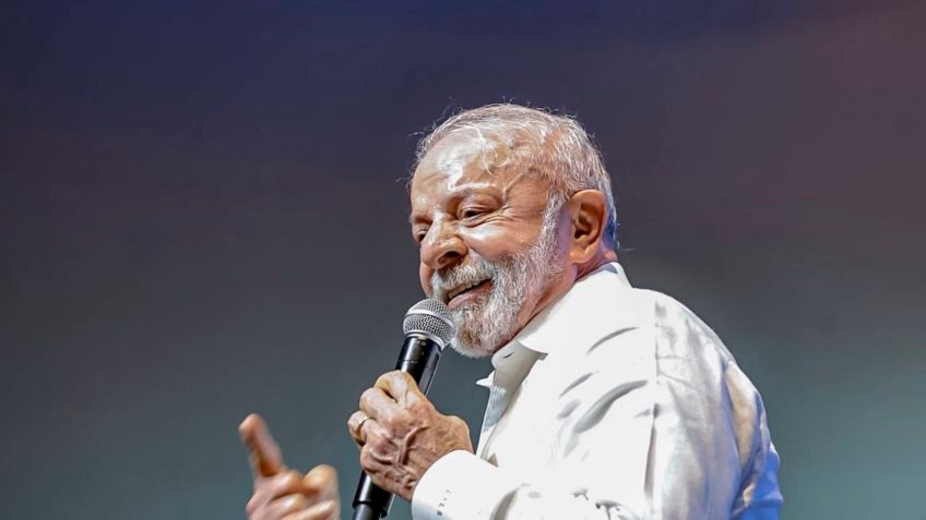 Por que Lula disse que "senador pensa que é Deus"? Lula afirmou que senadores, com mandatos de 8 anos, podem criar problemas se não houver uma base política sólida. Ele destacou a importância de eleger senadores alinhados para garantir governabilidade e avanços em projetos. Como Lula pretende fortalecer sua base no Senado? Lula liberou ministros para disputar cargos no Senado, buscando eleger aliados e construir uma base sólida. Ele considera isso essencial para a governabilidade e avanço de projetos. Qual é o cenário político atual no Senado? A oposição, liderada pelo PL de Jair Bolsonaro, ganhou espaço, tornando o Senado um campo de disputa eleitoral crucial em 2026. O Planalto monitora com receio os movimentos oposicionistas. Quais são as estratégias de Lula para as eleições de 2026? Lula foca em eleger senadores progressistas e construir alianças, mesmo fora do círculo do PT. Ele acredita que isso é vital para garantir governabilidade e aprovar projetos importantes. Por que a composição do Senado é tão importante para Lula? Sem maioria no Senado, a governabilidade fica comprometida. Eleger senadores alinhados é crucial para aprovar reformas e garantir estabilidade política e econômica. Como Lula lida com a oposição no Senado? Lula busca negociar com aliados e construir uma base sólida, mesmo com partidos que pensam diferente. Ele acredita que a composição política é essencial para o avanço de projetos. Qual é a importância de alianças políticas para Lula? Lula destaca que é preciso se aproximar de quem pode contribuir para projetos do Estado e do país, mesmo que pensem diferente. Isso garante governabilidade e avanços. Como a saída de ministros para o Senado afeta o governo? A estratégia visa fortalecer a representação política progressista no Senado, essencial para aprovar projetos e garantir governabilidade, mesmo com a oposição forte. Quais são os desafios enfrentados por Lula no Senado? A oposição ganhou força, e debates sobre impeachment de ministros do STF preocupam o Planalto. Lula precisa construir uma base sólida para enfrentar esses desafios. Como Lula compara a distribuição de recursos na economia? Lula afirma que conquistas econômicas foram possíveis graças à estabilidade fiscal e política, além de acordos costurados mesmo sem maioria no Congresso. Qual é a visão de Lula sobre a saída de Luziane Lins do PT? Lula ressalta a necessidade de equilibrar interesses internos do PT com alianças externas, compartilhando a governança com aliados para garantir avanços. Por que Lula destaca a importância de eleger governadores e deputados? Eleger governadores e deputados alinhados é tão importante quanto senadores, pois garante governabilidade e avanços em projetos estaduais e nacionais. Como Lula vê a relação entre estabilidade econômica e política? Lula acredita que a estabilidade econômica é alcançada por meio de acordos políticos e governabilidade, mesmo sem maioria, garantindo avanços sociais e fiscais. Qual é a importância de negociar com aliados fora do PT? Negociar com aliados fora do PT é crucial para construir uma base política sólida, essencial para aprovar reformas e garantir governabilidade no cenário atual. Como Lula planeja enfrentar a oposição no Senado? Lula busca fortalecer sua base política por meio de alianças e eleição de senadores progressistas, enfrentando a oposição com uma estratégia de diálogo e negociação.