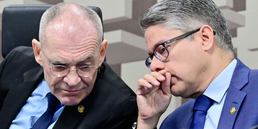 Por que o senador Fabiano Contarato criticou a decisão de Alexandre de Moraes? Contarato criticou a decisão por introduzir controle externo que interfere na atividade investigativa parlamentar, afetando a autonomia das comissões parlamentares de Inquérito. Qual é a principal preocupação do senador com a decisão? A principal preocupação é o potencial esvaziamento das prerrogativas investigativas das CPIs e CPMIs, comprometendo a autonomia institucional do Legislativo. Como a decisão afeta a separação dos poderes? A decisão transfere atribuições do Legislativo para um órgão administrativo, o Coaf, o que, segundo Contarato, atinge o princípio da separação entre Executivo, Legislativo e Judiciário. O que a decisão estabelece sobre o uso de dados do Coaf? A decisão estabelece restrições para o compartilhamento de dados financeiros, condicionando a requisição à avaliação do Coaf sobre a pertinência e adequação dos pedidos. Quais são os critérios estabelecidos por Moraes para o uso dos RIFs? Os RIFs não podem ser a primeira ou única medida da investigação, evitando a "pesca probatória" sem fato específico, indício concreto ou delimitação clara. Qual é a consequência do descumprimento dos requisitos estabelecidos? O descumprimento anula a legalidade das provas, afastando a legitimidade constitucional do uso das informações e dos relatórios de inteligência financeira. Por que a decisão tem efeito retroativo? A decisão tem efeito retroativo, exigindo a revisão de transferências de dados já aprovadas, sob pena de nulidade, o que preocupa Contarato. Como a decisão impacta as investigações em andamento? A decisão pode comprometer a continuidade e efetividade das investigações, exigindo que as CPIs cumpram rigorosamente os requisitos legais nos pedidos de dados. O que a Assessoria Jurídica da CPI recomenda? Recomenda que os membros da CPI fundamentem bem os pedidos de transferência de sigilo, indicando necessidade e importância, para evitar questionamentos judiciais. Qual é a visão de Moraes sobre o uso de inteligência financeira? Moraes vê a falta de critérios claros como um problema, permitindo abusos e a normalização da prospecção patrimonial indiscriminada. Por que a decisão proíbe o compartilhamento de dados em apurações não penais? A decisão visa evitar o uso indevido de dados do Coaf em investigações que não possuem natureza penal, protegendo direitos fundamentais. Como Contarato vê a decisão em relação às convocações de testemunhas? Contarato critica que a decisão do Supremo permite que testemunhas não sejam obrigadas a comparecer às reuniões da comissão, enfraquecendo as investigações. Qual é o impacto da decisão sobre a autonomia das CPIs? A decisão submete o exercício de competência constitucional do Legislativo ao crivo de um órgão administrativo, comprometendo a autonomia das CPIs. Como a decisão pode afetar futuras investigações parlamentares? Pode criar obstáculos que comprometam a continuidade e efetividade das investigações, exigindo maior rigor na fundamentação dos pedidos de dados. O que Contarato afirma sobre a gravidade da decisão? Contarato aponta a gravidade da decisão, especialmente por seu efeito retroativo, que invalida transferências de dados já aprovadas, afetando investigações.