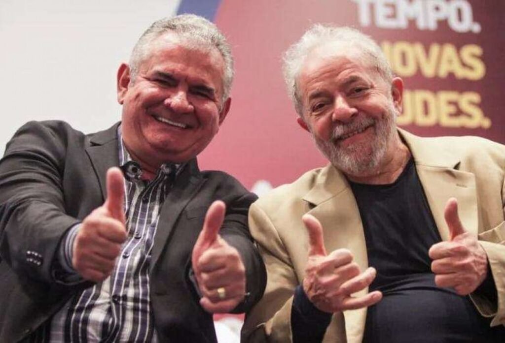 Bastou uma declaração direta para acender um novo sinal de alerta no cenário político. Quem fez esse movimento e por que ele chamou tanta atenção? A resposta começa com um nome conhecido da política nacional: o senador **Ângelo Coronel**, apontado como antigo aliado de **Lula**, declarou voto no “amigo” **Flávio Bolsonaro**. Por que essa fala ganhou peso além de uma simples manifestação de apoio? Porque ela surge em meio a um ambiente descrito como de **debandada de políticos em relação ao PT**, algo que, segundo a descrição apresentada, vem assumindo contornos **devastadores** para os planos de reeleição de Lula. Não se trata, portanto, de um gesto isolado sem contexto. O apoio passa a ser visto como parte de um movimento mais amplo, que amplia a tensão em torno da disputa política. E o que explicaria a capacidade de Flávio Bolsonaro de atrair esse tipo de adesão? A própria descrição aponta um fator central: **Flávio Bolsonaro** tem se mostrado um político **extremamente habilidoso**. Essa habilidade, de acordo com o material, estaria permitindo a ele **angariar apoio de todas as vertentes ideológicas**. Isso ajuda a entender por que a declaração de Ângelo Coronel repercute tanto. Quando um nome associado a outro campo político anuncia voto em Flávio, a leitura imediata é de que essa articulação está alcançando espaços antes improváveis. Mas esse apoio foi apresentado de que forma? De maneira objetiva. O senador **Ângelo Coronel** declarou voto no “**amigo**” **Flávio**. O uso dessa palavra também chama atenção. Seria apenas uma formalidade ou um indicativo de proximidade política e pessoal? O material não aprofunda essa relação, mas registra exatamente esse termo ao relatar a declaração. E por que isso pesa especialmente para Lula? Porque o episódio é inserido em uma narrativa de perda de sustentação política. Se há uma **debandada** em curso e se ela atinge até um **antigo aliado**, o impacto simbólico se torna maior. A questão deixa de ser apenas quem apoia quem e passa a envolver o que esse gesto representa dentro de um quadro eleitoral mais amplo. Há outros elementos associados a essa publicação? Sim. O texto também informa que o veículo afirma estar sobrevivendo com a ajuda de **assinantes** e **parceiros comerciais**. Em seguida, faz um convite para que o leitor se torne assinante. O que seria oferecido em troca? Segundo a descrição, o assinante teria o direito de assistir ao **primeiro PODCAST conservador do Brasil** e acesso exclusivo ao conteúdo da **Revista A Verdade**, onde seriam revelados os “**assuntos proibidos**” no Brasil. Esse convite aparece como parte da mesma publicação? Sim, e de forma explícita. O material pede apoio, afirma que ele é muito importante e conclui com um chamado direto ao público. Para assinar, o link informado é: **https://assinante.jornaldacidadeonline.com.br/apresentacao**. Então, afinal, qual foi a informação que provocou toda essa repercussão? Foi a declaração de voto do senador **Ângelo Coronel**, antigo aliado de **Lula**, no “amigo” **Flávio Bolsonaro**, em um contexto descrito como de **debandada de políticos em relação ao PT** e de avanço da capacidade de **Flávio** de reunir apoio de **diferentes vertentes ideológicas**.