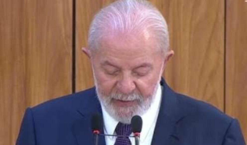 Ninguém esperava que uma mudança dessas viesse justamente de quem passou anos orbitando o mesmo campo político. Mas o que levou um senador, até então associado ao grupo de apoio ao presidente Lula na Bahia, a dar um passo tão brusco e declarar apoio a Flávio Bolsonaro em uma eventual disputa pela Presidência? A resposta parece simples à primeira vista, mas não é. Não se trata apenas de uma troca de lado, nem de uma fala isolada para chamar atenção. O movimento nasce de um acúmulo de insatisfações que vinha crescendo nos bastidores. Que insatisfações seriam essas? Segundo o próprio senador Angelo Coronel, o problema começou a ganhar forma quando ele se sentiu deixado de lado nas decisões políticas mais recentes. E é justamente aqui que muita gente se surpreende: o rompimento não apareceu do nada, ele foi sendo construído a partir de escolhas internas que, na visão dele, o colocaram em segundo plano. Mas deixado de lado por quem, exatamente? Pelo grupo político que dominou a composição mais importante no estado e que reuniu nomes centrais do PT baiano. Coronel ficou fora da chamada chapa “puro-sangue”, formada por Rui Costa, Jaques Wagner e Jerônimo Rodrigues. O que parecia apenas uma definição interna acabou tendo um efeito muito maior. Porque, quando alguém com trajetória e peso político percebe que não terá espaço, a reação dificilmente fica restrita ao silêncio. E por que isso importa tanto? Porque, em política, exclusão raramente é só exclusão. Muitas vezes, ela funciona como sinal. Sinal de perda de influência, de enfraquecimento dentro da aliança e, principalmente, de que o futuro pode estar sendo desenhado sem você. Mas há um detalhe que quase ninguém percebe: esse afastamento não atingiu apenas a relação com o PT. O que aconteceu depois ampliou ainda mais a ruptura. Angelo Coronel também encerrou sua aliança com Otto Alencar, até então um de seus principais aliados na Bahia. E por que essa separação pesa tanto? Porque Otto decidiu manter apoio ao grupo ligado a Lula na formação da chapa local. Ou seja, Coronel não rompeu apenas com um partido ou com uma decisão específica. Ele se afastou de uma engrenagem política inteira que antes ajudava a sustentar sua posição. Mas por que o apoio foi anunciado justamente para Flávio Bolsonaro? Essa é a pergunta que muda o tom de toda a história. Não bastava se distanciar do campo petista. Ao declarar apoio ao senador do PL do Rio de Janeiro em uma eventual corrida presidencial, Coronel transformou um descontentamento regional em um gesto de alcance nacional. E isso faz surgir outra dúvida: foi apenas reação emocional ou cálculo político? Pelo que foi declarado, o ponto central está na insatisfação com a forma como ele foi tratado nas composições internas. Só que há algo mais profundo nesse movimento. Quando um senador sai de uma aliança consolidada e aponta para outro polo político, ele não está apenas reclamando do passado. Está tentando reposicionar o próprio futuro. E é nesse ponto que a história deixa de ser apenas baiana. Ainda assim, por que essa decisão causou tanto impacto? Porque Angelo Coronel vinha de anos de alinhamento com o PT na Bahia. Sua mudança de posição quebra uma expectativa construída ao longo do tempo. E quando uma figura que parecia integrada a um grupo resolve atravessar a linha, a surpresa não está só no ato, mas no que ele sugere sobre as fissuras internas que já existiam. Só que existe uma pergunta que continua aberta: esse apoio representa uma mudança definitiva ou é o primeiro sinal de algo maior? A resposta completa ainda não apareceu. O que já se sabe é que o rompimento com Lula, o distanciamento do PT, a saída da chapa local e o fim da aliança com Otto Alencar criaram o cenário para uma virada que poucos imaginavam. No fim, o ponto principal é este: Angelo Coronel rompeu com o campo político que o acompanhou por anos, disse ter sido preterido nas articulações da Bahia e anunciou apoio a Flávio Bolsonaro para uma eventual disputa presidencial. Só que o mais intrigante talvez nem seja a ruptura em si. É o que ela pode antecipar sobre os próximos movimentos de quem, até pouco tempo atrás, parecia estar exatamente do outro lado.