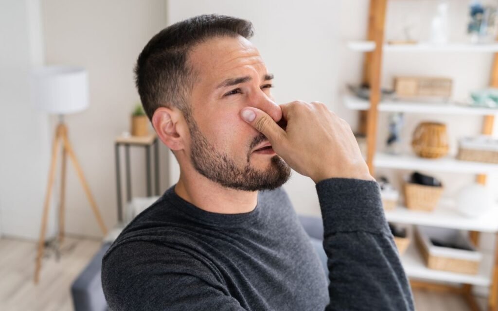 **Sentir o seu pum quente pode ser comum, mas especialista faz alerta sobre esse sintoma** Você já soltou gases e percebeu uma **sensação quente**? Essa experiência pode ser intrigante e até preocupante. Mas será que é normal? Segundo o médico Felipe Gazoni, formado pela FIMCA e pós-graduado em nutrologia, essa sensação geralmente não é grave, mas pode indicar que o seu **sistema digestivo** não está funcionando da melhor forma. **Por que os gases podem parecer quentes?** De acordo com Felipe Gazoni, a sensação de calor nos gases pode ter uma explicação digestiva. O calor do corpo e do metabolismo local, combinado com a mistura de ar engolido e conteúdo intestinal, pode gerar essa sensação. Ou seja, é algo que acontece naturalmente, mas não deve ser ignorado se ocorrer com frequência. **Quais são as causas dos gases quentes?** O calor percebido nos gases pode surgir por diferentes motivos. Entre eles estão a **retenção de gases**, um fluxo intestinal mais rápido ou alterações na composição do gás, como a presença de hidrogênio, dióxido de carbono ou metano. Além disso, certos alimentos e bebidas podem aumentar a produção de gases. Bebidas com gás, café, temperos fortes e carboidratos de cadeia curta são exemplos de itens que podem intensificar o desconforto. **Intolerâncias alimentares podem influenciar?** Sim, pessoas com intolerâncias alimentares, como à lactose ou frutose, também podem notar uma maior sensação de calor nos gases. Embora nem todo caso indique um problema grave, é preciso atenção se o sintoma persistir ou vier acompanhado de outros sinais. **Quais são os sinais de alerta?** Segundo Felipe, condições como **inflamação intestinal**, refluxo gastroesofágico ou má absorção de nutrientes podem se manifestar com gases quentes, entre outros sintomas. Fique atento a sinais de alerta, como dor abdominal intensa, perda de peso inexplicável, sangramentos, vômitos frequentes, diarreia ou prisão de ventre persistente. Caso algum desses sintomas apareça, a recomendação é procurar um gastroenterologista. **Como a dieta influencia nos gases?** Alguns alimentos e bebidas têm maior potencial de gerar gases mais "quentes" ou desconforto digestivo. Felipe reforça que o importante é observar como seu corpo reage. Pequenas mudanças na dieta podem ajudar a reduzir os desconfortos. Se a sensação de pum quente vier acompanhada de sintomas como febre alta, fadiga extrema, inchaço abdominal intenso ou dificuldades para engolir, é hora de procurar um médico. **Quando procurar ajuda médica?** Mesmo que gases quentes sejam comuns, sua persistência ou associação a outros sinais deve ser investigada para descartar problemas mais sérios. A orientação é clara: se houver persistência ou agravamento dos sintomas, buscar a avaliação de um especialista é essencial. Em resumo, sentir o pum quente pode ser uma experiência comum, mas é importante estar atento aos sinais que o corpo dá. Mudanças na dieta e a observação dos sintomas podem ajudar a identificar se há algo mais sério acontecendo. Segundo a publicação, a saúde digestiva é fundamental para o bem-estar geral, e qualquer alteração deve ser cuidadosamente monitorada.